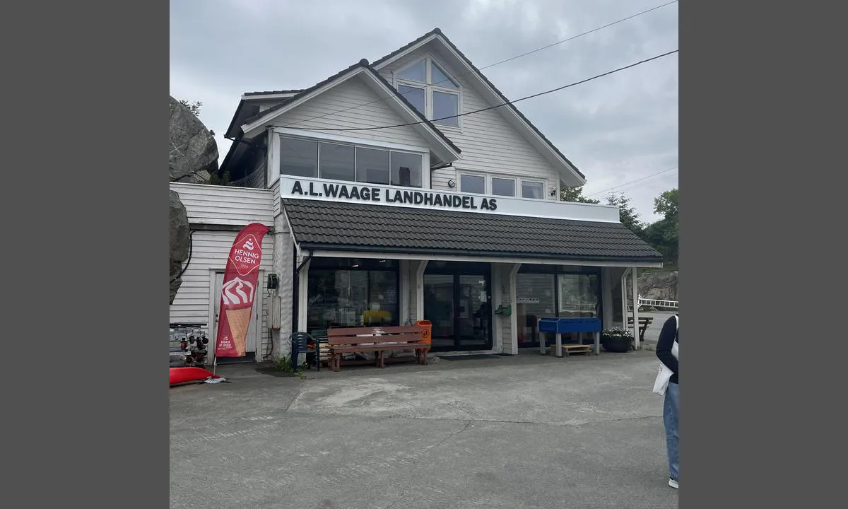 A.L. Waage Landhandel: {"base": "no", "no": "Ganske godt utvalg her, fra matvarer, fiskeutstyr, litt leker og anna kjekt \u00e5 ha. Det er ogs\u00e5 muligheter for matservering og et lite kafehj\u00f8rne. Hyggelig betjening.", "se": "Ganska bra utbud h\u00e4r, fr\u00e5n matvaror, fiskeredskap, lite leksaker och annat praktiskt att ha. Det finns ocks\u00e5 m\u00f6jligheter f\u00f6r matservering och ett litet caf\u00e9h\u00f6rn. Trevlig personal.", "en": "Quite a good selection here, from groceries, fishing gear, some toys, and other useful items. There are also options for food service and a small caf\u00e9 corner. Friendly staff.", "da": "Ganske godt udvalg her, fra madvarer, fiskeudstyr, lidt leget\u00f8j og andet godt at have. Der er ogs\u00e5 muligheder for servering af mad og et lille caf\u00e9hj\u00f8rne. Venligt personale.", "fr": "Bon choix ici, des aliments, des \u00e9quipements de p\u00eache, quelques jouets et d'autres choses utiles. Il y a aussi des possibilit\u00e9s de restauration et un petit coin caf\u00e9. Personnel accueillant.", "de": "Ziemlich gute Auswahl hier, von Lebensmitteln, Angelausr\u00fcstung, ein paar Spielzeugen und anderen n\u00fctzlichen Dingen. Es gibt auch M\u00f6glichkeiten zur Essensversorgung und eine kleine Caf\u00e9-Ecke. Freundliches Personal.", "es": "Bastante buena selecci\u00f3n aqu\u00ed, desde alimentos, equipo de pesca, algunos juguetes y otras cosas \u00fatiles. Tambi\u00e9n hay opciones para servicio de comida y una peque\u00f1a esquina de cafeter\u00eda. Personal amable.", "it": "Buona scelta qui, dai prodotti alimentari, attrezzi da pesca, pochi giocattoli e altre cose utili. Ci sono anche possibilit\u00e0 per la ristorazione e un piccolo angolo caff\u00e8. Personale cordiale.", "pt": "Bastante boa sele\u00e7\u00e3o aqui, desde mantimentos, equipamentos de pesca, alguns brinquedos e outras coisas \u00fateis. Tamb\u00e9m h\u00e1 op\u00e7\u00f5es de refei\u00e7\u00f5es e um pequeno canto de caf\u00e9. Atendimento amig\u00e1vel.", "nl": "Vrij goed aanbod hier, van levensmiddelen, visgerei, wat speelgoed en andere handige dingen. Er zijn ook mogelijkheden voor voedselvoorziening en een klein caf\u00e9hoekje. Vriendelijk personeel.", "pl": "Ca\u0142kiem du\u017cy wyb\u00f3r tutaj, od artyku\u0142\u00f3w spo\u017cywczych, sprz\u0119tu w\u0119dkarskiego, troch\u0119 zabawek i innych przydatnych rzeczy. S\u0105 te\u017c mo\u017cliwo\u015bci podawania posi\u0142k\u00f3w i ma\u0142y k\u0105cik kawiarniany. Mi\u0142a obs\u0142uga.", "uk": "\u0414\u043e\u0441\u0438\u0442\u044c \u0433\u0430\u0440\u043d\u0438\u0439 \u0432\u0438\u0431\u0456\u0440 \u0442\u0443\u0442: \u0432\u0456\u0434 \u043f\u0440\u043e\u0434\u0443\u043a\u0442\u0456\u0432 \u0445\u0430\u0440\u0447\u0443\u0432\u0430\u043d\u043d\u044f, \u0440\u0438\u0431\u0430\u043b\u044c\u0441\u044c\u043a\u043e\u0433\u043e \u0441\u043f\u043e\u0440\u044f\u0434\u0436\u0435\u043d\u043d\u044f, \u0442\u0440\u043e\u0445\u0438 \u0456\u0433\u0440\u0430\u0448\u043e\u043a \u0442\u0430 \u0456\u043d\u0448\u0438\u0445 \u043a\u043e\u0440\u0438\u0441\u043d\u0438\u0445 \u0440\u0435\u0447\u0435\u0439. \u0404 \u0442\u0430\u043a\u043e\u0436 \u043c\u043e\u0436\u043b\u0438\u0432\u0456\u0441\u0442\u044c \u0434\u043b\u044f \u0445\u0430\u0440\u0447\u0443\u0432\u0430\u043d\u043d\u044f \u0442\u0430 \u043d\u0435\u0432\u0435\u043b\u0438\u043a\u0438\u0439 \u043a\u0430\u0444\u0435-\u043a\u0443\u0442\u043e\u0447\u043e\u043a. \u041f\u0440\u0438\u0432\u0456\u0442\u043d\u0438\u0439 \u043f\u0435\u0440\u0441\u043e\u043d\u0430\u043b.", "ro": "O selec\u021bie destul de bun\u0103 aici, de la alimente, echipament de pescuit, c\u00e2teva juc\u0103rii \u0219i alte lucruri de care ai nevoie. Exist\u0103, de asemenea, posibilit\u0103\u021bi pentru servirea mesei \u0219i un mic col\u021b de cafea. Personal amabil.", "tr": "Olduk\u00e7a iyi bir \u00e7e\u015fitlilik var, g\u0131da \u00fcr\u00fcnleri, bal\u0131k\u00e7\u0131l\u0131k malzemeleri, biraz oyuncak ve ba\u015fka kullan\u0131\u015fl\u0131 \u015feyler. Yemek servisi ve k\u00fc\u00e7\u00fck bir kafe k\u00f6\u015fesi de mevcut. G\u00fcler y\u00fczl\u00fc personel.", "el": "\u0391\u03c1\u03ba\u03b5\u03c4\u03ac \u03ba\u03b1\u03bb\u03ae \u03c0\u03bf\u03b9\u03ba\u03b9\u03bb\u03af\u03b1 \u03b5\u03b4\u03ce, \u03b1\u03c0\u03cc \u03c4\u03c1\u03cc\u03c6\u03b9\u03bc\u03b1, \u03b5\u03be\u03bf\u03c0\u03bb\u03b9\u03c3\u03bc\u03cc \u03c8\u03b1\u03c1\u03ad\u03bc\u03b1\u03c4\u03bf\u03c2, \u03bb\u03af\u03b3\u03b1 \u03c0\u03b1\u03b9\u03c7\u03bd\u03af\u03b4\u03b9\u03b1 \u03ba\u03b1\u03b9 \u03ac\u03bb\u03bb\u03b1 \u03c7\u03c1\u03ae\u03c3\u03b9\u03bc\u03b1 \u03b5\u03af\u03b4\u03b7. \u03a5\u03c0\u03ac\u03c1\u03c7\u03bf\u03c5\u03bd \u03b5\u03c0\u03af\u03c3\u03b7\u03c2 \u03b4\u03c5\u03bd\u03b1\u03c4\u03cc\u03c4\u03b7\u03c4\u03b5\u03c2 \u03b3\u03b9\u03b1 \u03c3\u03af\u03c4\u03b9\u03c3\u03b7 \u03ba\u03b1\u03b9 \u03bc\u03b9\u03b1 \u03bc\u03b9\u03ba\u03c1\u03ae \u03b3\u03c9\u03bd\u03b9\u03ac \u03ba\u03b1\u03c6\u03ad. \u03a6\u03b9\u03bb\u03b9\u03ba\u03cc \u03c0\u03c1\u03bf\u03c3\u03c9\u03c0\u03b9\u03ba\u03cc.", "cs": "Docela dobr\u00fd v\u00fdb\u011br zde, od potravin, ryb\u00e1\u0159sk\u00e9ho vybaven\u00ed, trochu hra\u010dek a jin\u00fdch u\u017eite\u010dn\u00fdch v\u011bc\u00ed. Jsou zde tak\u00e9 mo\u017enosti stravov\u00e1n\u00ed a mal\u00fd k\u00e1vov\u00fd koutek. P\u0159\u00edjemn\u00fd person\u00e1l.", "hu": "El\u00e9g j\u00f3 v\u00e1laszt\u00e9k van itt, \u00e9lelmiszerekt\u0151l, horg\u00e1szfelszerel\u00e9sekt\u0151l kezdve, egy kev\u00e9s j\u00e1t\u00e9kkal \u00e9s m\u00e1s hasznos dolgokkal. Van lehet\u0151s\u00e9g \u00e9tkez\u00e9sre \u00e9s egy kis k\u00e1v\u00e9z\u00f3sarokra is. Bar\u00e1ts\u00e1gos kiszolg\u00e1l\u00e1s.", "fi": "Melko hyv\u00e4 valikoima t\u00e4\u00e4ll\u00e4, elintarvikkeista, kalastusv\u00e4lineist\u00e4, v\u00e4h\u00e4n leluja ja muuta mukavaa. Tarjolla on my\u00f6s ruokailumahdollisuuksia ja pieni kahvilanurkkaus. Yst\u00e4v\u00e4llinen henkil\u00f6kunta.", "bg": "\u0414\u043e\u0441\u0442\u0430 \u0434\u043e\u0431\u044a\u0440 \u0438\u0437\u0431\u043e\u0440 \u0442\u0443\u043a: \u043e\u0442 \u0445\u0440\u0430\u043d\u0438\u0442\u0435\u043b\u043d\u0438 \u043f\u0440\u043e\u0434\u0443\u043a\u0442\u0438, \u0440\u0438\u0431\u043e\u043b\u043e\u0432\u043d\u0438 \u0441\u044a\u043e\u0440\u044a\u0436\u0435\u043d\u0438\u044f, \u043c\u0430\u043b\u043a\u043e \u0438\u0433\u0440\u0430\u0447\u043a\u0438 \u0438 \u0434\u0440\u0443\u0433\u0438 \u043f\u043e\u043b\u0435\u0437\u043d\u0438 \u043d\u0435\u0449\u0430. \u0418\u043c\u0430 \u0441\u044a\u0449\u043e \u0432\u044a\u0437\u043c\u043e\u0436\u043d\u043e\u0441\u0442\u0438 \u0437\u0430 \u0445\u0440\u0430\u043d\u0435\u043d\u0435 \u0438 \u043c\u0430\u043b\u043a\u043e \u043a\u0430\u0444\u0435\u043d\u0435. \u041f\u0440\u0438\u044f\u0442\u0435\u043d \u043f\u0435\u0440\u0441\u043e\u043d\u0430\u043b.", "sr": "Prili\u010dno dobar izbor ovde, od namirnica, ribolova\u010dke opreme, malo igra\u010daka i drugih korisnih stvari. Tako\u0111e postoje mogu\u0107nosti za poslu\u017eivanje hrane i mali kafe kutak. Ljubazno osoblje.", "et": "Suhteliselt hea valik siin, alates toidukaupadest, kalap\u00fc\u00fcgivarustusest, veidi m\u00e4nguasju ja muud vajalikku. On ka v\u00f5imalused toidu serveerimiseks ja v\u00e4ike kohviku nurgake. S\u00f5bralik teenindus.", "lv": "Diezgan pla\u0161a izv\u0113le no p\u0101rtikas prec\u0113m, mak\u0161\u0137er\u0113\u0161anas piederumiem, rota\u013cliet\u0101m un cit\u0101m lietder\u012bg\u0101m liet\u0101m. Ir ar\u012b iesp\u0113jas \u0113din\u0101\u0161anai un neliels kafejn\u012bcas st\u016br\u012btis. Draudz\u012bgs person\u0101ls.", "lt": "Gana platus pasirinkimas, nuo maisto preki\u0173, \u017evejybos \u012frangos, \u0161iek tiek \u017eaisl\u0173 ir kit\u0173 nauding\u0173 daikt\u0173. Taip pat yra galimyb\u0117 gauti maisto ir ma\u017eas kavin\u0117s kampelis. Malonus aptarnavimas."}