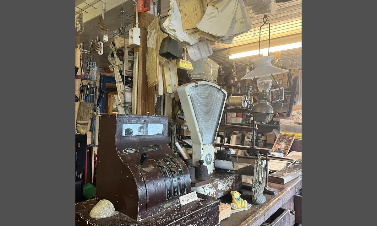 A.L. Waage Landhandel: {"base": "no", "no": "Fra den gamle butikken/museum. Verdt et bes\u00f8k.", "se": "Fr\u00e5n den gamla butiken/museet. V\u00e4rt ett bes\u00f6k.", "en": "From the old shop/museum. Worth a visit.", "da": "Fra den gamle butik/museum. V\u00e6rd et bes\u00f8g.", "fr": "Depuis l'ancien magasin/mus\u00e9e. Vaut une visite.", "de": "Von dem alten Laden/Museum. Einen Besuch wert.", "es": "Desde la antigua tienda/museo. Vale la pena una visita.", "it": "Dalla vecchia bottega/museo. Vale una visita.", "pt": "Da antiga loja/museu. Vale a pena uma visita.", "nl": "Vanuit de oude winkel/museum. Een bezoek waard.", "pl": "Ze starego sklepu/muzeum. Warte odwiedzenia.", "uk": "\u0417\u0456 \u0441\u0442\u0430\u0440\u043e\u0433\u043e \u043c\u0430\u0433\u0430\u0437\u0438\u043d\u0443/\u043c\u0443\u0437\u0435\u044e. \u0412\u0430\u0440\u0442\u043e \u0432\u0456\u0434\u0432\u0456\u0434\u0430\u0442\u0438.", "ro": "De la vechiul magazin/muzeu. Merit\u0103 o vizit\u0103.", "tr": "Eski d\u00fckkandan/m\u00fczeden. Ziyarete de\u011fer.", "el": "\u0391\u03c0\u03cc \u03c4\u03bf \u03c0\u03b1\u03bb\u03b9\u03cc \u03ba\u03b1\u03c4\u03ac\u03c3\u03c4\u03b7\u03bc\u03b1/\u03bc\u03bf\u03c5\u03c3\u03b5\u03af\u03bf. \u0391\u03be\u03af\u03b6\u03b5\u03b9 \u03bc\u03b9\u03b1 \u03b5\u03c0\u03af\u03c3\u03ba\u03b5\u03c8\u03b7.", "cs": "Z obchodu/muzea. Stoj\u00ed za n\u00e1v\u0161t\u011bvu.", "hu": "Az \u00f6reg bolt/m\u00fazeum. Meg\u00e9ri megl\u00e1togatni.", "fi": "Vanhalta kaupalta/museolta. Vierailun arvoinen.", "bg": "\u041e\u0442 \u0441\u0442\u0430\u0440\u0438\u044f \u043c\u0430\u0433\u0430\u0437\u0438\u043d/\u043c\u0443\u0437\u0435\u0439. \u0421\u0442\u0440\u0443\u0432\u0430 \u0441\u0438 \u043f\u043e\u0441\u0435\u0449\u0435\u043d\u0438\u0435\u0442\u043e.", "sr": "Iz stare prodavnice/muzeja. Vredno posete.", "et": "Vanast poest/muuseumist. Tasub k\u00fclastada.", "lv": "No vec\u0101 veikala/muzeja. Ir v\u0113rts apmekl\u0113t.", "lt": "Nuo senos parduotuv\u0117s/muziejaus. Verta apsilankyti."}