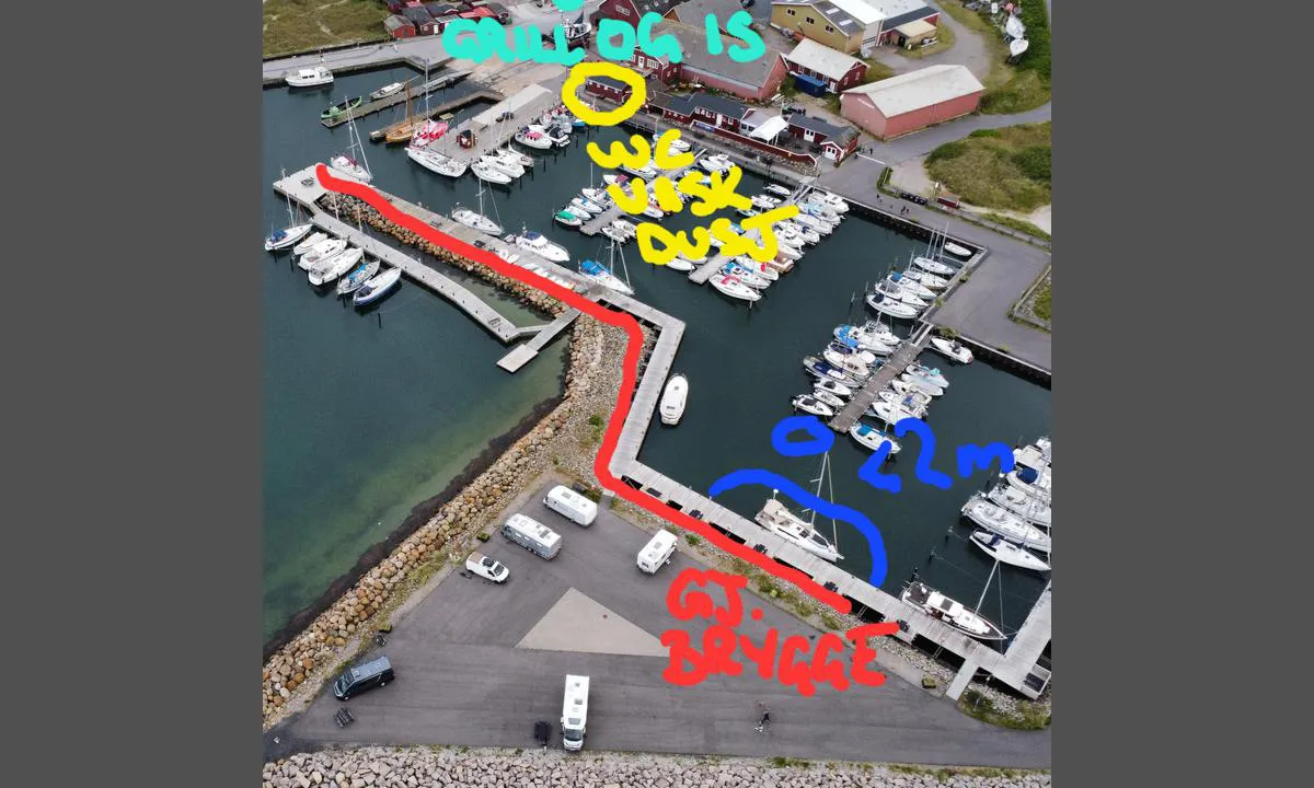 Aalbæk Havn: {"base": "no", "no": "Havnegrill og isbar, like utenfor bildet. \r\nOmr\u00e5der grunnere enn 2m merket bl\u00e5tt. (Info mottatt fra lokale helter)", "se": "Hamnkiosk och glassbar, precis utanf\u00f6r bilden.<br>Omr\u00e5den grundare \u00e4n 2m markerade bl\u00e5. (Info mottagen fr\u00e5n lokala hj\u00e4ltar)", "en": "Harbour grill and ice cream bar, just outside the picture. Areas shallower than 2m marked in blue. (Info received from local heroes)", "da": "Havnegrill og isbar, lige udenfor billedet.<br>Omr\u00e5der grundere end 2m m\u00e6rket med bl\u00e5t. (Info modtaget fra lokale helte)", "fr": "Grill du port et bar \u00e0 glaces, juste \u00e0 l'ext\u00e9rieur de l'image.<br>Les zones de moins de 2m de profondeur sont marqu\u00e9es en bleu. (Info re\u00e7ue de h\u00e9ros locaux)", "de": "Hafengrill und Eisdiele, direkt au\u00dferhalb des Bildes.<br>Bereiche, die flacher als 2 m sind, wurden blau markiert. (Informationen von lokalen Helden erhalten)", "es": "Parrilla del puerto y helader\u00eda, justo fuera de la imagen.<br> \u00c1reas con una profundidad menor de 2m marcadas en azul. (Informaci\u00f3n recibida de h\u00e9roes locales)", "it": "Griglieria del porto e gelateria, appena fuori dall'immagine. <br> Aree meno profonde di 2m segnate in blu. (Informazioni ricevute dagli eroi locali)", "pt": "Grelhados no porto e sorveteria, logo fora da imagem.<br>\u00c1reas com profundidade inferior a 2m marcadas em azul. (Informa\u00e7\u00e3o recebida de her\u00f3is locais)", "nl": "Havenbarbecue en ijssalon, net buiten de foto.<br>Gebieden die ondieper zijn dan 2m zijn blauw gemarkeerd. (Info ontvangen van lokale helden)", "pl": "Grill i porcie oraz lodziarnia, tu\u017c za zdj\u0119ciem. Obszary p\u0142ytsze ni\u017c 2m zaznaczone na niebiesko. (Informacje otrzymane od lokalnych bohater\u00f3w)", "uk": "\u0413\u0430\u0432\u0430\u043d\u0435\u0432\u0430 \u0433\u0440\u0438\u043b\u044c-\u043a\u0430\u0444\u0435 \u0442\u0430 \u043c\u043e\u0440\u043e\u0437\u0438\u0432\u043d\u0438\u0439 \u0431\u0430\u0440, \u043f\u0440\u044f\u043c\u043e \u0437\u0430 \u043c\u0435\u0436\u0430\u043c\u0438 \u0437\u043e\u0431\u0440\u0430\u0436\u0435\u043d\u043d\u044f. \u0420\u0430\u0439\u043e\u043d\u0438 \u0433\u043b\u0438\u0431\u0438\u043d\u043e\u044e \u043c\u0435\u043d\u0448\u0435 \u043d\u0456\u0436 2 \u043c \u043f\u043e\u0437\u043d\u0430\u0447\u0435\u043d\u0456 \u0441\u0438\u043d\u0456\u043c \u043a\u043e\u043b\u044c\u043e\u0440\u043e\u043c. (\u0406\u043d\u0444\u043e\u0440\u043c\u0430\u0446\u0456\u044f \u043e\u0442\u0440\u0438\u043c\u0430\u043d\u0430 \u0432\u0456\u0434 \u043c\u0456\u0441\u0446\u0435\u0432\u0438\u0445 \u0436\u0438\u0442\u0435\u043b\u0456\u0432)", "ro": "Gr\u0103tar \u0219i bar de \u00eenghe\u021bat\u0103 \u00een port, chiar \u00een afara imaginii.<br>Zonele cu o ad\u00e2ncime mai mic\u0103 de 2m sunt marcate cu albastru. (Informa\u021bii primite de la eroi locali)", "tr": "Liman \u0131zgara ve dondurma bar\u0131, resmin hemen d\u0131\u015f\u0131nda. 2 metreden s\u0131\u011f olan b\u00f6lgeler mavi ile i\u015faretlenmi\u015ftir. (Bilgi yerel kahramanlardan al\u0131nm\u0131\u015ft\u0131r)", "el": "\u03a8\u03b7\u03c3\u03c4\u03b1\u03c1\u03b9\u03ac \u03bb\u03b9\u03bc\u03b1\u03bd\u03b9\u03bf\u03cd \u03ba\u03b1\u03b9 \u03c0\u03b1\u03b3\u03c9\u03c4\u03b1\u03c1\u03af\u03b1, \u03b1\u03ba\u03c1\u03b9\u03b2\u03ce\u03c2 \u03ad\u03be\u03c9 \u03b1\u03c0\u03cc \u03c4\u03b7\u03bd \u03b5\u03b9\u03ba\u03cc\u03bd\u03b1. \u03a0\u03b5\u03c1\u03b9\u03bf\u03c7\u03ad\u03c2 \u03c1\u03b7\u03c7\u03cc\u03c4\u03b5\u03c1\u03b5\u03c2 \u03b1\u03c0\u03cc 2\u03bc \u03c3\u03b7\u03bc\u03b5\u03b9\u03ce\u03bd\u03bf\u03bd\u03c4\u03b1\u03b9 \u03bc\u03b5 \u03bc\u03c0\u03bb\u03b5. (\u03a0\u03bb\u03b7\u03c1\u03bf\u03c6\u03bf\u03c1\u03af\u03b5\u03c2 \u03bb\u03ae\u03c6\u03b8\u03b7\u03ba\u03b1\u03bd \u03b1\u03c0\u03cc \u03c4\u03bf\u03c0\u03b9\u03ba\u03bf\u03cd\u03c2 \u03ae\u03c1\u03c9\u03b5\u03c2)", "cs": "P\u0159\u00edstavn\u00ed gril a st\u00e1nek se zmrzlinou, hned mimo obr\u00e1zek.<br>Oblasti m\u011bl\u010d\u00ed ne\u017e 2m ozna\u010den\u00e9 mod\u0159e. (Info obdr\u017eena od m\u00edstn\u00edch hrdin\u016f)", "hu": "Kik\u00f6t\u0151i grill \u00e9s fagylaltb\u00e1r, k\u00f6zvetlen\u00fcl a k\u00e9pen k\u00edv\u00fcl.<br>2 m\u00e9tern\u00e9l sek\u00e9lyebb ter\u00fcletek k\u00e9k sz\u00ednnel jel\u00f6lve. (Inform\u00e1ci\u00f3 helyi h\u0151s\u00f6kt\u0151l kapva)", "fi": "Satamagrilli ja j\u00e4\u00e4tel\u00f6baari, aivan kuvan ulkopuolella. Alueet, jotka ovat matalampia kuin 2 m, on merkitty sinisell\u00e4. (Tieto vastaanotettu paikallisilta sankareilta)", "bg": "\u0425\u0430\u0440\u0431\u043e\u0440 \u0433\u0440\u0438\u043b \u0438 \u0441\u043b\u0430\u0434\u043e\u043b\u0435\u0434\u0435\u043d \u0431\u0430\u0440, \u0442\u043e\u0447\u043d\u043e \u0438\u0437\u0432\u044a\u043d \u0441\u043d\u0438\u043c\u043a\u0430\u0442\u0430.<br> \u0420\u0430\u0439\u043e\u043d\u0438 \u043f\u043e-\u043f\u043b\u0438\u0442\u043a\u0438 \u043e\u0442 2 \u043c, \u043c\u0430\u0440\u043a\u0438\u0440\u0430\u043d\u0438 \u0432 \u0441\u0438\u043d\u044c\u043e. (\u0418\u043d\u0444\u043e\u0440\u043c\u0430\u0446\u0438\u044f \u043f\u043e\u043b\u0443\u0447\u0435\u043d\u0430 \u043e\u0442 \u043c\u0435\u0441\u0442\u043d\u0438 \u0433\u0435\u0440\u043e\u0438)", "sr": "\u0420\u043e\u0448\u0442\u0438\u0459 \u043d\u0430 \u043f\u0440\u0438\u0441\u0442\u0430\u043d\u0438\u0448\u0442\u0443 \u0438 \u0431\u0430\u0440 \u0441\u0430 \u0441\u043b\u0430\u0434\u043e\u043b\u0435\u0434\u043e\u043c, \u043d\u0435\u043f\u043e\u0441\u0440\u0435\u0434\u043d\u043e \u0438\u0437\u0432\u0430\u043d \u0441\u043b\u0438\u043a\u0435. \u041f\u043e\u0434\u0440\u0443\u0447\u0458\u0430 \u043f\u043b\u0438\u0442\u0459\u0430 \u043e\u0434 2\u043c \u043e\u0437\u043d\u0430\u0447\u0435\u043d\u0430 \u0441\u0443 \u043f\u043b\u0430\u0432\u043e\u043c \u0431\u043e\u0458\u043e\u043c. (\u0418\u043d\u0444\u043e\u0440\u043c\u0430\u0446\u0438\u0458\u0430 \u043f\u0440\u0438\u043c\u0459\u0435\u043d\u0430 \u043e\u0434 \u043b\u043e\u043a\u0430\u043b\u043d\u0438\u0445 \u0445\u0435\u0440\u043e\u0458\u0430)", "et": "Sadamagrill ja j\u00e4\u00e4tisebaar, otse pildist v\u00e4ljas. Alla 2-meetrised alad on m\u00e4rgitud sinisega. (Info saadud kohalikelt kangelastelt)", "lv": "Ostas grils un sald\u0113jumu b\u0101rs, tie\u0161i \u0101rpus att\u0113la.<br> Apgabali, kuru dzi\u013cums ir maz\u0101ks par 2m, ir iez\u012bm\u0113ti zil\u0101 kr\u0101s\u0101. (Inform\u0101cija no viet\u0113jiem varo\u0146iem)", "lt": "Uostogrilis ir led\u0173 baras, vos ne nuotraukose. Teritorijos, kuri\u0173 gylis ma\u017eesnis nei 2m, pa\u017eym\u0117tos m\u0117lynai. (Informacija gauta i\u0161 vietini\u0173 heroj\u0173)"}