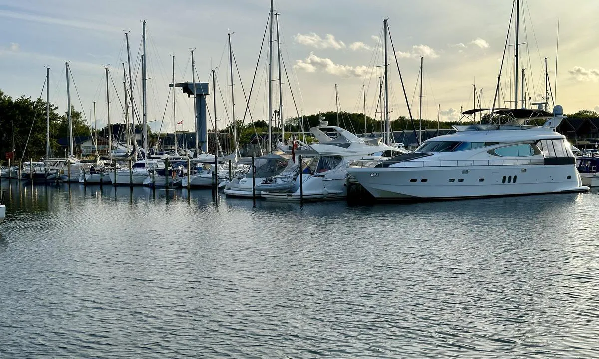 Aarøsund Lystbådehavn Amba: {"base": "no", "no": "Fort\u00f8yning kan gj\u00f8res mellom p\u00e5ler eller longside p\u00e5 endene av bryggen.", "se": "F\u00f6rt\u00f6jning kan g\u00f6ras mellan p\u00e5lar eller l\u00e5ngsides vid \u00e4ndarna av bryggan.", "en": "Mooring can be done between poles or alongside the ends of the pier.", "da": "Fort\u00f8jning kan ske mellem p\u00e6le eller langside ved enderne af broen.", "fr": "L'amarrage peut se faire entre les pieux ou en longside aux extr\u00e9mit\u00e9s du quai.", "de": "Das Festmachen kann zwischen Dalben oder l\u00e4ngsseits an den Enden des Stegs erfolgen.", "es": "El amarre se puede hacer entre pilotes o al costado largo en los extremos del muelle.", "it": "L'ormeggio pu\u00f2 essere effettuato tra le palificazioni o lungo i lati alle estremit\u00e0 del molo.", "pt": "Amarra\u00e7\u00e3o pode ser feita entre estacas ou de lado nas extremidades do cais.", "nl": "Afleren kunnen langs palen of langszij aandeinden van de steiger vastgemaakt worden.", "pl": "Mooring mo\u017cna wykonywa\u0107 mi\u0119dzy palami lub longside na ko\u0144cach nabrze\u017ca.", "uk": "\u0428\u0432\u0430\u0440\u0442\u0443\u0432\u0430\u043d\u043d\u044f \u043c\u043e\u0436\u0435 \u0437\u0434\u0456\u0439\u0441\u043d\u044e\u0432\u0430\u0442\u0438\u0441\u044f \u043c\u0456\u0436 \u043f\u0430\u043b\u044f\u043c\u0438 \u0430\u0431\u043e \u043b\u0430\u0433\u043e\u043c \u043d\u0430 \u043a\u0456\u043d\u0446\u044f\u0445 \u043f\u0440\u0438\u0447\u0430\u043b\u0443.", "ro": "Ancorarea se poate face \u00eentre st\u00e2lpi sau pe lateralul cap\u0103tului de ponton.", "tr": "Ba\u011flama kaz\u0131klar aras\u0131nda veya iskele u\u00e7lar\u0131nda longside yap\u0131labilir.", "el": "\u039c\u03c0\u03bf\u03c1\u03b5\u03af\u03c4\u03b5 \u03bd\u03b1 \u03b4\u03ad\u03c3\u03b5\u03c4\u03b5 \u03b1\u03bd\u03ac\u03bc\u03b5\u03c3\u03b1 \u03c3\u03b5 \u03c0\u03b1\u03c3\u03c3\u03ac\u03bb\u03bf\u03c5\u03c2 \u03ae \u03c0\u03b1\u03c1\u03ac\u03bb\u03bb\u03b7\u03bb\u03b1 \u03c3\u03c4\u03b9\u03c2 \u03ac\u03ba\u03c1\u03b5\u03c2 \u03c4\u03b7\u03c2 \u03b1\u03c0\u03bf\u03b2\u03ac\u03b8\u03c1\u03b1\u03c2.", "cs": "Otev\u0159en\u00ed kotvi\u0161t\u011b se prov\u00e1d\u00ed mezi piloty nebo pod\u00e9l stran konc\u016f mola.", "hu": "Kik\u00f6t\u00e9s c\u00f6l\u00f6p\u00f6k k\u00f6z\u00e9 vagy a m\u00f3l\u00f3 v\u00e9g\u00e9hez oldalt lehet.", "fi": "Kiinnitys voidaan tehd\u00e4 paalujen v\u00e4liin tai pitkitt\u00e4in laiturin p\u00e4ihin.", "bg": "\u0428\u0432\u0430\u0440\u0442\u043e\u0432\u0430\u043d\u0435\u0442\u043e \u043c\u043e\u0436\u0435 \u0434\u0430 \u0441\u0435 \u0438\u0437\u0432\u044a\u0440\u0448\u0438 \u043c\u0435\u0436\u0434\u0443 \u043a\u043e\u043b\u043e\u0432\u0435 \u0438\u043b\u0438 \u043d\u0430 \u0434\u044a\u043b\u0436\u0438\u043d\u0430\u0442\u0430 \u043d\u0430 \u043a\u0440\u0430\u044f \u043d\u0430 \u043a\u0435\u044f.", "sr": "\u0412\u0435\u0437\u0438\u0432\u0430\u045a\u0435 \u0441\u0435 \u043c\u043e\u0436\u0435 \u043e\u0431\u0430\u0432\u0438\u0442\u0438 \u0438\u0437\u043c\u0435\u0452\u0443 \u0441\u0442\u0443\u0431\u043e\u0432\u0430 \u0438\u043b\u0438 \u0431\u043e\u043a\u043e\u043c \u043d\u0430 \u043a\u0440\u0430\u0458\u0435\u0432\u0438\u043c\u0430 \u043f\u0440\u0438\u0441\u0442\u0430\u043d\u0438\u0448\u0442\u0430.", "et": "Kinnitumine v\u00f5ib toimuda vaiade vahel v\u00f5i kaid m\u00f6\u00f6da otstes sildudes.", "lv": "Piestiprin\u0101\u0161anu var veikt starp p\u0101\u013ciem vai pie piest\u0101tnes galiem.", "lt": "Laiv\u0173 tvirtinimas gali b\u016bti atliekamas tarp stulp\u0173 arba i\u0161ilgai prieplaukos gal\u0173."}