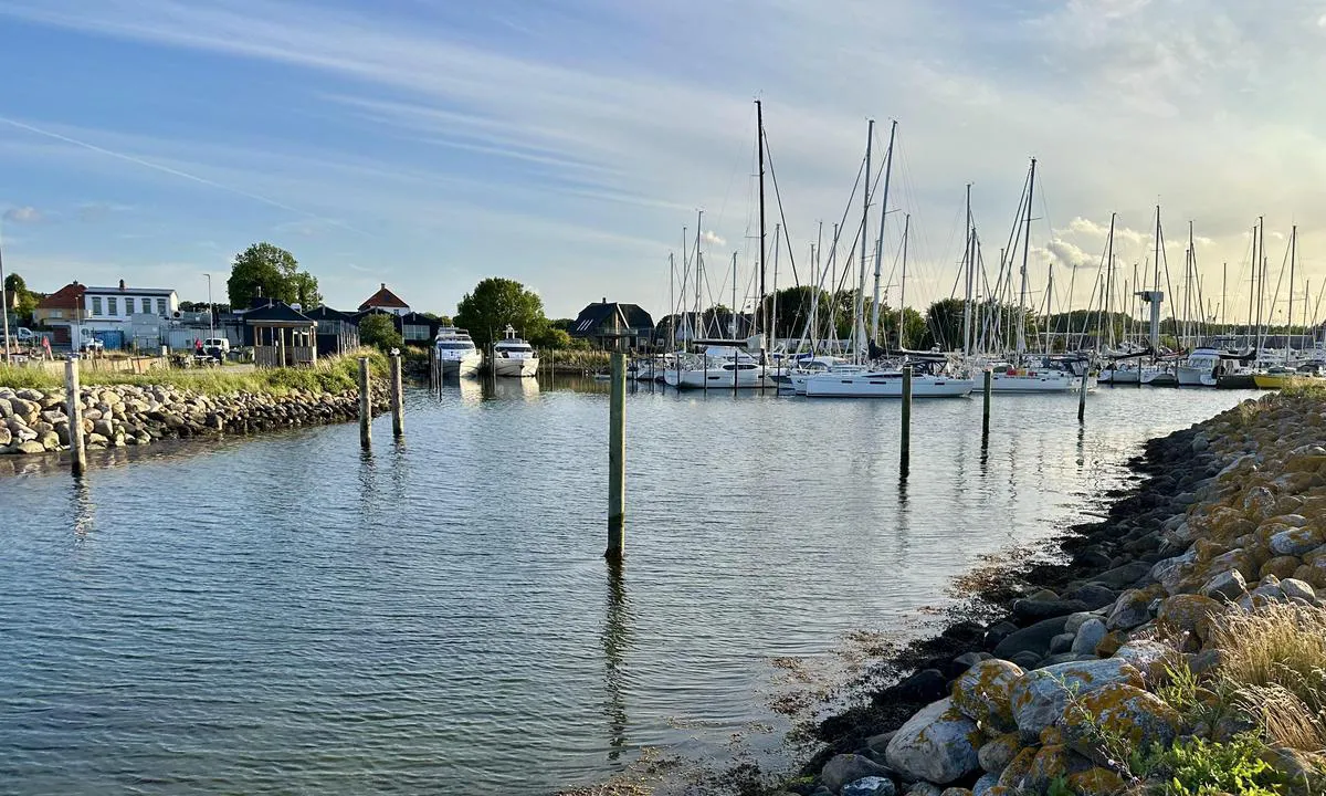 Aarøsund Lystbådehavn Amba: {"base": "no", "no": "Trangt innl\u00f8p til havna. Stokker p\u00e5 hver side av innl\u00f8pet.", "se": "Tr\u00e5ngt inlopp till hamnen. St\u00e4nger p\u00e5 varje sida av inloppet.", "en": "Narrow entrance to the harbor. Posts on each side of the entrance.", "da": "Sn\u00e6vert indl\u00f8b til havnen. Stokke p\u00e5 hver side af indl\u00f8bet.", "fr": "Entr\u00e9e \u00e9troite au port. Piquets de chaque c\u00f4t\u00e9 de l'entr\u00e9e.", "de": "Enger Durchgang zur Hafen. Pf\u00e4hle auf jeder Seite des Einlaufs.", "es": "Entrada estrecha al puerto. Estacas a cada lado de la entrada.", "it": "Ingresso stretto al porto. Pali su ogni lato dell'ingresso.", "pt": "Entrada estreita para o porto. Estacas em cada lado da entrada.", "nl": "Nauwe ingang naar de haven. Palen aan beide zijden van de ingang.", "pl": "W\u0105skie wej\u015bcie do portu. Pale po obu stronach wej\u015bcia.", "uk": "\u0412\u0443\u0437\u044c\u043a\u0438\u0439 \u0432\u0445\u0456\u0434 \u0434\u043e \u0433\u0430\u0432\u0430\u043d\u0456. \u041a\u0456\u043b\u043a\u0438 \u0437 \u043e\u0431\u043e\u0445 \u0431\u043e\u043a\u0456\u0432 \u0432\u0445\u043e\u0434\u0443.", "ro": "Intrare \u00eengust\u0103 \u00een port. Pari pe fiecare parte a intr\u0103rii.", "tr": "Limana dar giri\u015f. Giri\u015fin her iki taraf\u0131nda kaz\u0131klar.", "el": "\u03a3\u03c4\u03b5\u03bd\u03ae \u03b5\u03af\u03c3\u03bf\u03b4\u03bf\u03c2 \u03c3\u03c4\u03bf \u03bb\u03b9\u03bc\u03ac\u03bd\u03b9. \u0395\u03ba\u03c4\u03bf\u03be\u03b5\u03cd\u03c3\u03b5\u03b9\u03c2 \u03ba\u03b1\u03b9 \u03c3\u03c4\u03b9\u03c2 \u03b4\u03cd\u03bf \u03c0\u03bb\u03b5\u03c5\u03c1\u03ad\u03c2 \u03c4\u03b7\u03c2 \u03b5\u03b9\u03c3\u03cc\u03b4\u03bf\u03c5.", "cs": "\u00dazk\u00fd vjezd do p\u0159\u00edstavu. K\u016fly na ka\u017ed\u00e9 stran\u011b vjezdu.", "hu": "Szoros bej\u00e1rat a kik\u00f6t\u0151be. C\u00f6l\u00f6p\u00f6k mindk\u00e9t oldalon a bej\u00e1ratn\u00e1l.", "fi": "Kapea sis\u00e4\u00e4nk\u00e4ynti satamaan. Paalut kummallakin puolella sis\u00e4\u00e4nk\u00e4ynti\u00e4.", "bg": "\u0422\u0435\u0441\u0435\u043d \u0432\u0445\u043e\u0434 \u043a\u044a\u043c \u043f\u0440\u0438\u0441\u0442\u0430\u043d\u0438\u0449\u0435\u0442\u043e. \u041a\u043e\u043b\u043e\u0432\u0435 \u043e\u0442 \u0434\u0432\u0435\u0442\u0435 \u0441\u0442\u0440\u0430\u043d\u0438 \u043d\u0430 \u0432\u0445\u043e\u0434\u0430.", "sr": "Uski ulaz u luku. Stubovi sa obe strane ulaza.", "et": "Sadama kitsas sissep\u00e4\u00e4s. Palkid m\u00f5lemal pool sissep\u00e4\u00e4su.", "lv": "\u0160aura ieeja ost\u0101. Stabi katr\u0101 ieejas pus\u0113.", "lt": "Siauras \u012fplaukimas \u012f uost\u0105. R\u0105stai i\u0161 abiej\u0173 \u012fplaukimo pusi\u0173."}