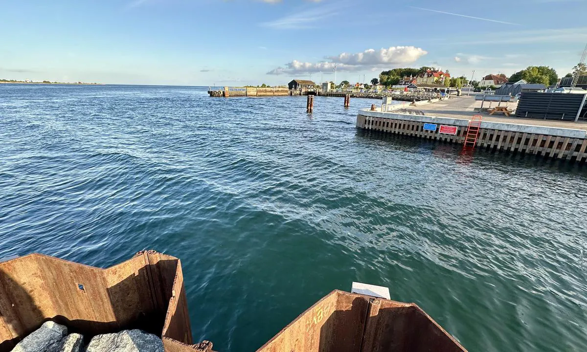 Aarøsund Lystbådehavn Amba: {"base": "no", "no": "Mye str\u00f8m rett p\u00e5 utsiden av innl\u00f8pet", "se": "Mycket str\u00f6m precis utanf\u00f6r inloppet", "en": "Strong current right outside the entrance", "da": "Meget str\u00f8m lige uden for indl\u00f8bet", "fr": "Forte courant juste \u00e0 l'ext\u00e9rieur de l'entr\u00e9e", "de": "Starker Str\u00f6mung direkt au\u00dferhalb der Einfahrt", "es": "Mucha corriente justo fuera de la entrada", "it": "Forte corrente proprio all'esterno dell'ingresso", "pt": "Muita correnteza logo fora da entrada", "nl": "Sterke stroming net buiten de ingang", "pl": "Silny pr\u0105d tu\u017c na zewn\u0105trz wej\u015bcia", "uk": "\u0421\u0438\u043b\u044c\u043d\u0430 \u0442\u0435\u0447\u0456\u044f \u043f\u0440\u044f\u043c\u043e \u0437\u0430 \u043c\u0435\u0436\u0430\u043c\u0438 \u0432\u0445\u043e\u0434\u0443", "ro": "Curent puternic chiar \u00een afara intr\u0103rii", "tr": "Giri\u015fin hemen d\u0131\u015f\u0131nda \u00e7ok ak\u0131nt\u0131 var", "el": "\u03a0\u03bf\u03bb\u03bb\u03bf\u03af \u03c1\u03b5\u03cd\u03bc\u03b1\u03c4\u03b1 \u03b1\u03ba\u03c1\u03b9\u03b2\u03ce\u03c2 \u03ad\u03be\u03c9 \u03b1\u03c0\u03cc \u03c4\u03b7\u03bd \u03b5\u03af\u03c3\u03bf\u03b4\u03bf", "cs": "Siln\u00fd proud p\u0159\u00edmo p\u0159ed vchodem", "hu": "Er\u0151s \u00e1raml\u00e1s r\u00f6gt\u00f6n a bej\u00e1rat k\u00fcls\u0151 r\u00e9sz\u00e9n", "fi": "Paljon virtausta aivan sis\u00e4\u00e4nk\u00e4ynnin ulkopuolella", "bg": "\u0421\u0438\u043b\u043d\u043e \u0442\u0435\u0447\u0435\u043d\u0438\u0435 \u0442\u043e\u0447\u043d\u043e \u0438\u0437\u0432\u044a\u043d \u0432\u0445\u043e\u0434\u0430", "sr": "Jaka struja odmah ispred ulaza", "et": "Tugev vool otse sissep\u00e4\u00e4su v\u00e4lisk\u00fcljel", "lv": "Liela straume tie\u0161i \u0101rpus ieejas", "lt": "Didel\u0117 srov\u0117 tiesiai u\u017e \u012fplaukimo vietos"}