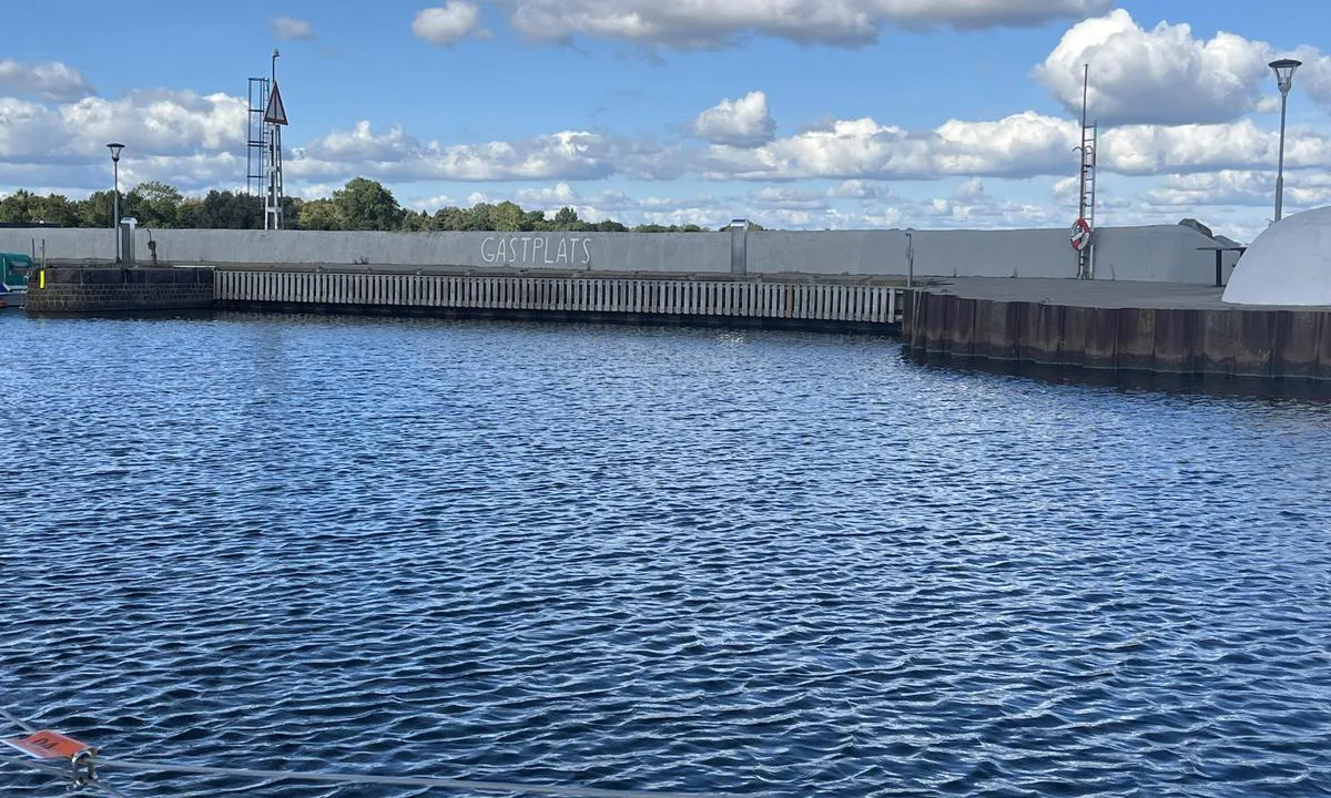 Abbekås: {"base": "en", "no": "Dedikerte gjestebrygger rundt havnen. Fort\u00f8yning langskips.", "se": "Dedikerade g\u00e4stbryggor runt hamnen. Langsides f\u00f6rt\u00f6jning.", "en": "Dedicated guest piers around the harbour. Alongside mooring.", "da": "Dedikerede g\u00e6stebroer rundt om havnen. Langskibsfort\u00f8jning.", "fr": "Quais d\u00e9di\u00e9s pour les invit\u00e9s autour du port. Amarrage \u00e0 couple.", "de": "Speziell f\u00fcr G\u00e4ste reservierte Stege rund um den Hafen. L\u00e4ngsseits Anlegen.", "es": "Muelles dedicados para visitantes alrededor del puerto. Amarre de costado.", "it": "Pontili dedicati agli ospiti intorno al porto. Ormeggio affiancato.", "pt": "P\u00ederes dedicados a convidados em volta do porto. Atraca\u00e7\u00e3o ao longo.", "nl": "Toegewezen gastenpieren rondom de haven. Langszij afmeren.", "pl": "Dedykowane nabrze\u017ca dla go\u015bci wok\u00f3\u0142 portu. Cumowanie r\u00f3wnoleg\u0142e.", "uk": "\u0421\u043f\u0435\u0446\u0456\u0430\u043b\u044c\u043d\u043e \u0432\u0438\u0434\u0456\u043b\u0435\u043d\u0456 \u043f\u0440\u0438\u0447\u0430\u043b\u0438 \u0434\u043b\u044f \u0433\u043e\u0441\u0442\u0435\u0439 \u043d\u0430\u0432\u043a\u043e\u043b\u043e \u0433\u0430\u0432\u0430\u043d\u0456. \u0421\u0442\u0438\u043a\u0443\u0432\u0430\u043d\u043d\u044f \u043e\u0431\u0430\u0431\u0456\u0447.", "ro": "Pontoane dedicate pentru oaspe\u021bi \u00een jurul portului. Ancorare la cheu.", "tr": "Liman \u00e7evresinde ayr\u0131lm\u0131\u015f misafir iskeleleri. Bordalama.", "el": "\u0391\u03c6\u03b9\u03b5\u03c1\u03c9\u03bc\u03ad\u03bd\u03b5\u03c2 \u03b1\u03c0\u03bf\u03b2\u03ac\u03b8\u03c1\u03b5\u03c2 \u03b5\u03c0\u03b9\u03c3\u03ba\u03b5\u03c0\u03c4\u03ce\u03bd \u03b3\u03cd\u03c1\u03c9 \u03b1\u03c0\u03cc \u03c4\u03bf \u03bb\u03b9\u03bc\u03ac\u03bd\u03b9. \u03a0\u03bb\u03b1\u03b3\u03b9\u03bf\u03b4\u03ad\u03c4\u03b7\u03c3\u03b7.", "cs": "Vyhrazen\u00e1 mola pro hosty kolem p\u0159\u00edstavu. P\u0159\u00ed\u010dn\u00e9 kotven\u00ed.", "hu": "A kik\u00f6t\u0151 k\u00f6r\u00fcli vend\u00e9gpontonok. Oldals\u00f3 kik\u00f6t\u00e9s.", "fi": "Erityiset vieraslaiturit sataman ymp\u00e4rill\u00e4. Sivukiinnitys.", "bg": "\u041f\u043e\u0441\u0432\u0435\u0442\u0435\u043d\u0438 \u043a\u0435\u0439\u043e\u0432\u0435 \u0437\u0430 \u0433\u043e\u0441\u0442\u0438 \u043e\u043a\u043e\u043b\u043e \u043f\u0440\u0438\u0441\u0442\u0430\u043d\u0438\u0449\u0435\u0442\u043e. \u0428\u0432\u0430\u0440\u0442\u043e\u0432\u0430\u043d\u0435 \u0434\u043e \u043a\u0435\u044f.", "sr": "Posve\u0107eni vezovi za goste oko luke. Privez uz obalu.", "et": "P\u00fchendatud k\u00fclaliste kaid sadama \u00fcmber. K\u00f5rvuti sildumine.", "lv": "\u012apa\u0161i viesu piest\u0101tnes apk\u0101rt ostai. Piest\u0101\u0161ana pie izvirz\u012bjum\u0101m.", "lt": "Sve\u010diams skirtos krantin\u0117s aplink uost\u0105. Priri\u0161imas prie \u0161onin\u0117s krantin\u0117s."}