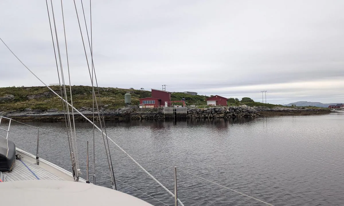 Abelvær - Brennholmen: {"base": "en", "no": "Ser mot s\u00f8r", "se": "Ser s\u00f6derut", "en": "Looking south", "da": "Ser mod syd", "fr": "Vue vers le sud", "de": "Blick nach S\u00fcden", "es": "Mirando al sur", "it": "Guardando a sud", "pt": "Olhando para o sul", "nl": "Kijkend naar het zuiden", "pl": "Patrz\u0105c na po\u0142udnie", "uk": "\u0412\u0438\u0433\u043b\u044f\u0434 \u043d\u0430 \u043f\u0456\u0432\u0434\u0435\u043d\u044c", "ro": "Privind spre sud", "tr": "G\u00fcney'e bak\u0131\u015f", "el": "\u039a\u03bf\u03b9\u03c4\u03ac\u03b6\u03bf\u03bd\u03c4\u03b1\u03c2 \u03bd\u03cc\u03c4\u03b9\u03b1", "cs": "Pohled na jih", "hu": "D\u00e9lre n\u00e9zve", "fi": "Katsoen etel\u00e4\u00e4n", "bg": "\u0413\u043b\u0435\u0434\u0430\u043d\u0435 \u043d\u0430 \u044e\u0433", "sr": "Gledaju\u0107i prema jugu", "et": "Vaade l\u00f5unasse", "lv": "Skatoties uz dienvidiem", "lt": "\u017di\u016brint \u012f pietus"}