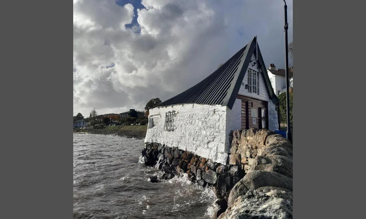 {"base": "en", "no": "Aberdour B\u00e5tklubb inneholder dusj og toaletter. Du er ogs\u00e5 velkommen til \u00e5 bruke salongen og byssefacilitetene", "se": "Aberdour Boat Club inneh\u00e5ller dusch och toaletter. Du \u00e4r ocks\u00e5 v\u00e4lkommen att anv\u00e4nda loungen och byssans faciliteter.", "en": "Aberdour Boat Club contains, shower and toilets. You are also welcome to use the lounge and galley facilities", "da": "Aberdour Boat Club indeholder bruser og toiletter. Du er ogs\u00e5 velkommen til at bruge lounge og kabys faciliteter"}