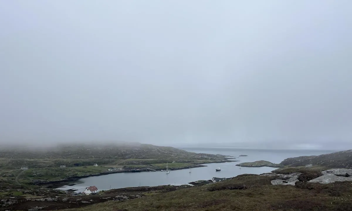 Acairseid Mor, Eriskay: {"base": "en", "no": "Ankrende b\u00e5ter med privat fort\u00f8yning, andre fra venstre", "se": "F\u00f6rt\u00f6jda b\u00e5tar med privat f\u00f6rt\u00f6jning andra fr\u00e5n v\u00e4nster", "en": "Anchored boats with private mooring second from left", "da": "Ankrede b\u00e5de med privat fort\u00f8jning n\u00e6st til venstre", "fr": "Bateaux ancr\u00e9s avec mouillage priv\u00e9 deuxi\u00e8me depuis la gauche", "de": "Ankerboote mit privater Mooring, vom linken Ufer aus gesehen das zweite von links", "es": "Barcos anclados con amarre privado segundo desde la izquierda", "it": "Barche ancorate con ormeggio privato secondo da sinistra", "pt": "Barcos ancorados com amarra\u00e7\u00e3o privada, segundo da esquerda", "nl": "Aangemeerde boten met priv\u00e9-aanlegplaats, tweede vanaf links", "pl": "Zakorzenione \u0142odzie z prywatnym cumowaniem drugie od lewej", "uk": "\u041f\u0440\u0438\u0432'\u044f\u0437\u0430\u043d\u0456 \u0447\u043e\u0432\u043d\u0438 \u0437 \u043f\u0440\u0438\u0432\u0430\u0442\u043d\u043e\u044e \u0441\u0442\u043e\u044f\u043d\u043a\u043e\u044e, \u0434\u0440\u0443\u0433\u0456 \u0437\u043b\u0456\u0432\u0430", "ro": "B\u0103rci ancorate cu loc de acostare privat, al doilea din st\u00e2nga", "tr": "Demirli tekneler \u00f6zel \u015famand\u0131ra ile soldan ikinci", "el": "\u0391\u03b3\u03ba\u03c5\u03c1\u03bf\u03b2\u03bf\u03bb\u03b7\u03bc\u03ad\u03bd\u03b1 \u03c3\u03ba\u03ac\u03c6\u03b7 \u03bc\u03b5 \u03b9\u03b4\u03b9\u03c9\u03c4\u03b9\u03ba\u03ae \u03c0\u03c1\u03cc\u03c3\u03b4\u03b5\u03c3\u03b7 \u03b4\u03b5\u03cd\u03c4\u03b5\u03c1\u03b1 \u03b1\u03c0\u03cc \u03b1\u03c1\u03b9\u03c3\u03c4\u03b5\u03c1\u03ac", "cs": "Zakotven\u00e9 lod\u011b s soukrom\u00fdm kotvi\u0161t\u011bm druh\u00e9 zleva", "hu": "Horgonyzott haj\u00f3k priv\u00e1t kik\u00f6t\u00e9ssel balr\u00f3l a m\u00e1sodik", "fi": "Ankkuroidut veneet yksityisell\u00e4 kiinnityksell\u00e4 toinen vasemmalta", "bg": "\u0417\u0430\u043a\u043e\u0442\u0432\u0435\u043d\u0438 \u043b\u043e\u0434\u043a\u0438 \u0441 \u0447\u0430\u0441\u0442\u043d\u0438 \u0448\u0432\u0430\u0440\u0442\u043e\u0432\u0438 \u0432\u0442\u043e\u0440\u0438 \u043e\u0442\u043b\u044f\u0432\u043e", "sr": "Usidreni \u010damci sa privatnim vezom drugi s leve strane", "et": "Ankrus paadid eraviisilistel poideldel, teine vasakult", "lv": "Enkurotas laivas ar priv\u0101tu piest\u0101tni otr\u0101 no kreis\u0101s", "lt": "Inkaruoti laivai su priva\u010diomis pri\u0161vartuot\u0117mis antras i\u0161 kair\u0117s"}