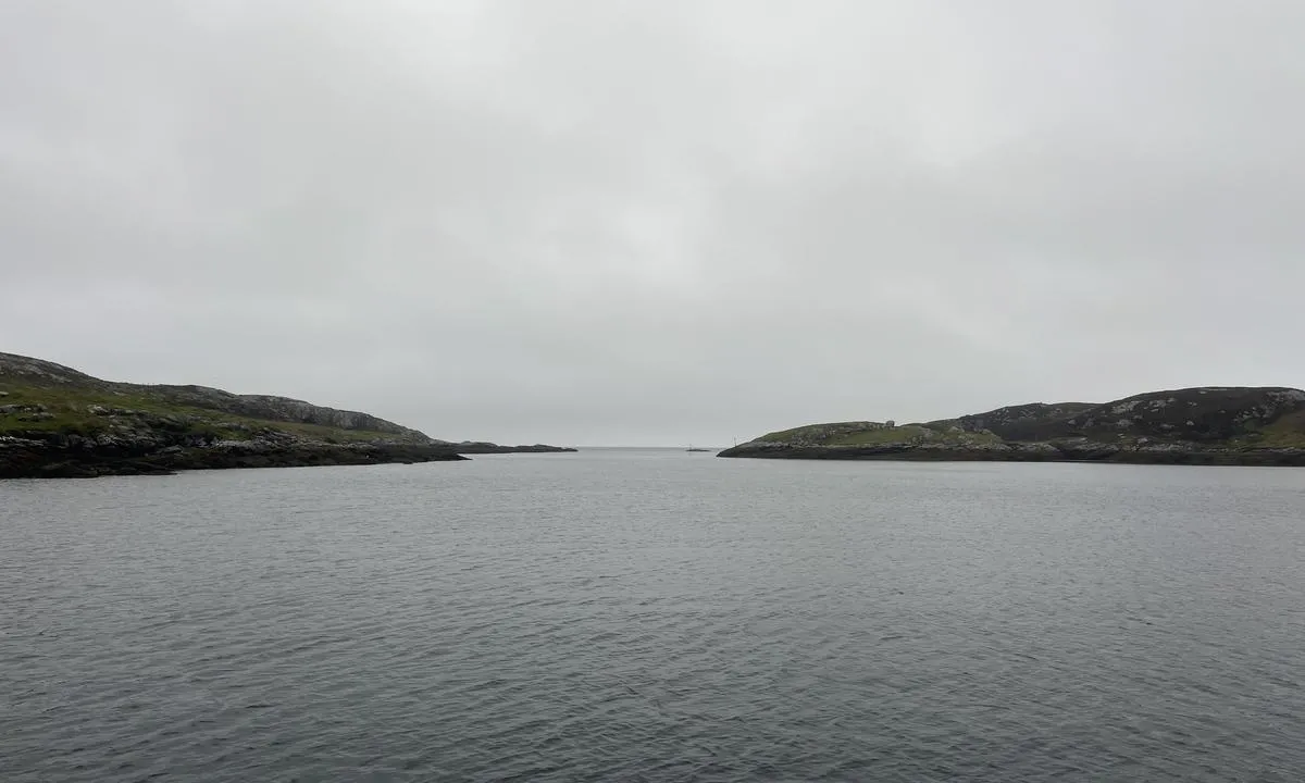 Acairseid Mor, Eriskay: Looking east to entrance - poles/beacons visible