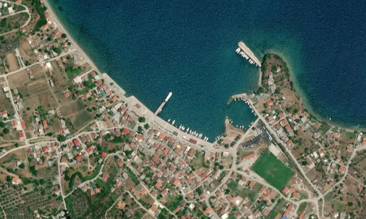 Flyfoto av Achilleio Town Quay