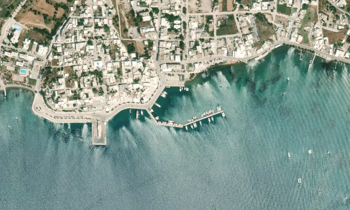 Flyfoto av Adamantas Harbour