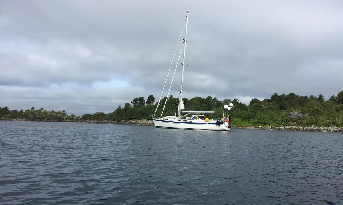 Ådnøya: Seilbåt på svai i ytre del av pollene.