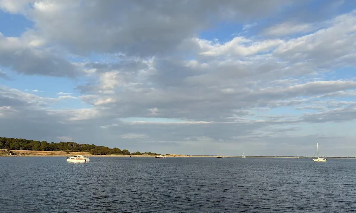Æbelø W: {"base": "no", "no": "Popul\u00e6r naturhavn der det ankres opp langs hele vestsiden av \u00c6bel\u00f8 p\u00e5 3-5 m dybde", "se": "Popul\u00e4r naturhamn d\u00e4r man ankrar l\u00e4ngs hela v\u00e4stsidan av \u00c6bel\u00f8 p\u00e5 3-5 m djup", "en": "Popular natural harbor where anchoring is done along the entire west side of \u00c6bel\u00f8 at a depth of 3-5 meters", "da": "Popul\u00e6r naturhavn, hvor man ankrer op langs hele vestsiden af \u00c6bel\u00f8 p\u00e5 3-5 m dybde", "fr": "Port naturel populaire o\u00f9 l'on jette l'ancre le long de tout le c\u00f4t\u00e9 ouest d'\u00c6bel\u00f8 \u00e0 une profondeur de 3-5 m", "de": "Beliebter Naturhafen, in dem entlang der gesamten Westseite von \u00c6bel\u00f8 in 3-5 m Tiefe geankert wird.", "es": "Puerto natural popular donde se fondea a lo largo de todo el lado oeste de \u00c6bel\u00f8 a una profundidad de 3-5 m", "it": "Porto naturale popolare dove si pu\u00f2 ancorare lungo tutto il lato ovest di \u00c6bel\u00f8 a una profondit\u00e0 di 3-5 m", "pt": "Porto natural popular, onde se pode ancorar ao longo de todo o lado oeste de \u00c6bel\u00f8 em profundidades de 3-5 m", "nl": "Populaire natuurlijke haven waar langs de hele westkant van \u00c6bel\u00f8 wordt voor anker gegaan op een diepte van 3-5 m", "pl": "Popularna naturalna przysta\u0144, w kt\u00f3rej kotwiczy si\u0119 wzd\u0142u\u017c ca\u0142ej zachodniej strony \u00c6bel\u00f8 na g\u0142\u0119boko\u015bci 3-5 m", "uk": "\u041f\u043e\u043f\u0443\u043b\u044f\u0440\u043d\u0430 \u043f\u0440\u0438\u0440\u043e\u0434\u043d\u0430 \u0433\u0430\u0432\u0430\u043d\u044c, \u0434\u0435 \u044f\u043a\u0456\u0440 \u043a\u0438\u0434\u0430\u044e\u0442\u044c \u0443\u0437\u0434\u043e\u0432\u0436 \u0443\u0441\u044c\u043e\u0433\u043e \u0437\u0430\u0445\u0456\u0434\u043d\u043e\u0433\u043e \u0431\u043e\u043a\u0443 \u00c6bel\u00f8 \u043d\u0430 \u0433\u043b\u0438\u0431\u0438\u043d\u0456 3-5 \u043c", "ro": "Port natural popular unde se ancoreaz\u0103 de-a lungul \u00eentregii p\u0103r\u021bi de vest a insulei \u00c6bel\u00f8 la o ad\u00e2ncime de 3-5 m", "tr": "Pop\u00fcler do\u011fal liman, \u00c6bel\u00f8'n\u00fcn bat\u0131 taraf\u0131 boyunca 3-5 m derinlikte demirlenir", "el": "\u0394\u03b7\u03bc\u03bf\u03c6\u03b9\u03bb\u03ad\u03c2 \u03c6\u03c5\u03c3\u03b9\u03ba\u03cc \u03bb\u03b9\u03bc\u03ac\u03bd\u03b9 \u03cc\u03c0\u03bf\u03c5 \u03b3\u03af\u03bd\u03b5\u03c4\u03b1\u03b9 \u03b1\u03b3\u03ba\u03c5\u03c1\u03bf\u03b2\u03cc\u03bb\u03b7\u03c3\u03b7 \u03c3\u03b5 \u03cc\u03bb\u03bf \u03c4\u03bf \u03b4\u03c5\u03c4\u03b9\u03ba\u03cc \u03bc\u03ad\u03c1\u03bf\u03c2 \u03c4\u03bf\u03c5 \u00c6bel\u00f8 \u03c3\u03b5 \u03b2\u03ac\u03b8\u03bf\u03c2 3-5 \u03bc.", "cs": "Popul\u00e1rn\u00ed p\u0159\u00edrodn\u00ed p\u0159\u00edstav, kde se kotv\u00ed pod\u00e9l cel\u00e9ho z\u00e1padn\u00edho pob\u0159e\u017e\u00ed \u00c6bel\u00f8 v hloubce 3-5 m", "hu": "N\u00e9pszer\u0171 term\u00e9szetes kik\u00f6t\u0151, ahol \u00c6bel\u00f8 nyugati oldal\u00e1n horgonyoznak 3-5 m m\u00e9lys\u00e9gben", "fi": "Suosittu luonnonsatama, jossa ankkurointi koko \u00c6bel\u00f8n l\u00e4nsirannikkoon 3-5 metrin syvyydess\u00e4", "bg": "\u041f\u043e\u043f\u0443\u043b\u044f\u0440\u043d\u043e \u0435\u0441\u0442\u0435\u0441\u0442\u0432\u0435\u043d\u043e \u043f\u0440\u0438\u0441\u0442\u0430\u043d\u0438\u0449\u0435, \u043a\u044a\u0434\u0435\u0442\u043e \u0441\u0435 \u0445\u0432\u044a\u0440\u043b\u044f \u043a\u043e\u0442\u0432\u0430 \u043f\u043e \u0446\u044f\u043b\u0430\u0442\u0430 \u0437\u0430\u043f\u0430\u0434\u043d\u0430 \u0441\u0442\u0440\u0430\u043d\u0430 \u043d\u0430 \u00c6bel\u00f8 \u043d\u0430 3-5 \u043c \u0434\u044a\u043b\u0431\u043e\u0447\u0438\u043d\u0430", "sr": "Popularna prirodna luka gde se sidri du\u017e cele zapadne strane \u00c6bel\u00f8-a na dubini od 3-5 metara", "et": "Populaarne looduslik sadam, kus ankurdutakse kogu \u00c6bel\u00f8 l\u00e4\u00e4nek\u00fclje ulatuses 3-5 m s\u00fcgavusel", "lv": "Popul\u0101ra dabas osta, kur enkurojas gar visu bures salas \u00c6bel\u00f8 rietumu pusi 3-5 m dzi\u013cum\u0101", "lt": "Populiarus gamtos uostas, kur laivai \u0161vartuojasi i\u0161ilgai vakarin\u0117s \u00c6bel\u00f8 salos pus\u0117s 3-5 m gylyje"}