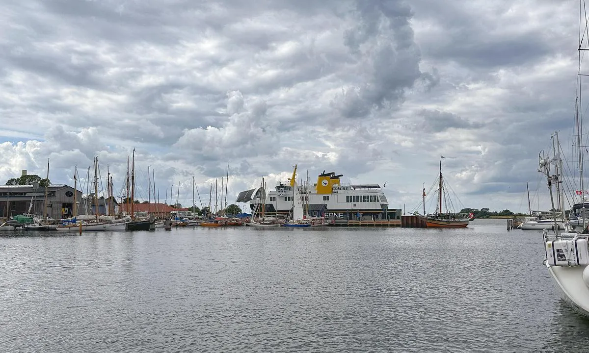 Ærøskøbing gamle havn: {"base": "da", "no": "\u00c6r\u00f8sk\u00f8bing gamle havn, nordlig retning.", "se": "\u00c6r\u00f8sk\u00f8bing gamla hamn, nordlig riktning.", "en": "\u00c6r\u00f8sk\u00f8bing old harbour, north direction.", "da": "\u00c6r\u00f8sk\u00f8bing gamle havn, nordlig retning.", "fr": "Ancien port d'\u00c6r\u00f8sk\u00f8bing, direction nord.", "de": "Alter Hafen von \u00c6r\u00f8sk\u00f8bing, n\u00f6rdliche Richtung.", "es": "Puerto viejo de \u00c6r\u00f8sk\u00f8bing, direcci\u00f3n norte.", "it": "Porto vecchio di \u00c6r\u00f8sk\u00f8bing, direzione nord.", "pt": "Porto antigo de \u00c6r\u00f8sk\u00f8bing, dire\u00e7\u00e3o norte.", "nl": "\u00c6r\u00f8sk\u00f8bing oude haven, noordelijke richting.", "pl": "Stary port \u00c6r\u00f8sk\u00f8bing, kierunek p\u00f3\u0142nocny.", "uk": "\u0421\u0442\u0430\u0440\u0438\u0439 \u043f\u043e\u0440\u0442 \u0415\u0440\u0435\u0441\u043a\u043e\u0431\u0456\u043d\u0433, \u043f\u0456\u0432\u043d\u0456\u0447\u043d\u0438\u0439 \u043d\u0430\u043f\u0440\u044f\u043c\u043e\u043a.", "ro": "Portul vechi din \u00c6r\u00f8sk\u00f8bing, direc\u021bia nord.", "tr": "\u00c6r\u00f8sk\u00f8bing eski liman, kuzey istikameti.", "el": "\u03a0\u03b1\u03bb\u03b1\u03b9\u03cc \u03bb\u03b9\u03bc\u03ac\u03bd\u03b9 \u00c6r\u00f8sk\u00f8bing, \u03b2\u03cc\u03c1\u03b5\u03b9\u03b1 \u03ba\u03b1\u03c4\u03b5\u03cd\u03b8\u03c5\u03bd\u03c3\u03b7.", "cs": "Star\u00e1 p\u0159\u00edstav \u00c6r\u00f8sk\u00f8bing, severn\u00ed sm\u011br.", "hu": "\u00c6r\u00f8sk\u00f8bing r\u00e9gi kik\u00f6t\u0151, \u00e9szaki ir\u00e1ny.", "fi": "\u00c6r\u00f8sk\u00f8bingin vanha satama, pohjoinen suunta.", "bg": "\u0421\u0442\u0430\u0440\u043e\u0442\u043e \u043f\u0440\u0438\u0441\u0442\u0430\u043d\u0438\u0449\u0435 \u043d\u0430 \u00c6r\u00f8sk\u00f8bing, \u0441\u0435\u0432\u0435\u0440\u043d\u043e \u043d\u0430\u043f\u0440\u0430\u0432\u043b\u0435\u043d\u0438\u0435.", "sr": "\u0421\u0442\u0430\u0440\u0430 \u043b\u0443\u043a\u0430 \u00c6\u0440\u00f8\u0441\u043a\u00f8bing, \u0441\u0435\u0432\u0435\u0440\u043d\u0438 \u043f\u0440\u0430\u0432\u0430\u0446.", "et": "\u00c6r\u00f8sk\u00f8bing vanal sadamal, p\u00f5hja suunas.", "lv": "\u00c6r\u00f8sk\u00f8bing vec\u0101 osta, zieme\u013cu virziens.", "lt": "Senasis \u00c6r\u00f8sk\u00f8bing uostas, \u0161iaurin\u0117 kryptis."}