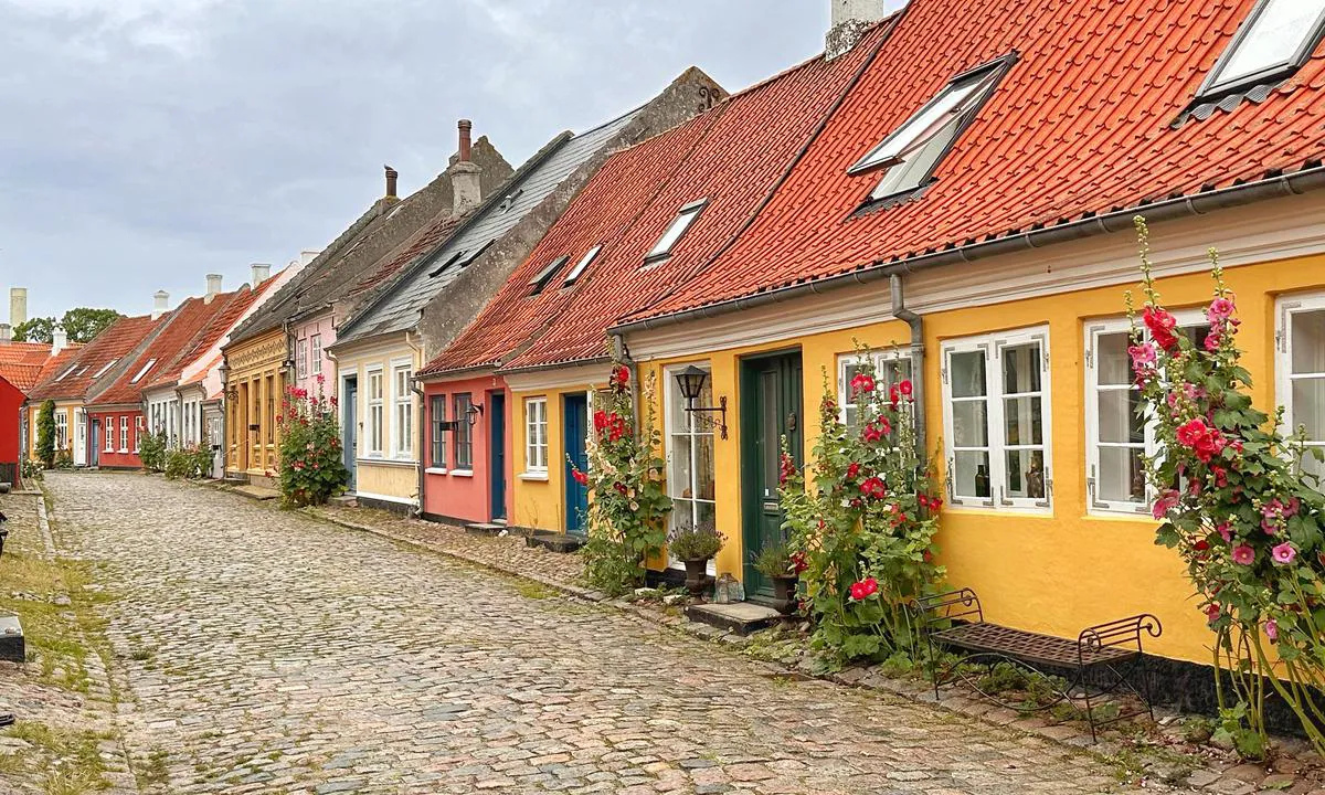 Ærøskøbing gamle havn: {"base": "da", "no": "\u00c6r\u00f8sk\u00f8ping gamle by.", "se": "\u00c4r\u00f6sk\u00f6ping gamla stad.", "en": "\u00c6r\u00f8sk\u00f8bing old town.", "da": "\u00c6r\u00f8sk\u00f8ping gamle by.", "fr": "La vieille ville d'\u00c6r\u00f8sk\u00f8ping.", "de": "\u00c6r\u00f8sk\u00f8ping Altstadt.", "es": "La ciudad vieja de \u00c6r\u00f8sk\u00f8ping.", "it": "La citt\u00e0 vecchia di \u00c6r\u00f8sk\u00f8bing.", "pt": "A cidade velha de \u00c6r\u00f8sk\u00f8ping.", "nl": "\u00c6r\u00f8sk\u00f8bing oude stad.", "pl": "Stare miasto \u00c6r\u00f8sk\u00f8bing.", "uk": "\u0421\u0442\u0430\u0440\u0435 \u043c\u0456\u0441\u0442\u043e \u0415\u0440\u0451\u0441\u043a\u044c\u043e\u043f\u0456\u043d\u0433.", "ro": "Ora\u0219ul vechi \u00c6r\u00f8sk\u00f8bing.", "tr": "\u00c6r\u00f8sk\u00f8ping eski \u015fehir.", "el": "\u0397 \u03c0\u03b1\u03bb\u03b9\u03ac \u03c0\u03cc\u03bb\u03b7 \u03c4\u03bf\u03c5 \u00c6r\u00f8sk\u00f8bing.", "cs": "Star\u00e9 m\u011bsto \u00c6r\u00f8sk\u00f8ping.", "hu": "\u00c6r\u00f8sk\u00f8bing \u00f3v\u00e1ros.", "fi": "\u00c6r\u00f8sk\u00f8pingin vanha kaupunki.", "bg": "\u0421\u0442\u0430\u0440\u0438\u044f\u0442 \u0433\u0440\u0430\u0434 \u043d\u0430 \u00c6r\u00f8sk\u00f8ping.", "sr": "Stari grad \u00c6r\u00f8sk\u00f8pinga.", "et": "\u00c6r\u00f8sk\u00f8ping vana linn.", "lv": "\u00c6r\u00f8sk\u00f8pinga vecpils\u0113ta.", "lt": "Senoji \u00c6r\u00f8sk\u00f8pingo miesto dalis."}