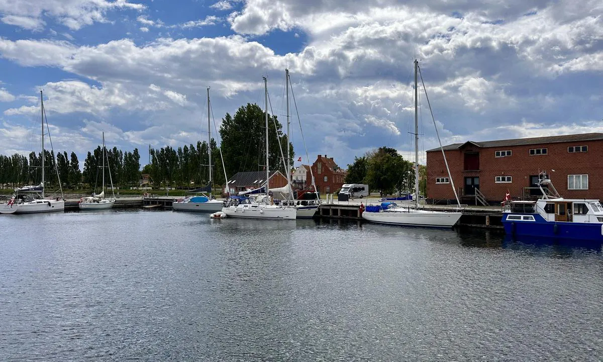 Ærøskøbing gamle havn: {"base": "da", "no": "\u00c6r\u00f8sk\u00f8bing gamle havn, s\u00f8rvestlig retning.", "se": "\u00c6r\u00f8sk\u00f8bing gamla hamn, sydv\u00e4stlig riktning.", "en": "\u00c6r\u00f8sk\u00f8bing old harbour, southwesterly direction.", "da": "\u00c6r\u00f8sk\u00f8bing gamle havn, sydvestlig retning.", "fr": "Le vieux port d'\u00c6r\u00f8sk\u00f8bing, direction sud-ouest.", "de": "Alter Hafen von \u00c6r\u00f8sk\u00f8bing, s\u00fcdwestliche Richtung.", "es": "Puerto antiguo de \u00c6r\u00f8sk\u00f8bing, direcci\u00f3n suroeste.", "it": "Vecchio porto di \u00c6r\u00f8sk\u00f8bing, direzione sud-ovest.", "pt": "Porto antigo de \u00c6r\u00f8sk\u00f8bing, dire\u00e7\u00e3o sudoeste.", "nl": "\u00c6r\u00f8sk\u00f8bing oude haven, zuidwestelijke richting.", "pl": "Stary port \u00c6r\u00f8sk\u00f8bing, kierunek po\u0142udniowo-zachodni.", "uk": "\u0421\u0442\u0430\u0440\u0438\u0439 \u043f\u043e\u0440\u0442 \u0415\u0440\u0435\u0441\u043a\u043e\u0431\u0456\u043d\u0433, \u043f\u0456\u0432\u0434\u0435\u043d\u043d\u043e-\u0437\u0430\u0445\u0456\u0434\u043d\u0438\u0439 \u043d\u0430\u043f\u0440\u044f\u043c\u043e\u043a.", "ro": "Portul vechi \u00c6r\u00f8sk\u00f8bing, direc\u021bia sud-vest.", "tr": "\u00c6r\u00f8sk\u00f8bing eski liman\u0131, g\u00fcneybat\u0131 y\u00f6n\u00fc.", "el": "\u03a0\u03b1\u03bb\u03b9\u03cc \u03bb\u03b9\u03bc\u03ac\u03bd\u03b9 \u03c4\u03bf\u03c5 \u00c6r\u00f8sk\u00f8bing, \u03bd\u03bf\u03c4\u03b9\u03bf\u03b4\u03c5\u03c4\u03b9\u03ba\u03ae \u03ba\u03b1\u03c4\u03b5\u03cd\u03b8\u03c5\u03bd\u03c3\u03b7.", "cs": "Star\u00fd p\u0159\u00edstav \u00c6r\u00f8sk\u00f8bing, jihoz\u00e1padn\u00ed sm\u011br.", "hu": "\u00c6r\u00f8sk\u00f8bing r\u00e9gi kik\u00f6t\u0151, d\u00e9lnyugati ir\u00e1nyban.", "fi": "\u00c6r\u00f8sk\u00f8bingin vanha satama, lounaaseen.", "bg": "\u0421\u0442\u0430\u0440\u043e\u0442\u043e \u043f\u0440\u0438\u0441\u0442\u0430\u043d\u0438\u0449\u0435 \u043d\u0430 \u00c6r\u00f8sk\u00f8bing, \u044e\u0433\u043e\u0437\u0430\u043f\u0430\u0434\u043d\u0430 \u043f\u043e\u0441\u043e\u043a\u0430.", "sr": "Stara luka \u00c6r\u00f8sk\u00f8bing, jugozapadni pravac.", "et": "\u00c6r\u00f8sk\u00f8bing vana sadam, edelassuunas.", "lv": "\u00c6r\u00f8sk\u00f8bing vec\u0101 osta, dienvidrietumu virziens.", "lt": "Senoji \u00c6r\u00f8sk\u00f8bing uostas, pietvakari\u0173 kryptis."}