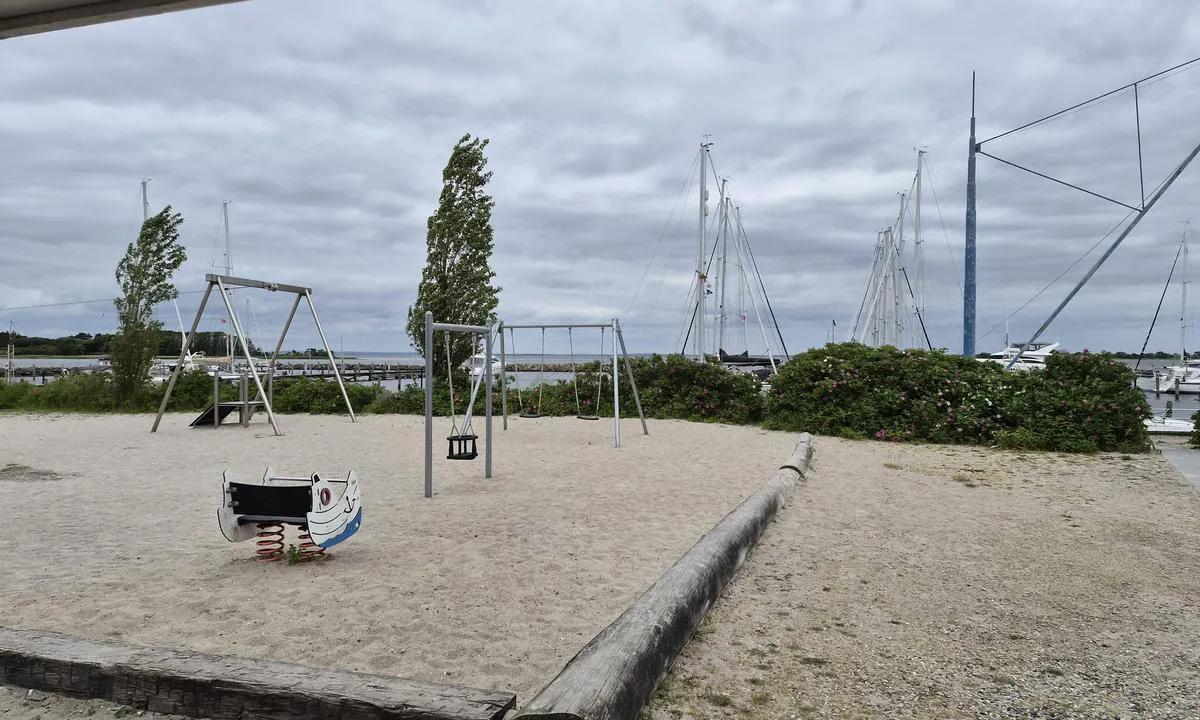Ærøskøbing Vestre Bådehavn: {"base": "no", "no": "Lekepark ved siden av havn og bygg med dusj og toalett.", "se": "Lekpark bredvid hamn och byggnad med dusch och toalett.", "en": "Playground next to the harbor and building with shower and toilet.", "da": "Legepark ved siden af havn og bygning med bruser og toilet.", "fr": "Parc de jeux \u00e0 c\u00f4t\u00e9 du port et b\u00e2timent avec douche et toilette.", "de": "Spielplatz neben dem Hafen und Geb\u00e4ude mit Dusche und Toilette.", "es": "Parque infantil junto al puerto y edificio con ducha y aseo.", "it": "Parco giochi accanto al porto e edificio con doccia e toilette.", "pt": "Parque infantil ao lado do porto e edif\u00edcio com chuveiro e toalete.", "nl": "Speelpark naast de haven en gebouw met douche en toilet.", "pl": "Plac zabaw obok portu oraz budynek z prysznicem i toalet\u0105.", "uk": "\u0406\u0433\u0440\u043e\u0432\u0438\u0439 \u043c\u0430\u0439\u0434\u0430\u043d\u0447\u0438\u043a \u043f\u043e\u0440\u0443\u0447 \u0437 \u0433\u0430\u0432\u0430\u043d\u043d\u044e \u0442\u0430 \u0431\u0443\u0434\u0456\u0432\u043b\u044f \u0437 \u0434\u0443\u0448\u0435\u043c \u0456 \u0442\u0443\u0430\u043b\u0435\u0442\u043e\u043c.", "ro": "Parc de joac\u0103 l\u00e2ng\u0103 port \u0219i cl\u0103dire cu du\u0219 \u0219i toalet\u0103.", "tr": "Liman\u0131n yan\u0131nda oyun park\u0131 ve du\u015f ile tuvalet bulunan bina.", "el": "\u03a0\u03b1\u03b9\u03b4\u03b9\u03ba\u03ae \u03c7\u03b1\u03c1\u03ac \u03b4\u03af\u03c0\u03bb\u03b1 \u03c3\u03c4\u03bf \u03bb\u03b9\u03bc\u03ac\u03bd\u03b9 \u03ba\u03b1\u03b9 \u03ba\u03c4\u03af\u03c1\u03b9\u03bf \u03bc\u03b5 \u03bd\u03c4\u03bf\u03c5\u03c2 \u03ba\u03b1\u03b9 \u03c4\u03bf\u03c5\u03b1\u03bb\u03ad\u03c4\u03b5\u03c2.", "cs": "D\u011btsk\u00e9 h\u0159i\u0161t\u011b vedle p\u0159\u00edstavu a budovy se sprchou a toaletou.", "hu": "J\u00e1tsz\u00f3t\u00e9r a kik\u00f6t\u0151 mellett, \u00e9p\u00fclettel, amely zuhanyz\u00f3val \u00e9s WC-vel rendelkezik.", "fi": "Leikkipuisto sataman vieress\u00e4 ja rakennus suihkulla ja WC:ll\u00e4.", "bg": "\u0414\u0435\u0442\u0441\u043a\u0430 \u043f\u043b\u043e\u0449\u0430\u0434\u043a\u0430 \u0434\u043e \u043f\u0440\u0438\u0441\u0442\u0430\u043d\u0438\u0449\u0435\u0442\u043e \u0438 \u0441\u0433\u0440\u0430\u0434\u0430 \u0441 \u0434\u0443\u0448 \u0438 \u0442\u043e\u0430\u043b\u0435\u0442\u043d\u0430.", "sr": "\u0414\u0435\u0447\u0458\u0438 \u043f\u0430\u0440\u043a \u043f\u043e\u0440\u0435\u0434 \u043b\u0443\u043a\u0435 \u0438 \u0437\u0433\u0440\u0430\u0434\u0430 \u0441\u0430 \u0442\u0443\u0448\u0435\u043c \u0438 \u0442\u043e\u0430\u043b\u0435\u0442\u043e\u043c.", "et": "M\u00e4nguv\u00e4ljak sadama k\u00f5rval ja hoone koos du\u0161i ja tualetiga.", "lv": "B\u0113rnu rota\u013cu laukums blakus ostai un \u0113ka ar du\u0161u un tualeti.", "lt": "\u017daidim\u0173 aik\u0161tel\u0117 \u0161alia uosto ir pastato su du\u0161u bei tualetu."}