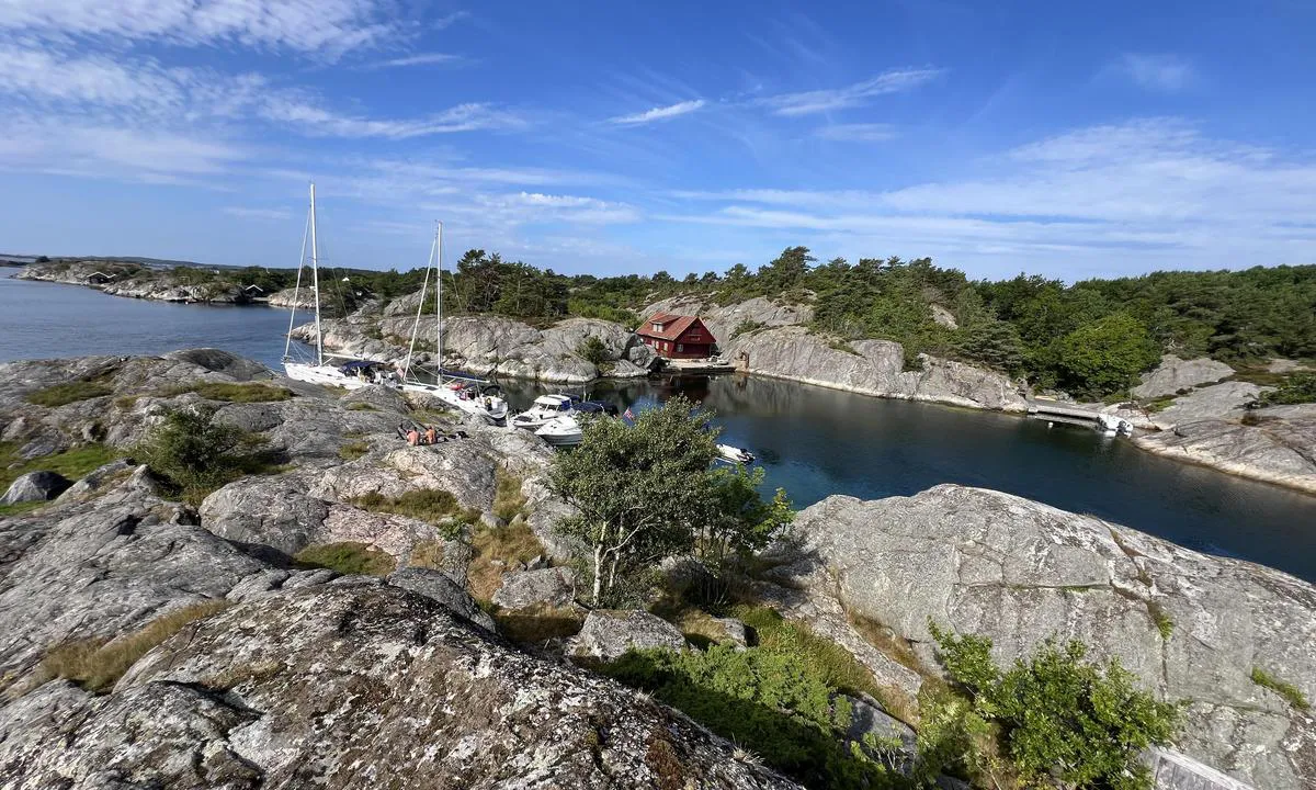 Ågerøya - Knutshavn: {"base": "no", "no": "Det er en grunne i innseilingen som er merket med en liten r\u00f8d stake", "se": "Det finns ett grund i inseglingsr\u00e4nnan som \u00e4r markerat med en liten r\u00f6d stake.", "en": "There is a shoal in the approach which is marked with a small red beacon", "da": "Der er et grundt omr\u00e5de i indsejlingen, som er m\u00e6rket med en lille r\u00f8d stage", "fr": "Il y a un haut-fond dans le chenal d'entr\u00e9e qui est marqu\u00e9 par une petite balise rouge", "de": "Es gibt eine Untiefe in der Zufahrt, die mit einer kleinen roten Bake markiert ist.", "es": "Hay un banco en la entrada marcado con una peque\u00f1a estaca roja", "it": "C'\u00e8 un fondale basso all'ingresso che \u00e8 segnalato con un piccolo palo rosso", "pt": "H\u00e1 um banco de areia na entrada que est\u00e1 sinalizado com uma pequena estaca vermelha", "nl": "Er is een ondiepte in de aanloop die is gemarkeerd met een kleine rode paal.", "pl": "Na wej\u015bciu do portu znajduje si\u0119 mielizna oznaczona ma\u0142\u0105 czerwon\u0105 tyczk\u0105.", "uk": "\u0490\u0440\u0443\u043d\u0442\u043e\u0432\u043d\u0430 \u043c\u0456\u043b\u0438\u043d\u0430 \u043d\u0430 \u043f\u0456\u0434\u0445\u043e\u0434\u0456 \u043f\u043e\u0437\u043d\u0430\u0447\u0435\u043d\u0430 \u043c\u0430\u043b\u043e\u044e \u0447\u0435\u0440\u0432\u043e\u043d\u043e\u044e \u043f\u0430\u043b\u0438\u0446\u0435\u044e", "ro": "Exist\u0103 un banc de nisip la intrare, marcat cu un \u021b\u0103ru\u0219 ro\u0219u mic", "tr": "Giri\u015fte k\u00fc\u00e7\u00fck k\u0131rm\u0131z\u0131 bir kaz\u0131kla i\u015faretlenmi\u015f bir s\u0131\u011fl\u0131k var.", "el": "\u03a5\u03c0\u03ac\u03c1\u03c7\u03b5\u03b9 \u03ad\u03bd\u03b1 \u03b1\u03b2\u03b1\u03b8\u03ad\u03c2 \u03c3\u03c4\u03b7\u03bd \u03b5\u03af\u03c3\u03bf\u03b4\u03bf \u03c0\u03bf\u03c5 \u03b5\u03af\u03bd\u03b1\u03b9 \u03c3\u03b7\u03bc\u03b5\u03b9\u03c9\u03bc\u03ad\u03bd\u03bf \u03bc\u03b5 \u03ad\u03bd\u03b1\u03bd \u03bc\u03b9\u03ba\u03c1\u03cc \u03ba\u03cc\u03ba\u03ba\u03b9\u03bd\u03bf \u03c0\u03ac\u03c3\u03c3\u03b1\u03bb\u03bf", "cs": "V p\u0159\u00edstavu je m\u011bl\u010dina, kter\u00e1 je ozna\u010dena mal\u00fdm \u010derven\u00fdm kol\u00edkem", "hu": "Az bej\u00e1ratn\u00e1l van egy z\u00e1tony, amelyet egy kis piros kar\u00f3val jel\u00f6ltek", "fi": "Sis\u00e4\u00e4ntulossa on karikko, joka on merkitty pienell\u00e4 punaisella merkkikepill\u00e4", "bg": "\u0418\u043c\u0430 \u043f\u043b\u0438\u0442\u0447\u0438\u043d\u0430 \u0432 \u043d\u0430\u0432\u0438\u0433\u0430\u0446\u0438\u044f\u0442\u0430 \u043a\u044a\u043c \u043f\u0440\u0438\u0441\u0442\u0430\u043d\u0438\u0449\u0435\u0442\u043e, \u043a\u043e\u044f\u0442\u043e \u0435 \u043e\u0442\u0431\u0435\u043b\u044f\u0437\u0430\u043d\u0430 \u0441 \u043c\u0430\u043b\u044a\u043a \u0447\u0435\u0440\u0432\u0435\u043d \u0437\u043d\u0430\u043a.", "sr": "\u041f\u043e\u0441\u0442\u043e\u0458\u0438 \u043f\u043b\u0438\u045b\u0430\u043a \u043f\u0440\u0438 \u0443\u043b\u0430\u0437\u0443 \u043a\u043e\u0458\u0438 \u0458\u0435 \u043e\u0431\u0435\u043b\u0435\u0436\u0435\u043d \u043c\u0430\u043b\u0438\u043c \u0446\u0440\u0432\u0435\u043d\u0438\u043c \u0441\u0442\u0443\u0431\u043e\u043c", "et": "Sisses\u00f5idul on madalik, mis on t\u00e4histatud v\u00e4ikese punase postiga", "lv": "Ir sekls \u016bdens ieej\u0101, kas ir iez\u012bm\u0113ts ar nelielu sarkano stabuli", "lt": "\u012eplaukos kelyje yra sekli vieta, pa\u017eym\u0117ta ma\u017eu raudonu stulpeliu."}