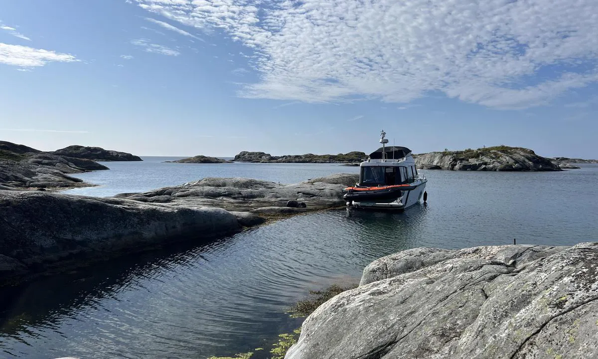 Ågerøya - Knutshavn: {"base": "no", "no": "Helt s\u00f8r p\u00e5 \u00f8ya", "se": "Helt s\u00f6der p\u00e5 \u00f6n", "en": "All the way south on the island", "da": "Helt syd p\u00e5 \u00f8en", "fr": "Tout au sud de l'\u00eele", "de": "Ganz im S\u00fcden der Insel", "es": "El extremo sur de la isla", "it": "All'estremit\u00e0 meridionale dell'isola", "pt": "Extremo sul da ilha", "nl": "Helemaal in het zuiden van het eiland", "pl": "Ca\u0142kowicie na po\u0142udniu wyspy", "uk": "\u041d\u0430 \u0441\u0430\u043c\u043e\u043c\u0443 \u043f\u0456\u0432\u0434\u043d\u0456 \u043e\u0441\u0442\u0440\u043e\u0432\u0430", "ro": "\u00cen sudul extrem al insulei", "tr": "Adan\u0131n tam g\u00fcneyinde", "el": "\u0395\u03bd\u03c4\u03b5\u03bb\u03ce\u03c2 \u03bd\u03cc\u03c4\u03b9\u03b1 \u03c3\u03c4\u03bf \u03bd\u03b7\u03c3\u03af", "cs": "\u00dapln\u011b na jihu ostrova", "hu": "Eg\u00e9szen d\u00e9len a szigeten", "fi": "Aivan saaren etel\u00e4puolella", "bg": "\u041d\u0430\u0439-\u044e\u0436\u043d\u0430\u0442\u0430 \u0447\u0430\u0441\u0442 \u043d\u0430 \u043e\u0441\u0442\u0440\u043e\u0432\u0430", "sr": "Potpuno na jugu ostrva", "et": "Kaugemas l\u00f5unas saarel", "lv": "Pavisam dienvidos uz salas", "lt": "Pa\u010dioje pietin\u0117je salos dalyje"}