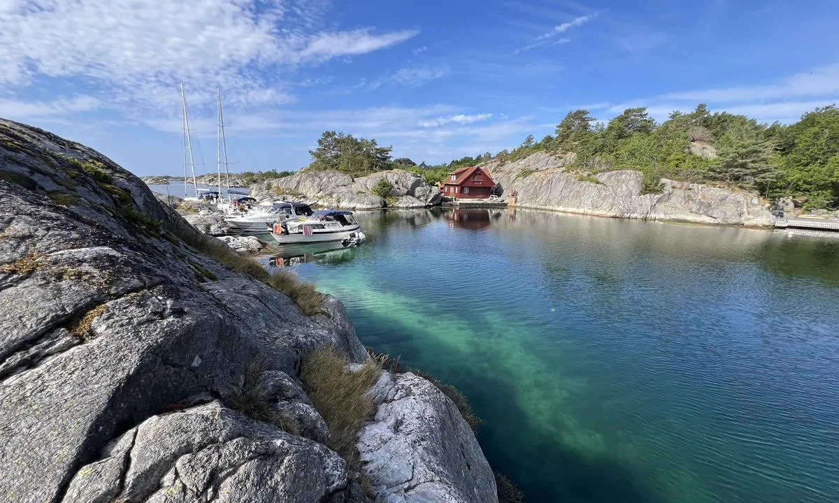 Ågerøya - Knutshavn: {"base": "no", "no": "Bilde tatt mot s\u00f8r innerst i havna", "se": "Bild tagen mot s\u00f6der l\u00e4ngst in i hamnen", "en": "Picture taken towards the south, innermost in the harbor", "da": "Billede taget mod syd inderst i havnen", "fr": "Photo prise vers le sud \u00e0 l'int\u00e9rieur du port", "de": "Das Bild wurde in Richtung S\u00fcden am innersten Teil des Hafens aufgenommen", "es": "Imagen tomada hacia el sur en el interior del puerto", "it": "Immagine presa verso sud nella parte pi\u00f9 interna del porto", "pt": "Imagem tirada em dire\u00e7\u00e3o ao sul no fundo do porto", "nl": "Foto genomen naar het zuiden aan het einde van de haven", "pl": "Zdj\u0119cie zrobione na po\u0142udnie w g\u0142\u0119bi portu", "uk": "\u0417\u043e\u0431\u0440\u0430\u0436\u0435\u043d\u043d\u044f, \u0437\u0440\u043e\u0431\u043b\u0435\u043d\u0435 \u043d\u0430 \u043f\u0456\u0432\u0434\u0435\u043d\u044c, \u0443 \u043d\u0430\u0439\u0433\u043b\u0438\u0431\u0448\u0456\u0439 \u0447\u0430\u0441\u0442\u0438\u043d\u0456 \u0433\u0430\u0432\u0430\u043d\u0456", "ro": "Imagine f\u0103cut\u0103 spre sud, \u00een interiorul portului", "tr": "G\u00fcney y\u00f6n\u00fcnde \u00e7ekilmi\u015f resim, liman\u0131n en i\u00e7 k\u0131sm\u0131nda", "el": "\u0397 \u03b5\u03b9\u03ba\u03cc\u03bd\u03b1 \u03c4\u03c1\u03b1\u03b2\u03ae\u03c7\u03c4\u03b7\u03ba\u03b5 \u03c0\u03c1\u03bf\u03c2 \u03c4\u03b1 \u03bd\u03cc\u03c4\u03b9\u03b1 \u03c3\u03c4\u03bf \u03b5\u03c3\u03c9\u03c4\u03b5\u03c1\u03b9\u03ba\u03cc \u03c4\u03bf\u03c5 \u03bb\u03b9\u03bc\u03b1\u03bd\u03b9\u03bf\u03cd", "cs": "Fotografie po\u0159\u00edzen\u00e1 sm\u011brem na jih v nejvnit\u0159n\u011bj\u0161\u00ed \u010d\u00e1sti p\u0159\u00edstavu", "hu": "A k\u00e9p d\u00e9l fel\u00e9 n\u00e9z a kik\u00f6t\u0151 legbels\u0151 r\u00e9sz\u00e9n", "fi": "Kuva otettu etel\u00e4\u00e4n kohti sataman sis\u00e4osaa", "bg": "\u0421\u043d\u0438\u043c\u043a\u0430, \u043d\u0430\u043f\u0440\u0430\u0432\u0435\u043d\u0430 \u043d\u0430 \u044e\u0433 \u0432 \u0434\u044a\u043b\u0431\u043e\u043a\u0430\u0442\u0430 \u0447\u0430\u0441\u0442 \u043d\u0430 \u043f\u0440\u0438\u0441\u0442\u0430\u043d\u0438\u0449\u0435\u0442\u043e", "sr": "Slika snimljena prema jugu, duboko u luci", "et": "Pilt tehtud l\u00f5una suunas sadama sisemises osas", "lv": "Att\u0113ls uz dienvidiem no piest\u0101tnes iek\u0161puses", "lt": "Vaizdas piet\u0173 kryptimi i\u0161 uosto vidaus"}