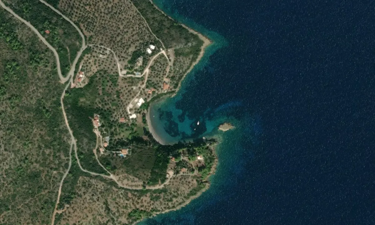 Flyfoto av Agios Petros Bay