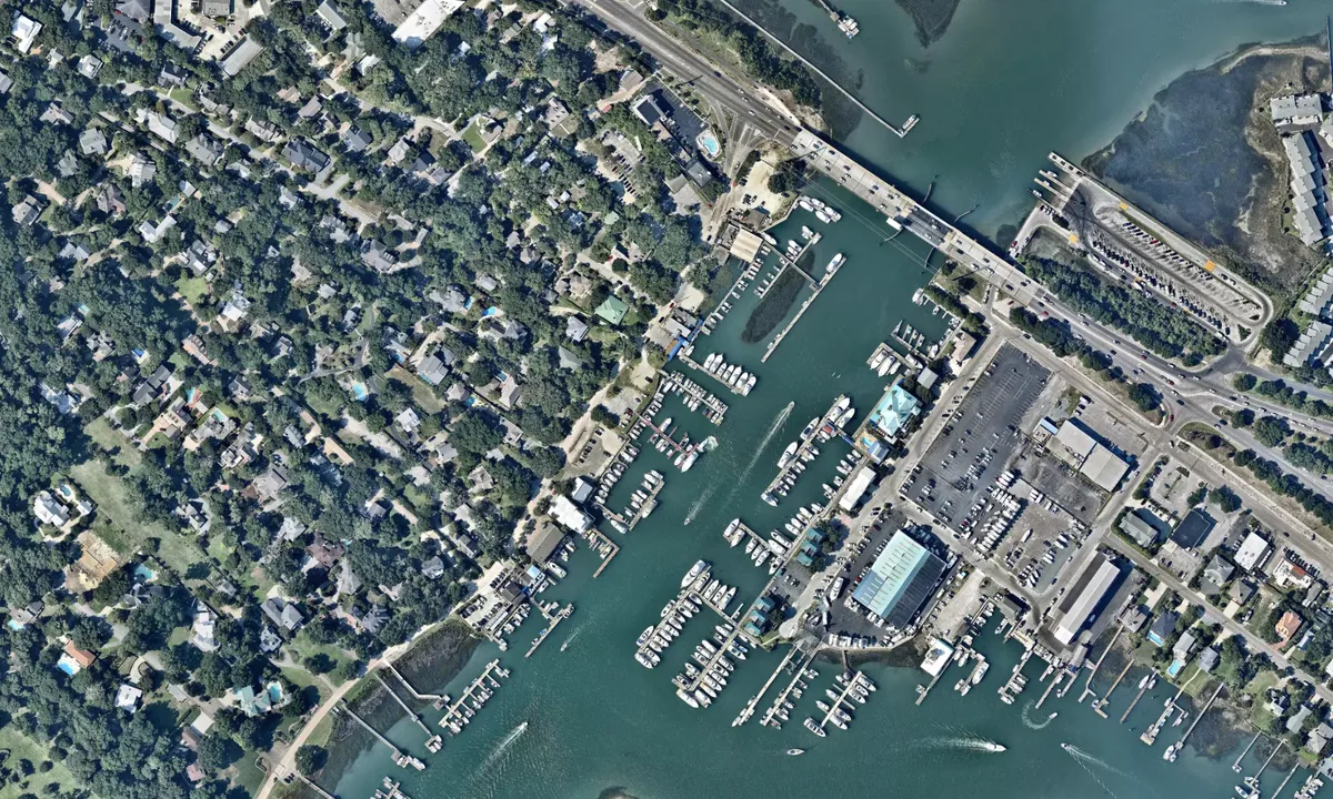 Flyfoto av Airlie Marina