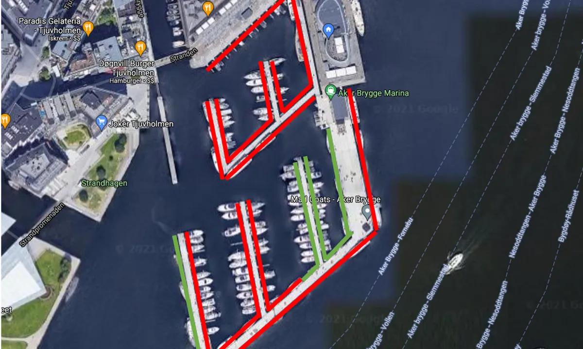 Flyfoto fra Aker Brygge (Google Map), hvor jeg har markert med grønt hvor det er gjesteplasser og rødt er faste plasser.