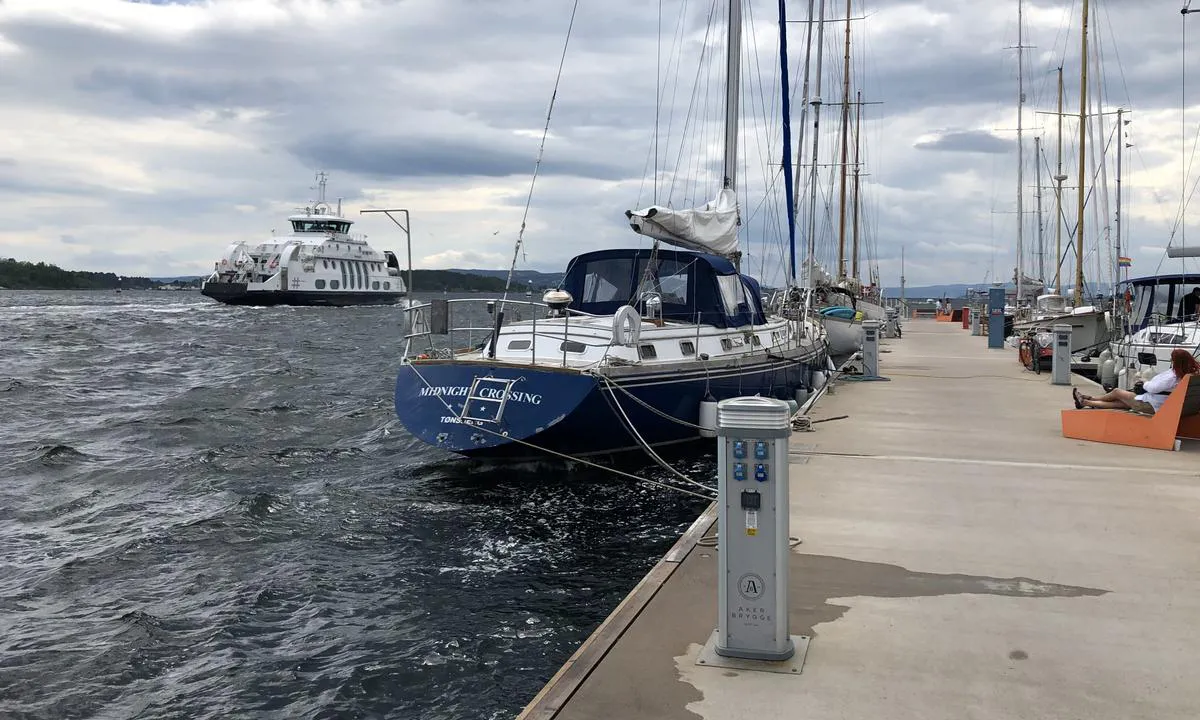 Aker Brygge Marina: Det er også gjesteplasser på utsiden av flytebrygga (her sør-øst). Der kan det bli urolig sjø med mye passerende trafikk og overraskende krapp sjø med sydvestlig vind.