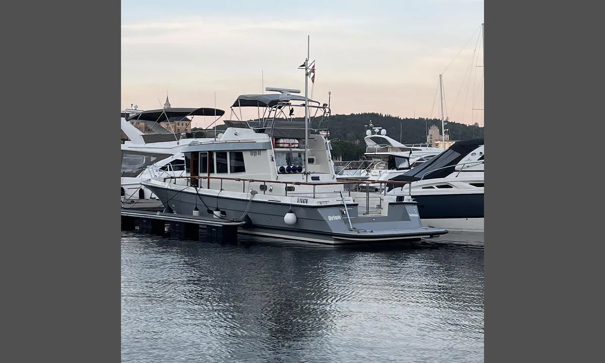 Aker Brygge Marina: {"base": "nl", "no": "Vakre omgivelser og vennlig havnesjef", "se": "Underbart l\u00e4ge och v\u00e4nlig hamnkapten", "en": "Beautiful location and friendly harbour master", "da": "Smuk beliggenhed og venlig havnemester", "fr": "Emplacement magnifique et capitaine de port amical", "de": "Wundersch\u00f6ne Lage und freundlicher Hafenmeister", "es": "Ubicaci\u00f3n magn\u00edfica y capit\u00e1n del puerto amigable", "it": "Splendida posizione e gentile capitano del porto", "pt": "Localiza\u00e7\u00e3o linda e um capit\u00e3o do porto amig\u00e1vel", "nl": "Pracht locatie en vriendelijke havenmeester", "pl": "Wspania\u0142a lokalizacja i przyjazny bosman", "uk": "\u0427\u0443\u0434\u043e\u0432\u0435 \u0440\u043e\u0437\u0442\u0430\u0448\u0443\u0432\u0430\u043d\u043d\u044f \u0442\u0430 \u043f\u0440\u0438\u0432\u0456\u0442\u043d\u0438\u0439 \u0433\u0430\u0432\u0430\u043d\u0441\u044c\u043a\u0438\u0439 \u043d\u0430\u0447\u0430\u043b\u044c\u043d\u0438\u043a", "ro": "Loca\u021bie minunat\u0103 \u0219i portuar amabil", "tr": "G\u00fczel konum ve dost canl\u0131s\u0131 liman m\u00fcd\u00fcr\u00fc", "el": "\u03a5\u03c0\u03ad\u03c1\u03bf\u03c7\u03b7 \u03c4\u03bf\u03c0\u03bf\u03b8\u03b5\u03c3\u03af\u03b1 \u03ba\u03b1\u03b9 \u03c6\u03b9\u03bb\u03b9\u03ba\u03cc\u03c2 \u03bb\u03b9\u03bc\u03b5\u03bd\u03ac\u03c1\u03c7\u03b7\u03c2", "cs": "N\u00e1dhern\u00e1 lokalita a p\u0159\u00e1telsk\u00fd p\u0159\u00edstavn\u00ed mistr", "hu": "Csod\u00e1latos helysz\u00edn \u00e9s bar\u00e1ts\u00e1gos kik\u00f6t\u0151mester", "fi": "Kaunis sijainti ja yst\u00e4v\u00e4llinen satamakapteeni", "bg": "\u041f\u0440\u0435\u043a\u0440\u0430\u0441\u043d\u043e \u043c\u0435\u0441\u0442\u043e\u043f\u043e\u043b\u043e\u0436\u0435\u043d\u0438\u0435 \u0438 \u043b\u044e\u0431\u0435\u0437\u0435\u043d \u043f\u0440\u0438\u0441\u0442\u0430\u043d\u0438\u0449\u0435\u043d \u0443\u043f\u0440\u0430\u0432\u0438\u0442\u0435\u043b", "sr": "\u0412\u0435\u043b\u0438\u0447\u0430\u043d\u0441\u0442\u0432\u0435\u043d\u0430 \u043b\u043e\u043a\u0430\u0446\u0438\u0458\u0430 \u0438 \u0459\u0443\u0431\u0430\u0437\u043d\u0438 \u0443\u043f\u0440\u0430\u0432\u043d\u0438\u043a \u043b\u0443\u043a\u0435", "et": "Imeline asukoht ja s\u00f5bralik sadamakapten", "lv": "Br\u012bni\u0161\u0137\u012bga vieta un draudz\u012bgs ostas p\u0101rzinis", "lt": "Puiki vieta ir draugi\u0161kas uosto kapitonas"}
