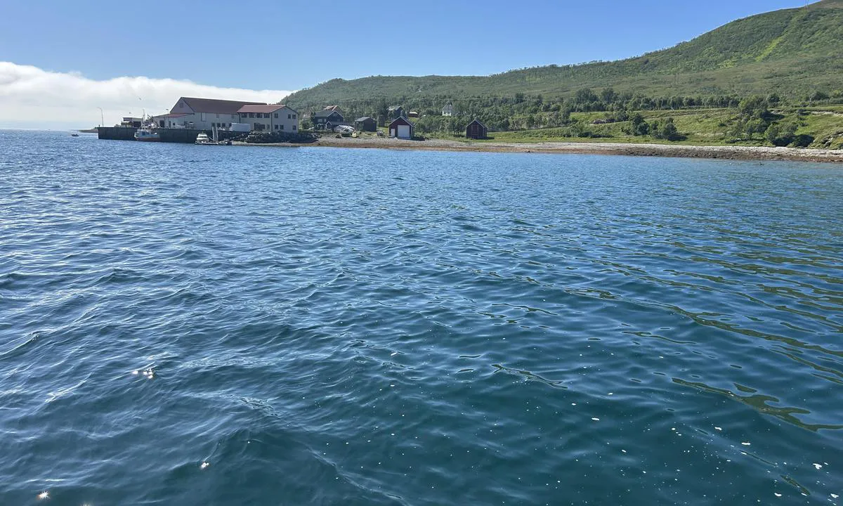 Akkarvik: {"base": "no", "no": "Kai og fiskemottak", "se": "Kaj och fiskemottagning", "en": "Quay and fish receiving station", "da": "Kaj og fiskemodtagelse", "fr": "Quai et r\u00e9ception de poisson", "de": "Kai und Fischannahmestelle", "es": "Muelle y recepci\u00f3n de pescado", "it": "Banchina e ricezione del pesce", "pt": "Cais e recep\u00e7\u00e3o de peixe", "nl": "Kade en visafslag", "pl": "Nabrze\u017ce i punkt odbioru ryb", "uk": "\u041f\u0440\u0438\u0447\u0430\u043b \u0456 \u0440\u0438\u0431\u043e\u043f\u0440\u0438\u0439\u043c\u0430\u043b\u044c\u043d\u044f", "ro": "Cale \u0219i punct de primire a pe\u0219telui", "tr": "R\u0131ht\u0131m ve bal\u0131k al\u0131m merkezi", "el": "\u0391\u03c0\u03bf\u03b2\u03ac\u03b8\u03c1\u03b1 \u03ba\u03b1\u03b9 \u03b1\u03bb\u03b9\u03b5\u03c5\u03c4\u03b9\u03ba\u03ad\u03c2 \u03b5\u03b3\u03ba\u03b1\u03c4\u03b1\u03c3\u03c4\u03ac\u03c3\u03b5\u03b9\u03c2", "cs": "Molo a ryb\u00ed p\u0159ij\u00edmac\u00ed stanice", "hu": "Kik\u00f6t\u0151 \u00e9s hal\u00e1szati \u00e1tv\u00e9tel", "fi": "Laituri ja kalank\u00e4sittelyasema", "bg": "\u041a\u0435\u0439 \u0438 \u0440\u0438\u0431\u043e\u043f\u0440\u0435\u0440\u0430\u0431\u043e\u0442\u0432\u0430\u0442\u0435\u043b\u0435\u043d \u043f\u0443\u043d\u043a\u0442", "sr": "\u041f\u0440\u0438\u0441\u0442\u0430\u043d\u0438\u0448\u0442\u0435 \u0438 \u0440\u0438\u0431\u0430\u0440\u0441\u043a\u0438 \u043f\u0440\u0438\u0445\u0432\u0430\u0442", "et": "Kai ja kalavastuv\u00f5tt", "lv": "Piest\u0101tne un zivju pie\u0146em\u0161anas vieta", "lt": "Prieplauka ir \u017euv\u0173 pri\u0117mimo punktas"}