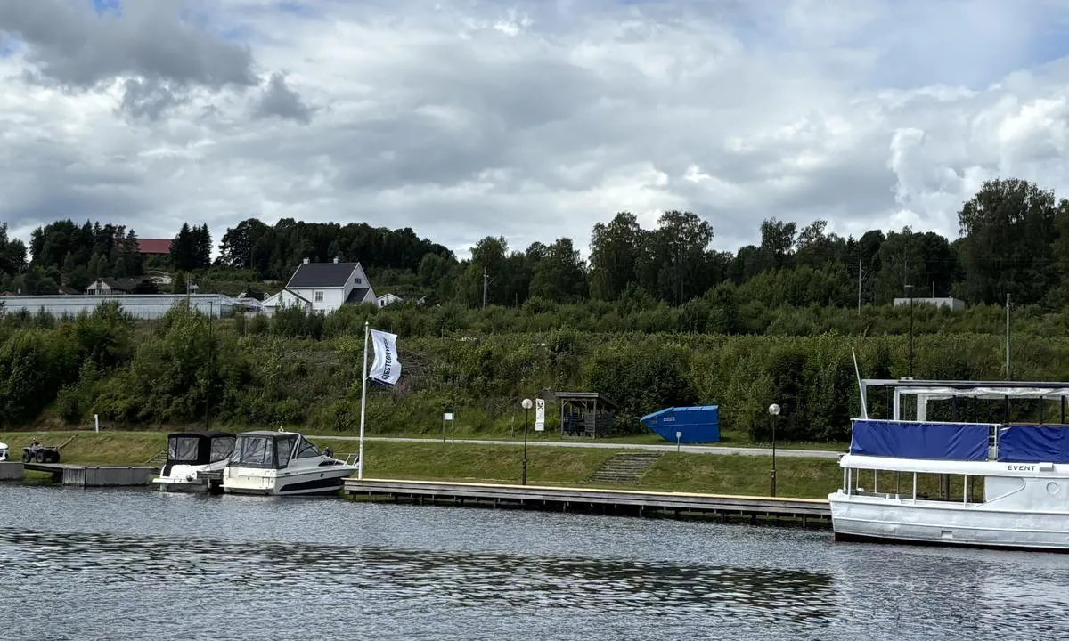 Akkerhaugen Båthavn: {"base": "no", "no": "Enkel gjestehavn med plass til noen f\u00e5 b\u00e5ter", "se": "<p>Enkel g\u00e4sthamn med plats f\u00f6r n\u00e5gra f\u00e5 b\u00e5tar</p>", "en": "Simple guest harbor with space for a few boats", "da": "Enkel g\u00e6stehavn med plads til nogle f\u00e5 b\u00e5de", "fr": "Port de plaisance simple avec place pour quelques bateaux", "de": "Einfacher G\u00e4stehafen mit Platz f\u00fcr einige wenige Boote", "es": "Puerto deportivo simple con espacio para unos pocos barcos", "it": "Porticciolo per ospiti semplice con spazio per alcune barche", "pt": "Marina simples para visitantes com espa\u00e7o para alguns poucos barcos", "nl": "Eenvoudige jachthaven met plaats voor een paar boten", "pl": "Prosta przysta\u0144 go\u015bcinna z miejscem dla kilku \u0142odzi", "uk": "\u041f\u0440\u043e\u0441\u0442\u0430 \u0433\u043e\u0441\u0442\u044c\u043e\u0432\u0430 \u0433\u0430\u0432\u0430\u043d\u044c \u0437 \u043c\u0456\u0441\u0446\u044f\u043c\u0438 \u0434\u043b\u044f \u043a\u0456\u043b\u044c\u043a\u043e\u0445 \u043a\u043e\u0440\u0430\u0431\u043b\u0456\u0432", "ro": "Port simplu pentru oaspe\u021bi, cu loc pentru c\u00e2teva b\u0103rci", "tr": "Basit konuk liman\u0131, birka\u00e7 tekne i\u00e7in yer", "el": "\u0391\u03c0\u03bb\u03cc \u03bb\u03b9\u03bc\u03ac\u03bd\u03b9 \u03c6\u03b9\u03bb\u03bf\u03be\u03b5\u03bd\u03af\u03b1\u03c2 \u03bc\u03b5 \u03c7\u03ce\u03c1\u03bf \u03b3\u03b9\u03b1 \u03bb\u03af\u03b3\u03b1 \u03c3\u03ba\u03ac\u03c6\u03b7", "cs": "Jednoduch\u00fd p\u0159\u00edstav pro hosty s m\u00edstem pro n\u011bkolik m\u00e1lo lod\u00ed", "hu": "Egyszer\u0171 vend\u00e9gkik\u00f6t\u0151 n\u00e9h\u00e1ny haj\u00f3 sz\u00e1m\u00e1ra", "fi": "Yksinkertainen vierassatama, johon mahtuu muutama vene", "bg": "\u041f\u0440\u043e\u0441\u0442\u043e \u043f\u0440\u0438\u0441\u0442\u0430\u043d\u0438\u0449\u0435 \u0437\u0430 \u0433\u043e\u0441\u0442\u0438 \u0441 \u043c\u044f\u0441\u0442\u043e \u0437\u0430 \u043d\u044f\u043a\u043e\u043b\u043a\u043e \u043b\u043e\u0434\u043a\u0438", "sr": "Jednostavna marina za goste sa mestom za nekoliko \u010damaca", "et": "Lihtne k\u00fclalissadam, kus on ruumi m\u00f5nele paadile", "lv": "Vienk\u0101r\u0161a viesu osta ar vietu da\u017e\u0101m laiv\u0101m", "lt": "Paprastas sve\u010di\u0173 uostas su keliais laiveliais"}