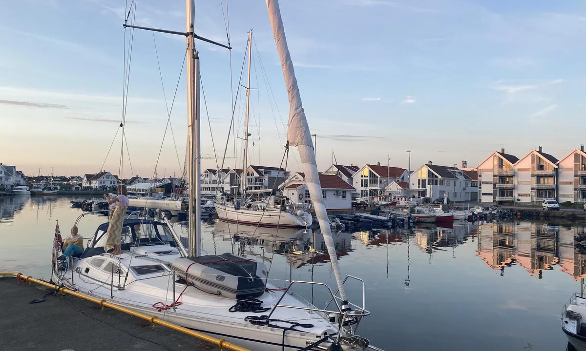 Åkrehamn: De to seilbåtene på bildet ligger på gjesteplassene.