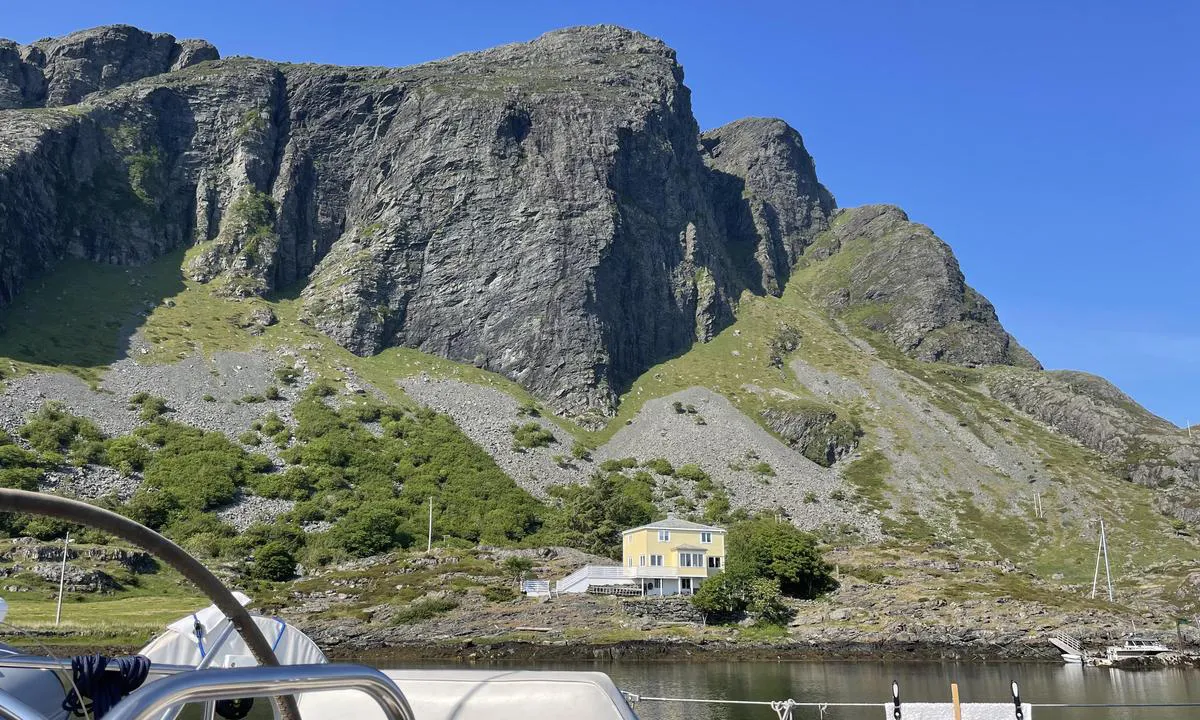 Alden - Norskehesten: View from anchorage behind small rocky outcrop.