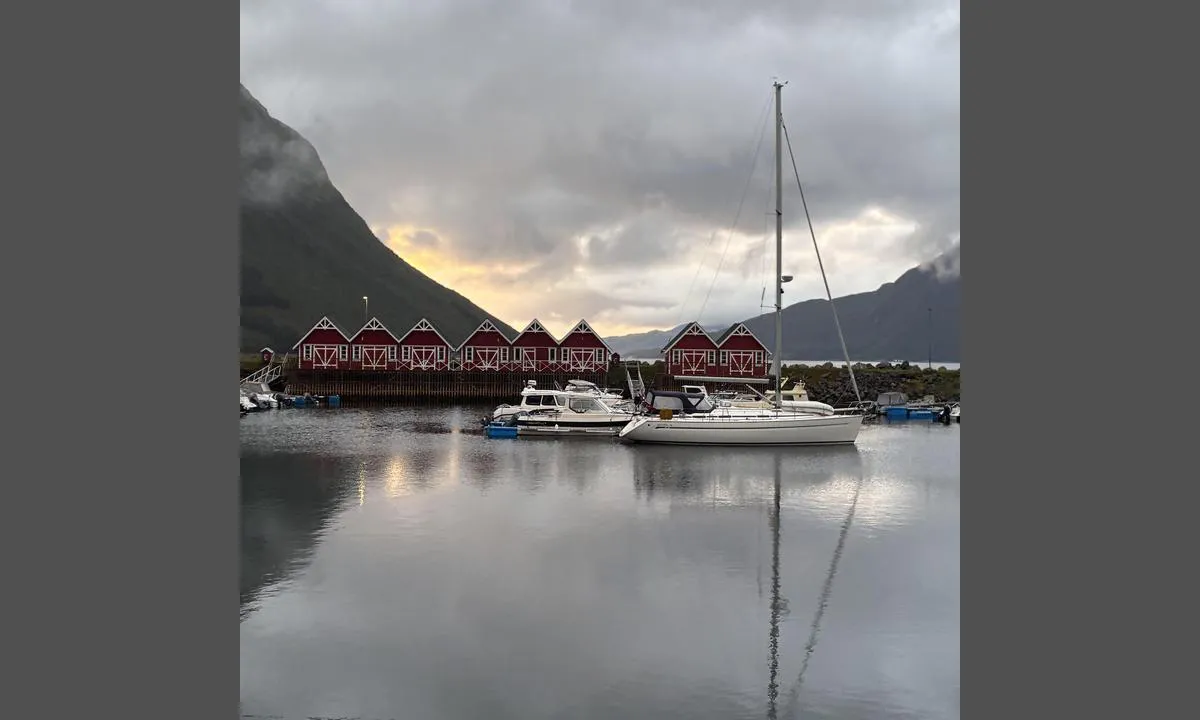 Aldersund Havn: {"base": "no", "no": "Rolig inne i havna og god plass", "se": "Lugnt inne i hamnen och gott om plats", "en": "Calm inside the harbor and plenty of space", "da": "Roligt inde i havnen og god plads", "fr": "Calme \u00e0 l'int\u00e9rieur du port et beaucoup de place", "de": "Ruhig im Hafen und viel Platz", "es": "Tranquilo dentro del puerto y buen espacio", "it": "Tranquillo all'interno del porto e ampio spazio", "pt": "Calmo dentro do porto e com bastante espa\u00e7o", "nl": "Rustig binnen de haven en voldoende ruimte", "pl": "Spokojnie w porcie i du\u017co miejsca", "uk": "\u0421\u043f\u043e\u043a\u0456\u0439\u043d\u043e \u0432 \u043f\u043e\u0440\u0442\u0443 \u0442\u0430 \u0434\u043e\u0441\u0442\u0430\u0442\u043d\u044c\u043e \u043c\u0456\u0441\u0446\u044f", "ro": "Lini\u0219te \u00een port \u0219i spa\u021biu generos", "tr": "Liman i\u00e7inde sakin ve geni\u015f yer", "el": "\u0389\u03c1\u03b5\u03bc\u03b1 \u03bc\u03ad\u03c3\u03b1 \u03c3\u03c4\u03bf \u03bb\u03b9\u03bc\u03ac\u03bd\u03b9 \u03ba\u03b1\u03b9 \u03ac\u03c6\u03b8\u03bf\u03bd\u03bf\u03c2 \u03c7\u03ce\u03c1\u03bf\u03c2", "cs": "Klidn\u00e9 uvnit\u0159 p\u0159\u00edstavu a dostatek m\u00edsta", "hu": "Nyugodt a kik\u00f6t\u0151ben \u00e9s b\u0151s\u00e9ges a hely", "fi": "Rauhallista satamassa ja reilusti tilaa", "bg": "\u0421\u043f\u043e\u043a\u043e\u0439\u043d\u043e \u0432\u044a\u0432 \u0432\u044a\u0442\u0440\u0435\u0448\u043d\u043e\u0441\u0442\u0442\u0430 \u043d\u0430 \u043f\u0440\u0438\u0441\u0442\u0430\u043d\u0438\u0449\u0435\u0442\u043e \u0438 \u0434\u043e\u0441\u0442\u0430\u0442\u044a\u0447\u043d\u043e \u043c\u044f\u0441\u0442\u043e", "sr": "\u041c\u0438\u0440\u043d\u043e \u0443\u043d\u0443\u0442\u0430\u0440 \u043b\u0443\u043a\u0435 \u0438 \u0434\u043e\u0441\u0442\u0430 \u043c\u0435\u0441\u0442\u0430", "et": "Rahulik sadamas sees ja palju ruumi", "lv": "Klusum\u0101 ost\u0101 un laba vieta", "lt": "Ramu uosto viduje ir daug vietos"}