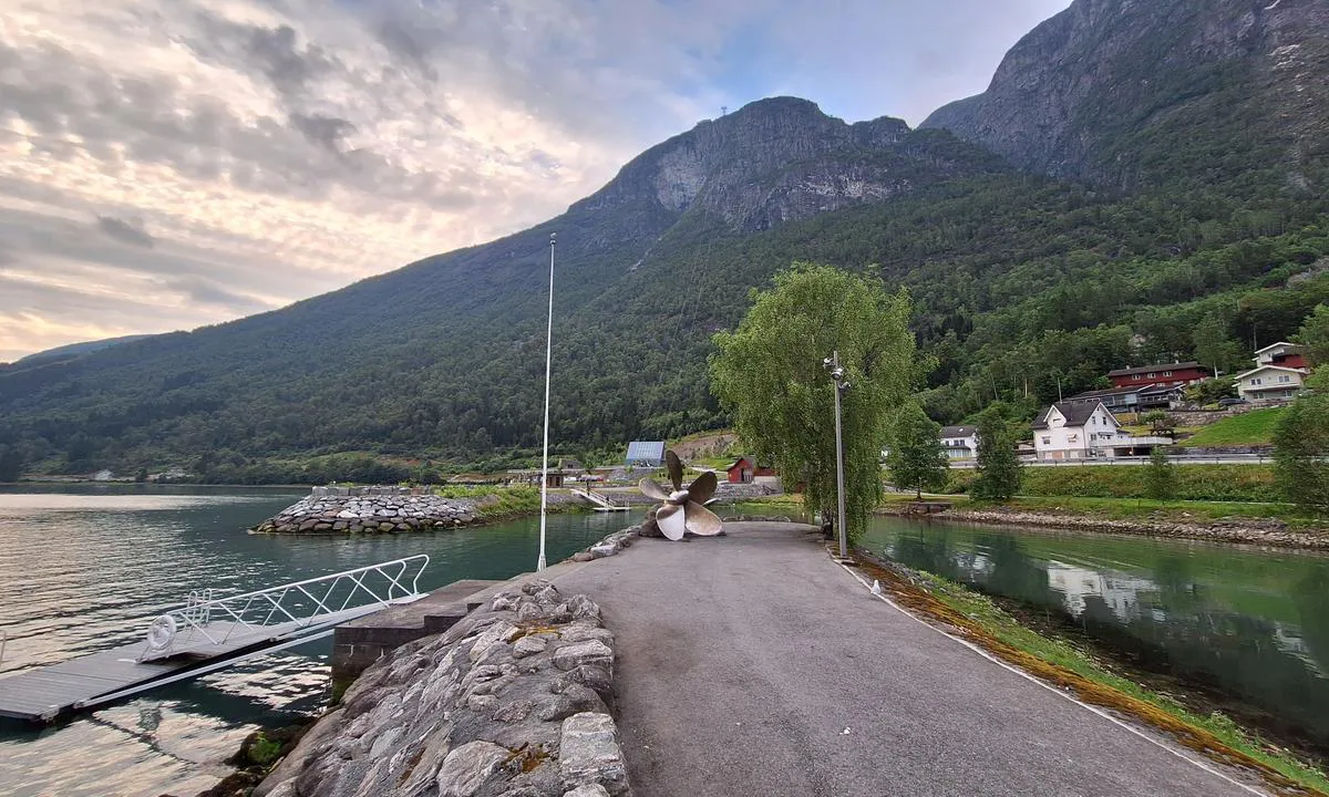 Alexandra Marina: {"base": "no", "no": "Badebrygge p\u00e5 utsiden av moloen. Kort vei til Loen Skylift og badstue.", "se": "Badbrygga p\u00e5 utsidan av piren. Kort v\u00e4g till Loen Skylift och bastu.", "en": "Swimming pier on the outside of the breakwater. Short distance to Loen Skylift and sauna.", "da": "Badebro p\u00e5 ydersiden af molen. Kort vej til Loen Skylift og sauna.", "fr": "Pont de baignade \u00e0 l'ext\u00e9rieur de la jet\u00e9e. Court chemin vers le Loen Skylift et le sauna.", "de": "Badebrygge an der Au\u00dfenseite der Mole. Kurzer Weg zur Loen Skylift und Sauna.", "es": "Embarcadero para ba\u00f1o en el exterior del rompeolas. Corto camino a Loen Skylift y sauna.", "it": "Pontile da bagno all'esterno del molo. Breve distanza per Loen Skylift e sauna.", "pt": "P\u00eder de banho do lado de fora do molhe. Caminho curto at\u00e9 o Loen Skylift e sauna.", "nl": "Zwemsteiger aan de buitenkant van de pier. Korte afstand naar Loen Skylift en sauna.", "pl": "Pomost k\u0105pielowy na zewn\u0105trz falochronu. Kr\u00f3tka droga do Loen Skylift i sauny.", "uk": "\u041a\u0443\u043f\u0430\u043b\u044c\u043d\u0438\u0439 \u043f\u0440\u0438\u0447\u0430\u043b \u0437 \u0437\u043e\u0432\u043d\u0456\u0448\u043d\u044c\u043e\u0433\u043e \u0431\u043e\u043a\u0443 \u043c\u043e\u043b\u0443. \u041a\u043e\u0440\u043e\u0442\u043a\u0430 \u0434\u043e\u0440\u043e\u0433\u0430 \u0434\u043e Loen Skylift \u0456 \u0441\u0430\u0443\u043d\u0438.", "ro": "Pontoon pentru \u00eenot pe partea exterioar\u0103 a digului. Drum scurt c\u0103tre Loen Skylift \u0219i saun\u0103.", "tr": "Dalgak\u0131ran\u0131n d\u0131\u015f taraf\u0131nda y\u00fczme iskelesi. Loen Skylift ve saunaya k\u0131sa mesafe.", "el": "\u03a0\u03c1\u03bf\u03b2\u03bb\u03ae\u03c4\u03b1 \u03ba\u03bf\u03bb\u03cd\u03bc\u03b2\u03b7\u03c3\u03b7\u03c2 \u03c3\u03c4\u03b7\u03bd \u03b5\u03be\u03c9\u03c4\u03b5\u03c1\u03b9\u03ba\u03ae \u03c0\u03bb\u03b5\u03c5\u03c1\u03ac \u03c4\u03bf\u03c5 \u03bb\u03b9\u03bc\u03b5\u03bd\u03bf\u03b2\u03c1\u03b1\u03c7\u03af\u03bf\u03bd\u03b1. \u039c\u03b9\u03ba\u03c1\u03ae \u03b1\u03c0\u03cc\u03c3\u03c4\u03b1\u03c3\u03b7 \u03b1\u03c0\u03cc \u03c4\u03bf Loen Skylift \u03ba\u03b1\u03b9 \u03c4\u03b7 \u03c3\u03ac\u03bf\u03c5\u03bd\u03b1.", "cs": "Koupac\u00ed m\u016fstek na vn\u011bj\u0161\u00ed stran\u011b mola. Kr\u00e1tk\u00e1 cesta k Loen Skylift a saun\u011b.", "hu": "F\u00fcrd\u0151st\u00e9g a m\u00f3l\u00f3 k\u00fcls\u0151 oldal\u00e1n. R\u00f6vid t\u00e1vols\u00e1gra a Loen Skylift-hez \u00e9s a szaun\u00e1hoz.", "fi": "Uimalaituri aallonmurtajan ulkopuolella. Lyhyt matka Loen Skyliftiin ja saunaan.", "bg": "\u041a\u044a\u0441 \u043a\u0435\u0439 \u043e\u0442 \u0432\u044a\u043d\u0448\u043d\u0430\u0442\u0430 \u0441\u0442\u0440\u0430\u043d\u0430 \u043d\u0430 \u0432\u044a\u043b\u043d\u043e\u043b\u043e\u043c\u0430. \u041a\u0440\u0430\u0442\u044a\u043a \u043f\u044a\u0442 \u0434\u043e \u041b\u043e\u0435\u043d \u0421\u043a\u0430\u0439\u043b\u0438\u0444\u0442 \u0438 \u0441\u0430\u0443\u043d\u0430.", "sr": "\u041f\u043b\u0438\u0432\u0430\u0447\u043a\u0438 \u043f\u0440\u0438\u0441\u0442\u0430\u043d \u043d\u0430 \u0441\u043f\u043e\u0459\u043d\u043e\u043c \u0434\u0435\u043b\u0443 \u043c\u043e\u043b\u0430. \u041a\u0440\u0430\u0442\u0430\u043a \u043f\u0443\u0442 \u0434\u043e \u041b\u043e\u0435\u043d \u0421\u043a\u0430\u0458\u043b\u0438\u0444\u0442\u0430 \u0438 \u0441\u0430\u0443\u043d\u0435.", "et": "Ujumiskai muuli v\u00e4lisk\u00fcljel. L\u00fchike vahemaa Loen Skylift'i ja sauna juurde.", "lv": "Peld\u0113\u0161anas piest\u0101tne pie molas \u0101rpuses. \u012ass ce\u013c\u0161 l\u012bdz Loen Skylift un pirtij.", "lt": "Maudymosi prieplauka i\u0161or\u0117je nuo molos. Trumpas kelias iki Loen Skylift ir pirties."}
