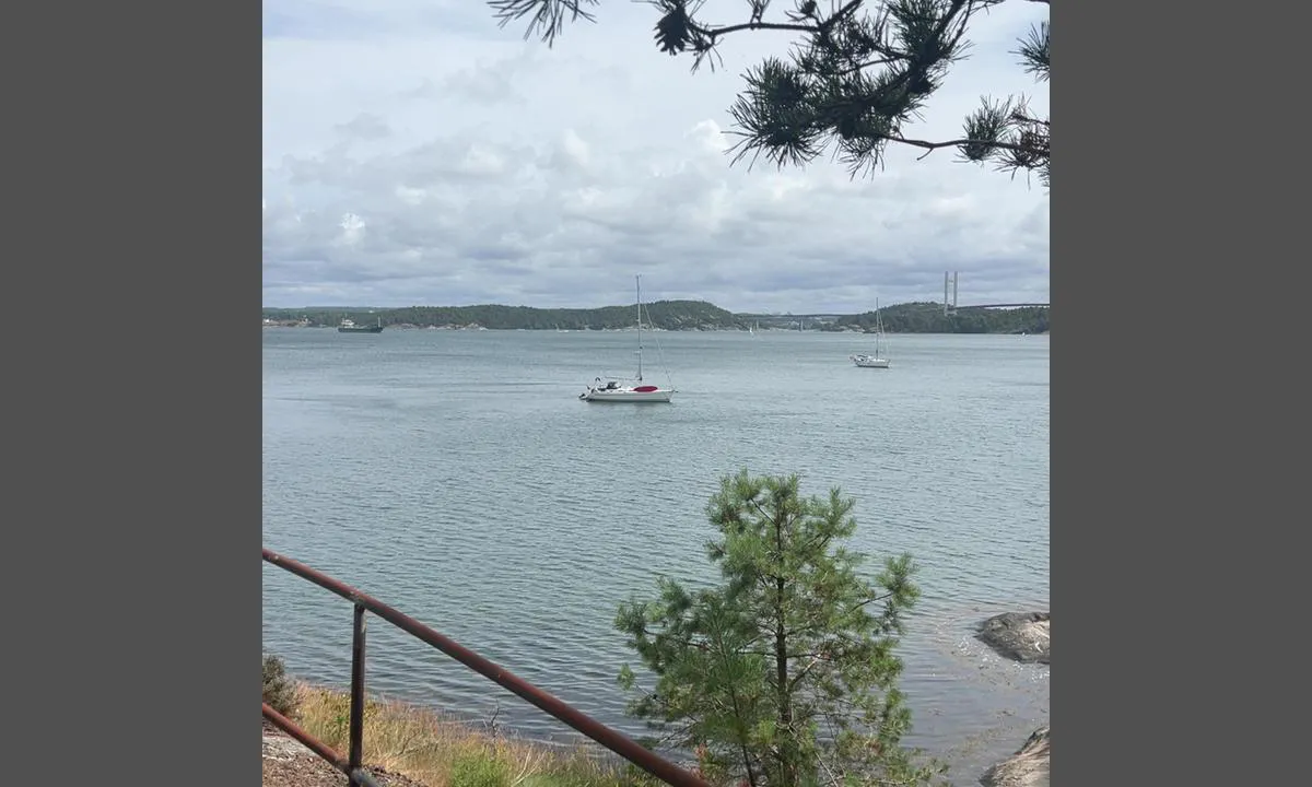 Almösunds Marina: {"base": "no", "no": "Vi la oss p\u00e5 svai her i sv-v kuling, det var meldt 12-17 i kasta ute ved kysten, men her var det behagelig \u00e5 ligge om man ikke \u00f8nsker \u00e5 ligge i havn", "se": "Vi lade oss f\u00f6r ankar h\u00e4r i sydv\u00e4stlig kuling, det var rapporterat 12-17 i byarna ute vid kusten, men h\u00e4r var det behagligt att ligga om man inte vill ligga i hamn", "en": "We anchored here in a south-southwest gale, it was reported 12-17 in gusts out by the coast, but here it was comfortable to lie if you do not want to stay in the harbor.", "da": "Vi lagde os for anker her i sydvest kuling, der var meldt 12-17 i kastene ude ved kysten, men her var det behageligt at ligge, hvis man ikke \u00f8nsker at ligge i havn", "fr": "Nous avons jet\u00e9 l'ancre ici par vent fort de sud-sud-ouest, il \u00e9tait pr\u00e9vu des rafales de 12-17 n\u0153uds sur la c\u00f4te, mais ici, c'\u00e9tait agr\u00e9able de rester si on ne souhaite pas \u00eatre au port.", "de": "Wir ankerten hier bei st\u00fcrmischem S\u00fcdwestwind, es waren B\u00f6en von 12-17 Knoten an der K\u00fcste gemeldet, aber hier war es angenehm zu liegen, wenn man nicht im Hafen liegen m\u00f6chte.", "es": "Nos fondeamos aqu\u00ed con temporal de suroeste, se pronosticaron de 12 a 17 nudos en la costa, pero aqu\u00ed era c\u00f3modo fondear si no se desea estar en el puerto.", "it": "Ci siamo ancorati qui con vento di burrasca da S-SO, erano previste raffiche di 12-17 nodi lungo la costa, ma qui era confortevole ancorarsi se non si desidera stare in porto.", "pt": "Deixamo-nos \u00e0 deriva aqui com ventos fortes de sudoeste a oeste-sudoeste, estava previsto 12-17 n\u00f3s nas rajadas na costa, mas aqui era confort\u00e1vel estar se n\u00e3o se deseja ficar no porto", "nl": "We gingen hier voor anker tegen de Zuid-Zuidwesten storm, er was voorspeld 12-17 in de vlagen aan de kust, maar hier was het comfortabel om te liggen als je niet in de haven wilt aanmeren.", "pl": "Zakotwiczyli\u015bmy tutaj przy po\u0142udniowo-zachodnim wietrze, przepowiadali 12-17 w porywach przy wybrze\u017cu, ale tutaj by\u0142o wygodnie le\u017ce\u0107, je\u015bli kto\u015b nie chce cumowa\u0107 w porcie.", "uk": "\u041c\u0438 \u0441\u0442\u0430\u043b\u0438 \u043d\u0430 \u044f\u043a\u0456\u0440 \u0442\u0443\u0442 \u0443 \u043f\u0456\u0432\u0434\u0435\u043d\u043d\u043e-\u0437\u0430\u0445\u0456\u0434\u043d\u043e\u043c\u0443 \u0448\u0442\u043e\u0440\u043c\u0456, \u043f\u0440\u043e\u0433\u043d\u043e\u0437\u0443\u0432\u0430\u043b\u0438 12-17 \u043c/\u0441 \u0432 \u043f\u043e\u0440\u0438\u0432\u0430\u0445 \u043d\u0430 \u0443\u0437\u0431\u0435\u0440\u0435\u0436\u0436\u0456, \u0430\u043b\u0435 \u0442\u0443\u0442 \u0431\u0443\u043b\u043e \u043f\u0440\u0438\u0454\u043c\u043d\u043e \u0441\u0442\u043e\u044f\u0442\u0438, \u044f\u043a\u0449\u043e \u043d\u0435 \u0445\u043e\u0447\u0435\u0442\u044c\u0441\u044f \u0441\u0442\u043e\u044f\u0442\u0438 \u0432 \u043f\u043e\u0440\u0442\u0443.", "ro": "Ne-am ancorat aici \u00een larg \u00een SV-V furtun\u0103, s-a raportat 12-17 noduri \u00een rafale pe coast\u0103, dar aici era confortabil s\u0103 stai dac\u0103 nu dore\u0219ti s\u0103 stai \u00een port.", "tr": "Burada g\u00fcneybat\u0131 sert r\u00fczgar\u0131nda demirledik, k\u0131y\u0131da 12-17 knot r\u00fczgar bekleniyordu, ama burada limanda yatmak istemeyenler i\u00e7in kalmak rahatt\u0131.", "el": "\u0391\u03b3\u03ba\u03c5\u03c1\u03bf\u03b2\u03bf\u03bb\u03ae\u03c3\u03b1\u03bc\u03b5 \u03b5\u03b4\u03ce \u03bc\u03b5 \u03b1\u03bd\u03b5\u03bc\u03bf\u03b8\u03cd\u03b5\u03bb\u03bb\u03b1 \u03b1\u03c0\u03cc \u03bd\u03bf\u03c4\u03b9\u03bf\u03b4\u03c5\u03c4\u03b9\u03ba\u03ae \u03ba\u03b1\u03c4\u03b5\u03cd\u03b8\u03c5\u03bd\u03c3\u03b7. \u0395\u03af\u03c7\u03b1\u03bd \u03b1\u03bd\u03b1\u03ba\u03bf\u03b9\u03bd\u03c9\u03b8\u03b5\u03af 12-17 \u03bc\u03c0\u03bf\u03c6\u03cc\u03c1 \u03c1\u03b9\u03c0\u03ad\u03c2 \u03c3\u03c4\u03b7\u03bd \u03b1\u03ba\u03c4\u03bf\u03b3\u03c1\u03b1\u03bc\u03bc\u03ae, \u03b1\u03bb\u03bb\u03ac \u03b5\u03b4\u03ce \u03ae\u03c4\u03b1\u03bd \u03ac\u03bd\u03b5\u03c4\u03b1 \u03bd\u03b1 \u03bc\u03b5\u03af\u03bd\u03bf\u03c5\u03bc\u03b5 \u03b1\u03bd \u03b4\u03b5\u03bd \u03b8\u03ad\u03bb\u03b5\u03b9 \u03ba\u03b1\u03bd\u03b5\u03af\u03c2 \u03bd\u03b1 \u03bc\u03b5\u03af\u03bd\u03b5\u03b9 \u03c3\u03c4\u03bf \u03bb\u03b9\u03bc\u03ac\u03bd\u03b9.", "cs": "Spustili jsme kotvu zde p\u0159i sv.-z. vich\u0159ici, byly hl\u00e1\u0161eny poryvy 12-17 venku na pob\u0159e\u017e\u00ed, ale zde bylo p\u0159\u00edjemn\u00e9 le\u017eet, pokud \u010dlov\u011bk nechce b\u00fdt v p\u0159\u00edstavu", "hu": "Horgonyt vetett\u00fcnk itt egy dkny-i viharban, az el\u0151rejelz\u00e9s szerint 12-17 csom\u00f3s sz\u00e9ll\u00f6k\u00e9sek voltak a parton, de itt k\u00e9nyelmesen lehetett fek\u00fcdni, ha nem k\u00edv\u00e1ntunk a kik\u00f6t\u0151ben \u00e1llni.", "fi": "Ankkuroiduimme t\u00e4nne lounaistuulessa, joka oli 12-17 m/s puuskittain rannikolla, mutta t\u00e4\u00e4ll\u00e4 oli miellytt\u00e4v\u00e4\u00e4 olla, jos ei halua olla satamassa", "bg": "\u0417\u0430\u044f\u043a\u043e\u0440\u0438\u0445\u043c\u0435 \u0441\u0435 \u0442\u0443\u043a \u043f\u0440\u0438 \u0441\u0432-\u044e-\u0437 \u0431\u0443\u0440\u044f, \u0431\u0435\u0448\u0435 \u043f\u0440\u043e\u0433\u043d\u043e\u0437\u0438\u0440\u0430\u043d\u043e 12-17 \u0432 \u043f\u043e\u0440\u0438\u0432\u0438\u0442\u0435 \u043d\u0430 \u0432\u044f\u0442\u044a\u0440\u0430 \u043f\u043e \u043a\u0440\u0430\u0439\u0431\u0440\u0435\u0436\u0438\u0435\u0442\u043e, \u043d\u043e \u0442\u0443\u043a \u0431\u0435\u0448\u0435 \u0443\u0434\u043e\u0431\u043d\u043e \u0434\u0430 \u0441\u0435 \u0441\u0442\u043e\u0438, \u0430\u043a\u043e \u043d\u0435 \u0438\u0441\u043a\u0430\u0448 \u0434\u0430 \u0441\u0438 \u0432 \u043f\u0440\u0438\u0441\u0442\u0430\u043d\u0438\u0449\u0435\u0442\u043e.", "sr": "Sidri smo se ovde na vetru od jugozapada, prognozirano je 12-17 \u010dvorova u udarima kod obale, ali ovde je udobno boraviti ako ne \u017eelite da budete u luci.", "et": "Me heitsime ankrus siia tugevate edelatuultega, ranniku \u00e4\u00e4res lubati puhanguti 12-17 m/s, aga siin oli mugav olla, kui ei soovi sadamas olla.", "lv": "M\u0113s \u0161eit nost\u0101j\u0101mies uz enkura dienvidrietumu v\u0113tras laik\u0101, tika zi\u0146ots par 12-17 mezgliem br\u0101zm\u0101 piekrast\u0113, bet \u0161eit bija \u0113rti gul\u0113t, ja nev\u0113laties st\u0101v\u0113t ost\u0101.", "lt": "Mes i\u0161met\u0117me inkar\u0105 \u010dia per pietvakari\u0173 v\u0117j\u0105, kuris krante siek\u0117 12-17 mazg\u0173, bet \u010dia buvo patogu stov\u0117ti, jei nenorite prisi\u0161vartuoti uoste."}