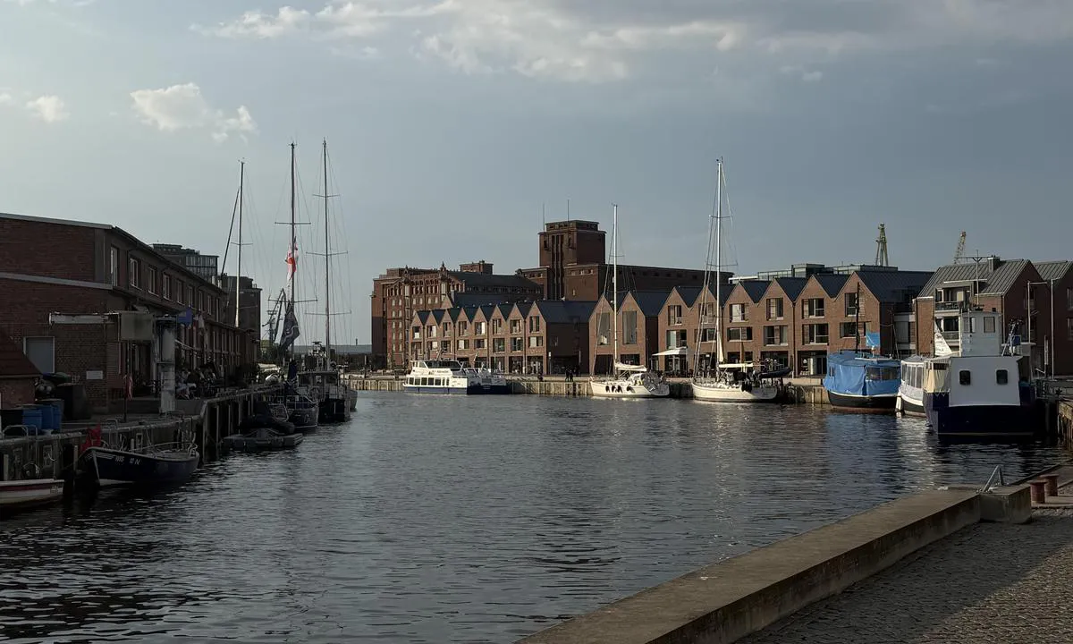 Altstadt Hagen Wismar: {"base": "no", "no": "Hyggelig solside med god kapasitet", "se": "Trevlig solsida med bra kapacitet", "en": "Pleasant sunny side with good capacity", "da": "Hyggelig solside med god kapacitet", "fr": "C\u00f4t\u00e9 ensoleill\u00e9 agr\u00e9able avec une bonne capacit\u00e9", "de": "Angenehme Sonnenseite mit guter Kapazit\u00e4t", "es": "Lado soleado agradable con buena capacidad", "it": "Lato soleggiato piacevole con buona capacit\u00e0", "pt": "Lado ensolarado agrad\u00e1vel com boa capacidade", "nl": "Gezellige zonzijde met goede capaciteit", "pl": "Przytulna strona s\u0142oneczna z du\u017c\u0105 pojemno\u015bci\u0105", "uk": "\u041f\u0440\u0438\u0454\u043c\u043d\u0438\u0439 \u0441\u043e\u043d\u044f\u0447\u043d\u0438\u0439 \u0431\u0456\u043a \u0437 \u0445\u043e\u0440\u043e\u0448\u043e\u044e \u043c\u0456\u0441\u0442\u043a\u0456\u0441\u0442\u044e", "ro": "Parte \u00eensorit\u0103 \u0219i pl\u0103cut\u0103 cu capacitate bun\u0103", "tr": "Keyifli g\u00fcne\u015fli taraf, iyi kapasiteye sahip", "el": "\u0395\u03c5\u03c7\u03ac\u03c1\u03b9\u03c3\u03c4\u03b7 \u03b7\u03bb\u03b9\u03cc\u03bb\u03bf\u03c5\u03c3\u03c4\u03b7 \u03c0\u03bb\u03b5\u03c5\u03c1\u03ac \u03bc\u03b5 \u03ba\u03b1\u03bb\u03ae \u03c7\u03c9\u03c1\u03b7\u03c4\u03b9\u03ba\u03cc\u03c4\u03b7\u03c4\u03b1", "cs": "P\u0159\u00edjemn\u00e1 slunn\u00e1 strana s dobrou kapacitou", "hu": "Kellemes napos oldal j\u00f3 kapacit\u00e1ssal", "fi": "Mukava aurinkoinen puoli, jossa on hyv\u00e4 kapasiteetti", "bg": "\u041f\u0440\u0438\u044f\u0442\u043d\u0430\u0442\u0430 \u0441\u043b\u044a\u043d\u0447\u0435\u0432\u0430 \u0441\u0442\u0440\u0430\u043d\u0430 \u0441 \u0434\u043e\u0431\u0440\u0430 \u0432\u043c\u0435\u0441\u0442\u0438\u043c\u043e\u0441\u0442", "sr": "Prijatna sun\u010dana strana sa dobrim kapacitetom", "et": "Meeldiv p\u00e4ikesepoolne k\u00fclg hea mahutavusega", "lv": "M\u0101j\u012bga saulain\u0101 puse ar labu kapacit\u0101ti", "lt": "Maloni saul\u0117toji pus\u0117 su pakankama talpa"}