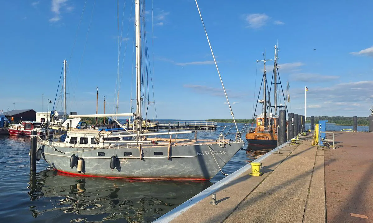 Altwarp: {"base": "en", "no": "Inngangen", "se": "Inloppet", "en": "The entrance", "da": "Indsejlingen", "fr": "L'entr\u00e9e", "de": "Der Eingang", "es": "La entrada", "it": "L'ingresso", "pt": "A entrada", "nl": "De ingang", "pl": "Wej\u015bcie", "uk": "\u0412\u0445\u0456\u0434", "ro": "Intrarea", "tr": "Giri\u015f", "el": "\u0397 \u03b5\u03af\u03c3\u03bf\u03b4\u03bf\u03c2", "cs": "Vstup", "hu": "A bej\u00e1rat", "fi": "Sis\u00e4\u00e4nk\u00e4ynti", "bg": "\u0412\u0445\u043e\u0434\u044a\u0442", "sr": "Ulaz", "et": "Sissep\u00e4\u00e4s", "lv": "Ieeja", "lt": "\u012e\u0117jimas"}