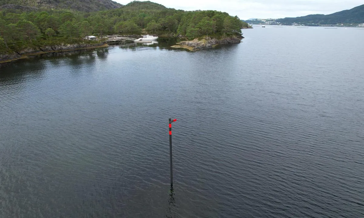 Ålvora: {"base": "no", "no": "Halvmeters grunnen i innseilingen er n\u00e5 merket med en jernstake(s\u00f8yle) med r\u00f8d refleks og pil.", "se": "Halvmetersgrunden i inseglingen \u00e4r nu markerad med en j\u00e4rnstake (kolonn) med r\u00f6d reflex och pil.", "en": "The half-meter shallow area in the entrance is now marked with an iron pole (column) with a red reflector and arrow.", "da": "Halvmeter grunden i indsejlingen er nu markeret med en jernstang (s\u00f8jle) med r\u00f8d refleks og pil.", "fr": "Le banc de demi-m\u00e8tre \u00e0 l'entr\u00e9e du port est d\u00e9sormais marqu\u00e9 par une balise en fer (colonne) avec un r\u00e9flecteur rouge et une fl\u00e8che.", "de": "Der Halbmetergrund bei der Einfahrt ist jetzt mit einer Eisenspitze (S\u00e4ule) mit rotem Reflektor und Pfeil markiert.", "es": "El escollo de medio metro en la entrada al puerto est\u00e1 ahora se\u00f1alizado con un poste de hierro (columna) con un reflector rojo y una flecha.", "it": "Il banco di mezzo metro all'ingresso \u00e8 ora segnato con un palo di ferro (colonna) con un riflettore rosso e una freccia.", "pt": "O recife de meio metro na entrada est\u00e1 agora marcado com uma estaca de ferro (coluna) com refletor vermelho e seta.", "nl": "De halve meter diepte bij de binnenvaart is nu gemarkeerd met een ijzeren paal (zuil) met een rode reflector en een pijl.", "pl": "P\u00f3\u0142metrowa przeszkoda na wej\u015bciu do portu jest teraz oznaczona \u017celaznym pr\u0119tem (kolumn\u0105) z czerwon\u0105 odblaskow\u0105 tabliczk\u0105 i strza\u0142k\u0105.", "uk": "\u041f\u0456\u0432\u043c\u0435\u0442\u0440\u043e\u0432\u0443 \u043c\u0456\u043b\u0438\u043d\u0443 \u043d\u0430 \u0432\u0445\u043e\u0434\u0456 \u0432 \u0433\u0430\u0432\u0430\u043d\u044c \u0442\u0435\u043f\u0435\u0440 \u043f\u043e\u0437\u043d\u0430\u0447\u0435\u043d\u043e \u0437\u0430\u043b\u0456\u0437\u043d\u0438\u043c \u043c\u0430\u0440\u043a\u0435\u0440\u043e\u043c (\u0441\u0442\u043e\u0432\u043f\u043e\u043c) \u0437 \u0447\u0435\u0440\u0432\u043e\u043d\u0438\u043c \u0432\u0456\u0434\u0431\u0438\u0432\u0430\u0447\u0435\u043c \u0456 \u0441\u0442\u0440\u0456\u043b\u043a\u043e\u044e.", "ro": "Reciful de jum\u0103tate de metru la intrare este acum marcat cu un st\u00e2lp de fier (coloan\u0103) cu reflexie ro\u0219ie \u0219i s\u0103geat\u0103.", "tr": "Giri\u015fteki yar\u0131m metre derinlikteki tehlikeli b\u00f6lge art\u0131k k\u0131rm\u0131z\u0131 reflekt\u00f6rl\u00fc ve ok i\u015faretli bir demir kaz\u0131k (s\u00fctun) ile i\u015faretlenmi\u015ftir.", "el": "\u039f \u03cd\u03c6\u03b1\u03bb\u03bf\u03c2 \u03c4\u03bf\u03c5 \u03bc\u03b9\u03c3\u03bf\u03cd \u03bc\u03ad\u03c4\u03c1\u03bf\u03c5 \u03c3\u03c4\u03b7\u03bd \u03b5\u03af\u03c3\u03bf\u03b4\u03bf \u03c4\u03bf\u03c5 \u03bb\u03b9\u03bc\u03b1\u03bd\u03b9\u03bf\u03cd \u03b5\u03af\u03bd\u03b1\u03b9 \u03c4\u03ce\u03c1\u03b1 \u03c3\u03b7\u03bc\u03b1\u03c4\u03bf\u03b4\u03bf\u03c4\u03b7\u03bc\u03ad\u03bd\u03bf\u03c2 \u03bc\u03b5 \u03ad\u03bd\u03b1\u03bd \u03c3\u03b9\u03b4\u03b5\u03c1\u03ad\u03bd\u03b9\u03bf \u03c0\u03ac\u03c3\u03b1\u03bb\u03bf (\u03ba\u03bf\u03bb\u03cc\u03bd\u03b1) \u03bc\u03b5 \u03ba\u03cc\u03ba\u03ba\u03b9\u03bd\u03b7 \u03b1\u03bd\u03c4\u03b1\u03bd\u03ac\u03ba\u03bb\u03b1\u03c3\u03b7 \u03ba\u03b1\u03b9 \u03b2\u03ad\u03bb\u03bf\u03c2.", "cs": "P\u016flmetrov\u00e1 m\u011bl\u010dina v p\u0159\u00edstavu je nyn\u00ed ozna\u010dena \u017eelezn\u00fdm ukazatelem (sloupem) s \u010derven\u00fdm reflexem a \u0161ipkou.", "hu": "A bej\u00e1ratn\u00e1l l\u00e9v\u0151 f\u00e9lm\u00e9teres z\u00e1tony most m\u00e1r v\u00f6r\u00f6s f\u00e9nnyel ell\u00e1tott vasp\u00f3zn\u00e1val (oszlop) \u00e9s ny\u00edllal van megjel\u00f6lve.", "fi": "Puolen metrin matalikko sis\u00e4\u00e4ntulov\u00e4yl\u00e4ss\u00e4 on nyt merkitty rautapylv\u00e4\u00e4ll\u00e4, jossa on punainen heijastin ja merkki.", "bg": "\u041f\u043e\u043b\u0443\u043c\u0435\u0442\u0440\u043e\u0432\u0438\u044f\u0442 \u0440\u0438\u0444 \u043f\u0440\u0438 \u0432\u0445\u043e\u0434\u0430 \u0441\u0435\u0433\u0430 \u0435 \u043c\u0430\u0440\u043a\u0438\u0440\u0430\u043d \u0441 \u0436\u0435\u043b\u0435\u0437\u0435\u043d \u043a\u043e\u043b\u043e\u043d\u0430 \u0441 \u0447\u0435\u0440\u0432\u0435\u043d \u043e\u0442\u0440\u0430\u0436\u0430\u0442\u0435\u043b \u0438 \u0441\u0442\u0440\u0435\u043b\u043a\u0430.", "sr": "\u041f\u043e\u043b\u0443\u043c\u0435\u0442\u0430\u0440\u0441\u043a\u0430 \u043f\u043b\u0438\u045b\u0438\u043d\u0430 \u043d\u0430 \u0443\u043b\u0430\u0437\u0443 \u0443 \u043b\u0443\u043a\u0443 \u0458\u0435 \u0441\u0430\u0434\u0430 \u043e\u0431\u0435\u043b\u0435\u0436\u0435\u043d\u0430 \u0433\u0432\u043e\u0437\u0434\u0435\u043d\u043e\u043c \u0441\u0442\u0443\u0431\u043e\u043c \u0441\u0430 \u0446\u0440\u0432\u0435\u043d\u0438\u043c \u0440\u0435\u0444\u043b\u0435\u043a\u0442\u043e\u0440\u043e\u043c \u0438 \u0441\u0442\u0440\u0435\u043b\u0438\u0446\u043e\u043c.", "et": "Poolmeetrine madal sisses\u00f5iduteel on n\u00fc\u00fcd m\u00e4rgistatud rauast vaiaga (sambaga), millel on punane reflektor ja nool.", "lv": "Pusmetru dzi\u013cuma seklum\u0101 ieejas kan\u0101l\u0101 tagad ir atz\u012bm\u0113ts ar dzelzs stabu (p\u012bl\u0101ru) ar sarkanu atstarot\u0101ju un bulti\u0146u.", "lt": "Pusiniai metrai prie \u012fplaukimo dabar pa\u017eym\u0117ti gele\u017eine kartele (kolona) su raudonu at\u0161vaitu ir rodykle."}