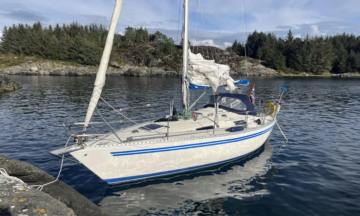 Alvøyna: {"base": "en", "no": "Hyggelig omr\u00e5de, fant 2x bolter p\u00e5 land for baugfort\u00f8yning.", "se": "Trevligt omr\u00e5de, hittade 2 st pinnar p\u00e5 land f\u00f6r att binda f\u00f6ren.", "en": "Nice area, found 2x pins on shore for bow tie in.", "da": "Dejligt omr\u00e5de, fandt 2x pinde p\u00e5 kysten til at binde forst\u00e6vnen.", "fr": "Belle zone, trouv\u00e9 2x piquets \u00e0 terre pour amarrer l'avant.", "de": "Sch\u00f6nes Gebiet, fand 2x Poller an Land zum Festmachen des Bugs.", "es": "\u00c1rea agradable, encontrado 2x pins en la orilla para atar la proa.", "it": "Bella zona, trovati 2x picchetti a terra per l\u2019ormeggio di prua.", "pt": "\u00c1rea agrad\u00e1vel, encontradas 2x estacas em terra para amarra\u00e7\u00e3o de proa.", "nl": "Mooi gebied, <br/>2x pennen gevonden aan de kust om vooraan vast te maken.", "pl": "\u0141adna okolica, znaleziono 2x ko\u0142ki na brzegu do cumowania dziobem.", "uk": "\u0413\u0430\u0440\u043d\u0438\u0439 \u0440\u0430\u0439\u043e\u043d, \u0437\u043d\u0430\u0439\u0448\u043b\u0438 2x \u043a\u0456\u043b\u043a\u0438 \u043d\u0430 \u0431\u0435\u0440\u0435\u0437\u0456 \u0434\u043b\u044f \u043f\u0440\u0438\u0432'\u044f\u0437\u043a\u0438 \u043d\u043e\u0441\u0430.", "ro": "Zon\u0103 frumoas\u0103, g\u0103site 2 pini pe \u021b\u0103rm pentru ancorare cu prova.", "tr": "G\u00fczel bir b\u00f6lge, ba\u015fta ba\u011flanmak i\u00e7in sahilde 2x kaz\u0131k bulundu.", "el": "\u03a9\u03c1\u03b1\u03af\u03b1 \u03c0\u03b5\u03c1\u03b9\u03bf\u03c7\u03ae, \u03b2\u03c1\u03ad\u03b8\u03b7\u03ba\u03b1\u03bd 2x \u03c5\u03c0\u03bf\u03b4\u03bf\u03c7\u03ad\u03c2 \u03c3\u03c4\u03b7\u03bd \u03b1\u03ba\u03c4\u03ae \u03b3\u03b9\u03b1 \u03c0\u03bb\u03ce\u03c1\u03b7.", "cs": "P\u011bkn\u00e1 oblast, na\u0161el jsem 2 kol\u00edky na b\u0159ehu k uv\u00e1z\u00e1n\u00ed p\u0159\u00edd\u011b.", "hu": "Sz\u00e9p ter\u00fclet, a parton 2x r\u00f6gz\u00edt\u00e9si pontot tal\u00e1ltam az orrkik\u00f6t\u00e9shez.", "fi": "Mukava alue, rannalla 2x kiinnitystappia keulakiinnityst\u00e4 varten.", "bg": "\u0425\u0443\u0431\u0430\u0432 \u0440\u0430\u0439\u043e\u043d, \u043d\u0430\u043c\u0435\u0440\u0435\u043d\u0438 \u0441\u0430 2x \u043a\u043e\u043b\u0447\u0435\u0442\u0430 \u043d\u0430 \u0431\u0440\u0435\u0433\u0430 \u0437\u0430 \u0437\u0430\u0432\u044a\u0440\u0437\u0432\u0430\u043d\u0435 \u043d\u0430 \u043d\u043e\u0441\u0430.", "sr": "Lepo podru\u010dje, prona\u0111ena 2x klina na obali za vezivanje pramca.", "et": "Hea piirkond, rannikul leitud 2x ankruposti v\u00f6\u00f6ri kinnitamiseks.", "lv": "Pat\u012bkama teritorija, atrasti 2x p\u0101\u013ci pie krasta piest\u0101tnei ar priek\u0161galu", "lt": "Maloni vieta, radome 2x kai\u0161\u010dius krante, kad priri\u0161tume priekin\u0119 dal\u012f."}