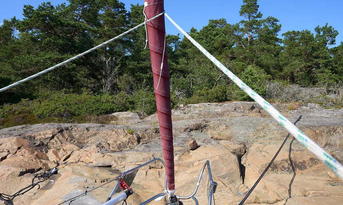 Anbergsfladen: {"base": "fi", "no": "En stein viser at det har v\u00e6rt en annen b\u00e5t her.", "se": "Stenen ber\u00e4ttar att h\u00e4r har det varit en annan b\u00e5t ocks\u00e5.", "en": "The rock indicates that another boat has also been here.", "da": "Stenen fort\u00e6ller, at der har v\u00e6ret en anden b\u00e5d her.", "fr": "La pierre indique qu'il y a eu un autre bateau ici.", "de": "Der Stein sagt, dass hier auch ein anderes Boot gewesen ist.", "es": "La piedra indica que aqu\u00ed ha habido otro barco.", "it": "Una pietra indica che qui c'era un'altra barca.", "pt": "A pedra diz que aqui j\u00e1 houve outro barco.", "nl": "De steen geeft aan dat hier nog een ander schip is geweest.", "pl": "Kamie\u0144 m\u00f3wi, \u017ce tu by\u0142a jeszcze jaka\u015b inna \u0142\u00f3d\u017a.", "uk": "\u0421\u043a\u0435\u043b\u044f \u0432\u043a\u0430\u0437\u0443\u0454 \u043d\u0430 \u0442\u0435, \u0449\u043e \u0442\u0443\u0442 \u0442\u0430\u043a\u043e\u0436 \u0431\u0443\u043b\u0430 \u0456\u043d\u0448\u0430 \u044f\u0445\u0442\u0430.", "ro": "Piatra indic\u0103 faptul c\u0103 aici a fost o alt\u0103 barc\u0103.", "tr": "Ta\u015f, buran\u0131n ba\u015fka bir tekneye daha ev sahipli\u011fi yapt\u0131\u011f\u0131n\u0131 s\u00f6yl\u00fcyor.", "el": "\u0397 \u03c0\u03ad\u03c4\u03c1\u03b1 \u03bb\u03ad\u03b5\u03b9 \u03cc\u03c4\u03b9 \u03b5\u03b4\u03ce \u03c5\u03c0\u03ae\u03c1\u03c7\u03b5 \u03ba\u03b1\u03b9 \u03ac\u03bb\u03bb\u03bf \u03ad\u03bd\u03b1 \u03c3\u03ba\u03ac\u03c6\u03bf\u03c2.", "cs": "K\u00e1men \u0159\u00edk\u00e1, \u017ee zde byla je\u0161t\u011b n\u011bjak\u00e1 jin\u00e1 lo\u010f.", "hu": "Egy k\u0151 azt mondja, hogy itt volt egy m\u00e1sik haj\u00f3 is.", "fi": "Kivi kertoo, ett\u00e4 t\u00e4ss\u00e4 on ollut joku toinenkin vene.", "bg": "\u041a\u0430\u043c\u044a\u043a\u044a\u0442 \u043f\u043e\u043a\u0430\u0437\u0432\u0430, \u0447\u0435 \u0442\u0443\u043a \u0435 \u0438\u043c\u0430\u043b\u043e \u0438 \u0434\u0440\u0443\u0433\u0430 \u043b\u043e\u0434\u043a\u0430.", "sr": "Kamen pokazuje da je ovde bio jo\u0161 neki brod.", "et": "Kivi \u00fctleb, et siin on olnud keegi teine paat.", "lv": "Akme\u0146i liecina, ka \u0161eit ir bijusi cita laiva.", "lt": "Akmuo rodo, kad \u010dia buvo dar vienas laivas."}