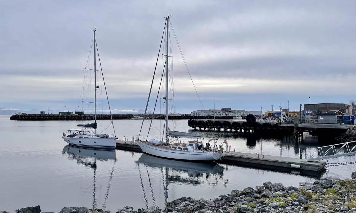 Andenes Østre Havn: Den nordre delen av flytebrygga er uten bildekk som fendrer av den søndre siden. God dybde helt inn til landgangen. Kan bli litt svell i havna når større båter passerer eller vinden trykker på fra øst.