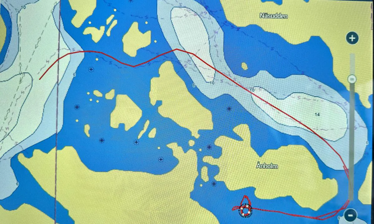 Ånholm-Bodö: Det finns många stenar på väg in till hamnen. Ni kan följa den röda linjen här.