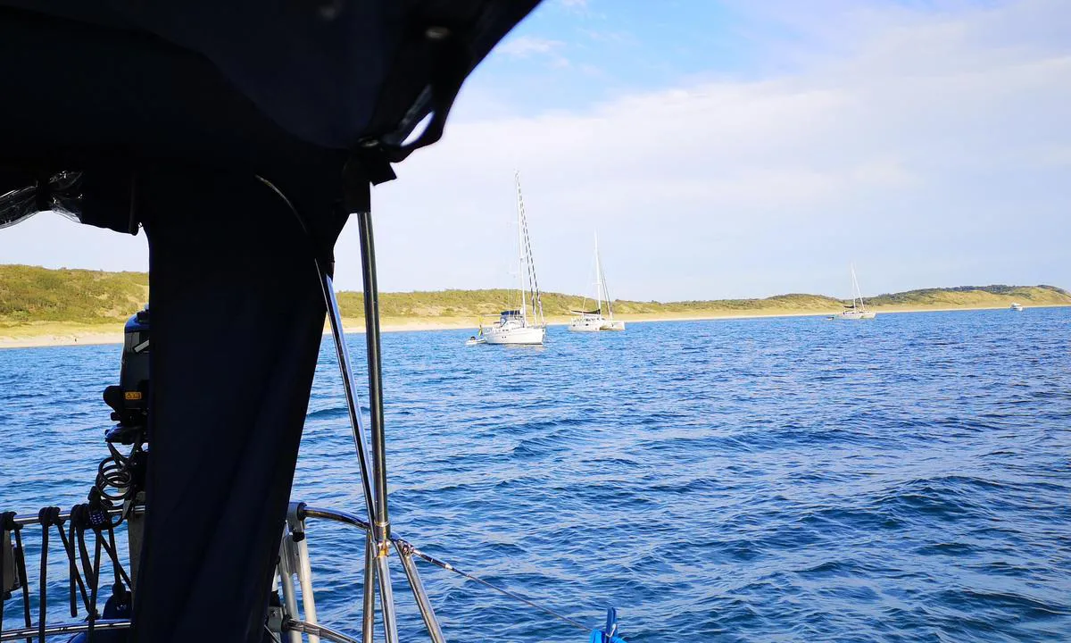 Anholt: Önskar att jag kunde beskriva naturhamn en som magisk men båten har rullat/gungat rejält eller mindre rejält sedan vi kom. Stannade visserligen bara 1 dygn men trots att det var vindstilla och den vind som var kom från norr så valde vi att lämna så fort vi kunde. Hamnen hade ju såklart varit en lösning men vi var här 14 juli. Högsäsong så det var aldrig ett alternativ för oss. Annars fin ankrings, man ser botten klart och tydligt på 4m djup.Enkelt att ta sig in till stranden med dinge eller simma in. Fantastiska stränder.Vi kommer nog tillbaka vid lågsäsong.