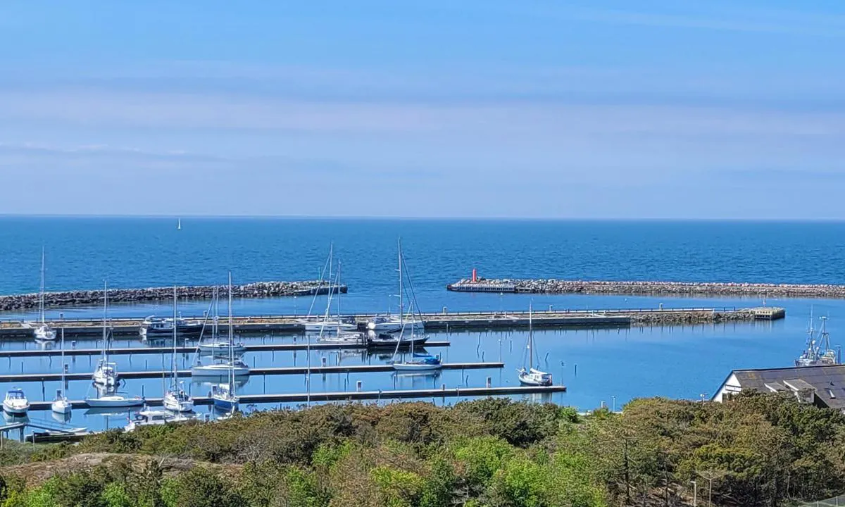 Anholt Havn: {"base": "de", "no": "Utsikt fra Nordbjerg mot vest.", "se": "Utsikt fr\u00e5n Nordbjerg v\u00e4sterut.", "en": "View from Nordbjerg towards the west.", "da": "Udsigt fra Nordbjerg mod vest.", "fr": "Vue depuis Nordbjerg vers l'ouest.", "de": "Blick vom Nordbjerg nach Westen.", "es": "Vista desde Nordbjerg hacia el oeste.", "it": "Vista dal Nordbjerg verso ovest.", "pt": "Vista do Nordbjerg para oeste.", "nl": "Uitzicht vanaf de Nordbjerg naar het westen.", "pl": "Widok z Nordbjerg na zach\u00f3d.", "uk": "\u0412\u0438\u0434 \u0437 \u041d\u043e\u0440\u0434\u0431'\u0454\u0440\u0433\u0430 \u043d\u0430 \u0437\u0430\u0445\u0456\u0434.", "ro": "Vedere de pe Nordbjerg c\u0103tre vest.", "tr": "Kuzey Da\u011f\u0131'ndan bat\u0131ya bak\u0131\u015f.", "el": "\u0398\u03ad\u03b1 \u03b1\u03c0\u03cc \u03c4\u03bf Nordbjerg \u03c0\u03c1\u03bf\u03c2 \u03c4\u03b1 \u03b4\u03c5\u03c4\u03b9\u03ba\u03ac.", "cs": "Pohled z Nordbjerga na z\u00e1pad.", "hu": "Kil\u00e1t\u00e1s az \u00c9szaki-hegyr\u0151l nyugatra.", "fi": "N\u00e4k\u00f6ala Nordbjergilt\u00e4 l\u00e4nteen.", "bg": "\u0418\u0437\u0433\u043b\u0435\u0434 \u043e\u0442 Nordbjerg \u043d\u0430 \u0437\u0430\u043f\u0430\u0434.", "sr": "Pogled sa Nordbjerga na zapad.", "et": "Vaade Nordbjergilt l\u00e4\u00e4nde.", "lv": "Skats no Nordbjerg uz rietumiem.", "lt": "Vaizdas i\u0161 Nordbjergo \u012f vakarus."}