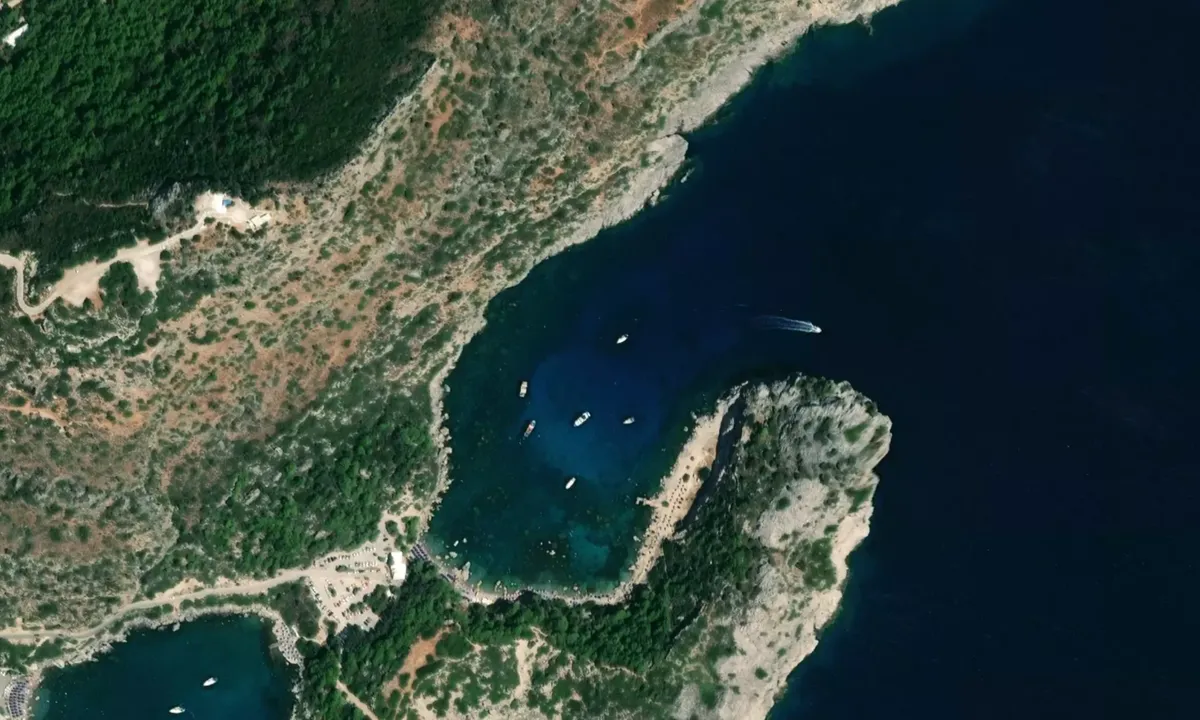 Flyfoto av Antoni Kouin Bay
