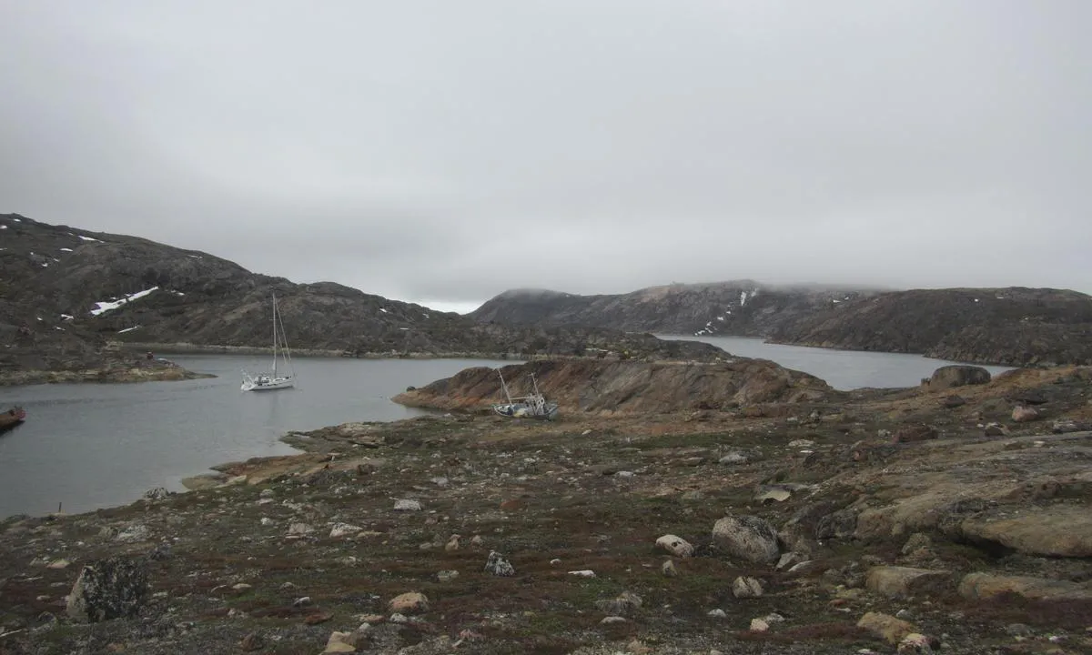 Aorrussaarssuk: {"base": "fr", "no": "Fort\u00f8yd midt i passasjen i den \u00f8stlige bukten, ligger vraket av den 10 meter lange seilb\u00e5ten Dodo\u2019s Delight 6 meter under kj\u00f8len min.", "se": "Ankrad mitt i passagen av den \u00f6stra viken, ligger vraket av den 10 meter l\u00e5nga segelb\u00e5ten Dodo\u2019s Delight 6 meter under min k\u00f6l", "en": "Anchored in the middle of the pass of the East creek, the wreck of the 10-meter sailboat Dodo's Delight lies 6 meters below my keel.", "da": "For anker midt i indsejlingen til den \u00f8stlige vig ligger vraget af den 10 meter lange sejlb\u00e5d Dodo's Delight 6 meter under min k\u00f8l", "fr": "Mouill\u00e9 au milieu de la passe de la crique Est, l\u2019\u00e9pave du voilier de 10 m\u00e8tres Dodo\u2019s Delight repose 6 m\u00e8tres sous ma quille", "de": "Vor Anker in der Mitte der Passage der \u00f6stlichen Bucht, das Wrack des 10-Meter-Schiffs Dodo's Delight liegt 6 Meter unter meinem Kiel.", "es": "Anclado en el medio del canal de la cala Este, el naufragio del velero de 10 metros Dodo\u2019s Delight descansa 6 metros bajo mi quilla", "it": "Ancorato nel mezzo del passaggio della insenatura Est, il relitto dello yacht di 10 metri Dodo\u2019s Delight giace 6 metri sotto la mia chiglia", "pt": "Ancorado no meio do canal da enseada Leste, o naufr\u00e1gio do veleiro de 10 metros Dodo\u2019s Delight repousa a 6 metros sob minha quilha", "nl": "Voor anker in het midden van de doorgang van de oostelijke kreek, ligt het wrak van het 10 meter lange zeiljacht Dodo's Delight 6 meter onder mijn kiel.", "pl": "Zatopiony na \u015brodku przej\u015bcia wschodniej zatoczki, wrak 10-metrowego jachtu Dodo\u2019s Delight le\u017cy 6 metr\u00f3w pod moj\u0105 st\u0119pk\u0105", "uk": "\u042f\u043a\u0456\u0440 \u043f\u043e\u0441\u0435\u0440\u0435\u0434 \u043f\u0440\u043e\u0445\u043e\u0434\u0443 \u043d\u0430 \u0441\u0445\u0456\u0434\u043d\u0456\u0439 \u0431\u0443\u0445\u0442\u0456, \u0437\u0430\u0442\u043e\u043d\u0443\u043b\u0438\u0439 \u0432\u0456\u0442\u0440\u0438\u043b\u044c\u043d\u0438\u043a \u0414\u043e\u0434\u043e\u2019s Delight \u0434\u043e\u0432\u0436\u0438\u043d\u043e\u044e 10 \u043c\u0435\u0442\u0440\u0456\u0432 \u0437\u043d\u0430\u0445\u043e\u0434\u0438\u0442\u044c\u0441\u044f \u043d\u0430 \u0433\u043b\u0438\u0431\u0438\u043d\u0456 6 \u043c\u0435\u0442\u0440\u0456\u0432 \u043f\u0456\u0434 \u043c\u043e\u0457\u043c \u043a\u0456\u043b\u044c\u043e\u043c", "ro": "Ancorat\u0103 \u00een mijlocul pasajului din golfule\u021bul de Est, epava yachtului de 10 metri Dodo\u2019s Delight se afl\u0103 la 6 metri sub chila mea", "tr": "Ortadaki ge\u00e7idin do\u011fu koyunda demirlemi\u015f, 10 metrelik yelkenli Dodo's Delight'in enkaz\u0131 omurgam\u0131n 6 metre alt\u0131nda yat\u0131yor.", "el": "\u0391\u03b3\u03ba\u03c5\u03c1\u03bf\u03b2\u03bf\u03bb\u03b7\u03bc\u03ad\u03bd\u03bf \u03c3\u03c4\u03b7 \u03bc\u03ad\u03c3\u03b7 \u03c4\u03bf\u03c5 \u03c0\u03b5\u03c1\u03ac\u03c3\u03bc\u03b1\u03c4\u03bf\u03c2 \u03c4\u03b7\u03c2 \u03b1\u03bd\u03b1\u03c4\u03bf\u03bb\u03b9\u03ba\u03ae\u03c2 \u03ba\u03c1\u03b7\u03bc\u03bd\u03bf\u03cd\u03c2, \u03c4\u03bf \u03bd\u03b1\u03c5\u03ac\u03b3\u03b9\u03bf \u03c4\u03bf\u03c5 \u03b9\u03c3\u03c4\u03b9\u03bf\u03c0\u03bb\u03bf\u03ca\u03ba\u03bf\u03cd \u03c3\u03ba\u03ac\u03c6\u03bf\u03c5\u03c2 10 \u03bc\u03ad\u03c4\u03c1\u03c9\u03bd Dodo's Delight \u03b1\u03bd\u03b1\u03c0\u03b1\u03cd\u03b5\u03c4\u03b1\u03b9 6 \u03bc\u03ad\u03c4\u03c1\u03b1 \u03ba\u03ac\u03c4\u03c9 \u03b1\u03c0\u03cc \u03c4\u03b7\u03bd \u03ba\u03b1\u03c1\u03af\u03bd\u03b1 \u03bc\u03bf\u03c5", "cs": "Kotevn\u00ed m\u00edsto uprost\u0159ed pr\u016fjezdu V\u00fdchodn\u00edho z\u00e1livu, vrak 10 metrov\u00e9 plachetnice Dodo\u2019s Delight le\u017e\u00ed 6 metr\u016f pod moj\u00ed k\u00fdlem", "hu": "A Keleti-\u00f6b\u00f6l k\u00f6z\u00e9ps\u0151 \u00e1tj\u00e1r\u00f3j\u00e1nak k\u00f6zep\u00e9n lehorgonyozva, a 10 m\u00e9ter hossz\u00fa Dodo\u2019s Delight vitorl\u00e1s haj\u00f3 roncsa 6 m\u00e9terrel a haj\u00f3m tatja alatt nyugszik.", "fi": "Ankkuroituneena It\u00e4salmen keskell\u00e4, 10 metrin purjeveneen Dodo's Delightin hylky lep\u00e4\u00e4 6 metri\u00e4 k\u00f6lini alla", "bg": "\u0417\u0430\u043a\u043e\u0442\u0432\u0435\u043d \u043f\u043e \u0441\u0440\u0435\u0434\u0430\u0442\u0430 \u043d\u0430 \u043f\u0440\u043e\u0445\u043e\u0434\u0430 \u043d\u0430 \u0438\u0437\u0442\u043e\u0447\u043d\u0438\u044f \u0437\u0430\u043b\u0438\u0432, \u043e\u0441\u0442\u0430\u043d\u043a\u0438\u0442\u0435 \u043d\u0430 10-\u043c\u0435\u0442\u0440\u043e\u0432\u0430\u0442\u0430 \u0432\u0435\u0442\u0440\u043e\u0445\u043e\u0434\u043d\u0430 \u044f\u0445\u0442\u0430 Dodo\u2019s Delight \u043f\u043e\u0447\u0438\u0432\u0430\u0442 \u043d\u0430 6 \u043c\u0435\u0442\u0440\u0430 \u043f\u043e\u0434 \u043c\u043e\u044f\u0442\u0430 \u043a\u0438\u043b.", "sr": "Usidrena na sredini prolaza isto\u010dne uvale, olupina 10-metarskog jedrenjaka Dodo\u2019s Delight le\u017ei 6 metara ispod mog kobilice.", "et": "S\u00e4\u00e4rasele l\u00f5unaeesse, laheava keskel, lebab 10-meetrise purjeka Dodo's Delight vrakk 6 meetrit minu kilo all.", "lv": "Piest\u0101ts centr\u0101lo \u0161auruma austrumu pl\u016bsmu, desmit metru garais buruku\u0123is Dodo's Delight atrodas se\u0161us metrus zem mana \u0137\u012b\u013ca", "lt": "\u012etvirtinta pra\u0117jimo viduryje rytin\u0117je \u012flankoje, 10 metr\u0173 ilgio burlaivio Dodo\u2019s Delight nuolau\u017ea guli 6 metrus po mano kelmu"}