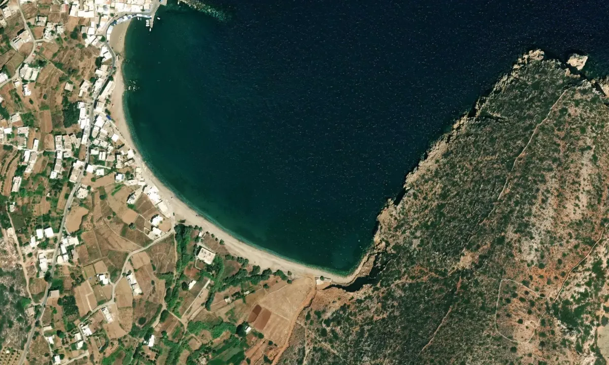 Flyfoto av Apollonas Beach