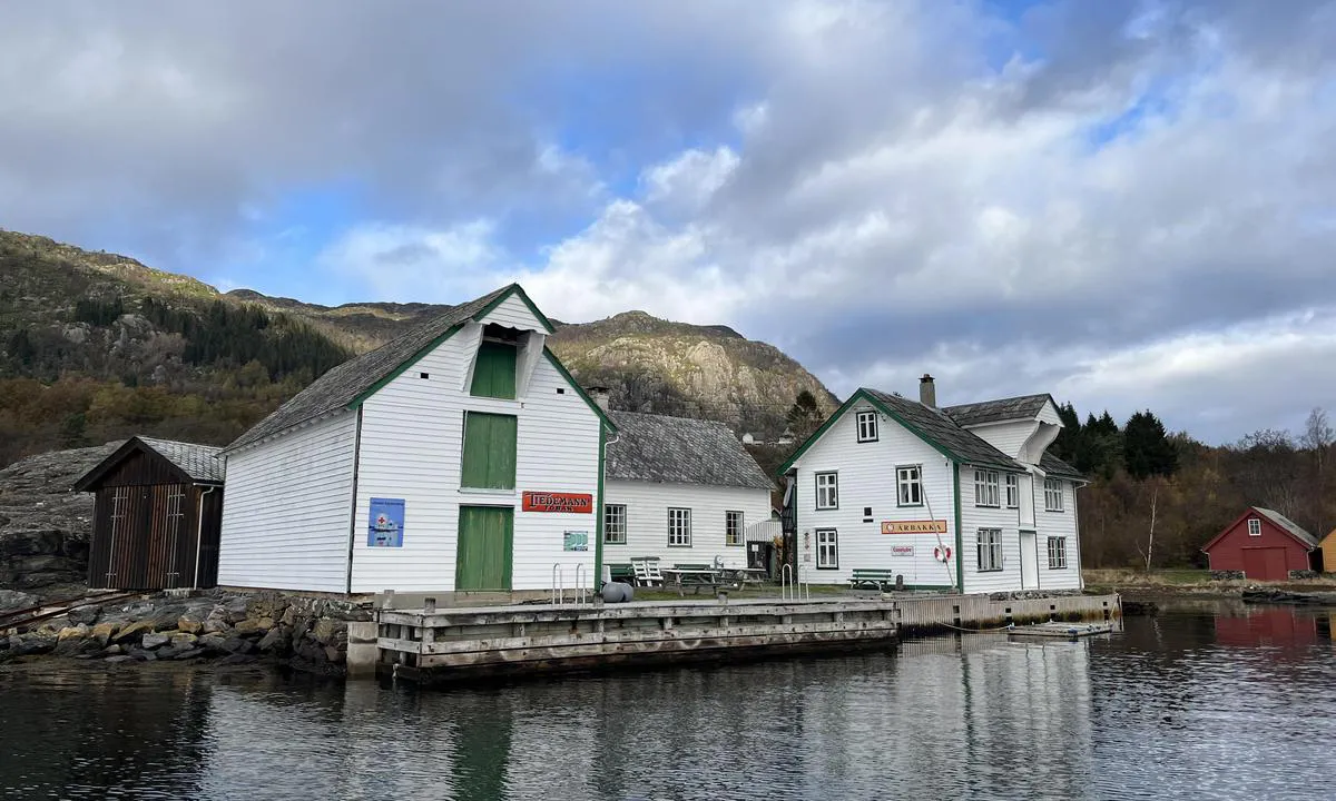 Årbakka Handelstad: {"base": "en", "no": "Vinterbes\u00f8k. Alt er stengt som forventet, men er fortsatt en fin havn", "se": "Vinterbes\u00f6k. Allt \u00e4r st\u00e4ngt som f\u00f6rv\u00e4ntat men det \u00e4r \u00e4nd\u00e5 en trevlig hamn", "en": "Winter visit. Everything is closed as expected but still is a nice harbor", "da": "Vinterbes\u00f8g. Alt er lukket som forventet, men det er stadig en hyggelig havn", "fr": "Visite hivernale. Tout est ferm\u00e9 comme pr\u00e9vu, mais c'est quand m\u00eame un port agr\u00e9able.", "de": "Winterbesuch. Alles ist wie erwartet geschlossen, aber es ist immer noch ein sch\u00f6ner Hafen.", "es": "Visita de invierno. Todo est\u00e1 cerrado como era de esperar, pero sigue siendo un puerto agradable.", "it": "Visita invernale. Tutto \u00e8 chiuso come previsto, ma \u00e8 comunque un bel porto", "pt": "Visita de inverno. Tudo est\u00e1 fechado como esperado, mas ainda \u00e9 um porto agrad\u00e1vel", "nl": "Winterbezoek. Alles is zoals verwacht gesloten, maar het is nog steeds een mooie haven.", "pl": "Wizyta zim\u0105. Wszystko jest zamkni\u0119te, jak mo\u017cna si\u0119 spodziewa\u0107, ale to wci\u0105\u017c mi\u0142y port", "uk": "\u0417\u0438\u043c\u043e\u0432\u0438\u0439 \u0432\u0456\u0437\u0438\u0442. \u0412\u0441\u0435 \u0437\u0430\u043a\u0440\u0438\u0442\u043e, \u044f\u043a \u0456 \u043e\u0447\u0456\u043a\u0443\u0432\u0430\u043b\u043e\u0441\u044f, \u0430\u043b\u0435 \u0432\u0441\u0435 \u043e\u0434\u043d\u043e \u0446\u0435 \u0433\u0430\u0440\u043d\u0430 \u0433\u0430\u0432\u0430\u043d\u044c", "ro": "Vizit\u0103 de iarn\u0103. Totul este \u00eenchis, a\u0219a cum era de a\u0219teptat, dar este totu\u0219i un port frumos", "tr": "K\u0131\u015f ziyareti. Her \u015fey beklendi\u011fi gibi kapal\u0131 ama yine de g\u00fczel bir liman", "el": "\u03a7\u03b5\u03b9\u03bc\u03b5\u03c1\u03b9\u03bd\u03ae \u03b5\u03c0\u03af\u03c3\u03ba\u03b5\u03c8\u03b7. \u038c\u03bb\u03b1 \u03b5\u03af\u03bd\u03b1\u03b9 \u03ba\u03bb\u03b5\u03b9\u03c3\u03c4\u03ac \u03cc\u03c0\u03c9\u03c2 \u03b1\u03bd\u03b1\u03bc\u03ad\u03bd\u03b5\u03c4\u03b1\u03b9, \u03b1\u03bb\u03bb\u03ac \u03b5\u03be\u03b1\u03ba\u03bf\u03bb\u03bf\u03c5\u03b8\u03b5\u03af \u03bd\u03b1 \u03b5\u03af\u03bd\u03b1\u03b9 \u03ad\u03bd\u03b1 \u03c9\u03c1\u03b1\u03af\u03bf \u03bb\u03b9\u03bc\u03ac\u03bd\u03b9", "cs": "Zimn\u00ed n\u00e1v\u0161t\u011bva. V\u0161e je zav\u0159en\u00e9, jak se o\u010dek\u00e1valo, ale st\u00e1le je to p\u011bkn\u00fd p\u0159\u00edstav", "hu": "T\u00e9li l\u00e1togat\u00e1s. Minden z\u00e1rva van, ahogy v\u00e1rhat\u00f3 volt, de m\u00e9gis sz\u00e9p a kik\u00f6t\u0151.", "fi": "Talvivierailu. Kaikki on kiinni, kuten odotettua, mutta satama on silti miellytt\u00e4v\u00e4.", "bg": "\u0417\u0438\u043c\u043d\u043e \u043f\u043e\u0441\u0435\u0449\u0435\u043d\u0438\u0435. \u0412\u0441\u0438\u0447\u043a\u043e \u0435 \u0437\u0430\u0442\u0432\u043e\u0440\u0435\u043d\u043e, \u043a\u0430\u043a\u0442\u043e \u0441\u0435 \u043e\u0447\u0430\u043a\u0432\u0430, \u043d\u043e \u0432\u044a\u043f\u0440\u0435\u043a\u0438 \u0442\u043e\u0432\u0430 \u0435 \u043f\u0440\u0438\u044f\u0442\u043d\u043e \u043f\u0440\u0438\u0441\u0442\u0430\u043d\u0438\u0449\u0435.", "sr": "Zimska poseta. Sve je zatvoreno kao \u0161to se o\u010dekuje, ali je i dalje lep pristani\u0161te", "et": "Talvine k\u00fclastus. K\u00f5ik on suletud, nagu oodata, kuid ikkagi on see kena sadam.", "lv": "Ziemas apmekl\u0113jums. Viss ir sl\u0113gts, k\u0101 gaid\u012bts, bet joproj\u0101m ir jauks osta", "lt": "\u017diemos vizitas. Viskas u\u017edaryta kaip ir tik\u0117tasi, ta\u010diau tai vis dar yra malonus uostas"}