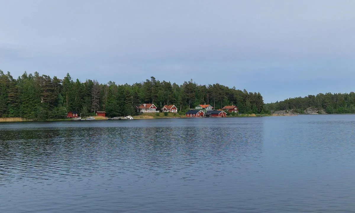 Arholma - Österhamn: {"base": "en", "no": "Utsikt fra flytebryggen mot ankringsomr\u00e5det", "se": "Utsikt fr\u00e5n pontonen \u00f6ver ankringsomr\u00e5det", "en": "View from the pontoon on the anchoring area", "da": "Udsigt fra pontonen til ankerpladsen", "fr": "Vue depuis le ponton sur la zone de mouillage", "de": "Blick vom Ponton auf das Ankergebiet", "es": "Vista desde el pont\u00f3n hacia el \u00e1rea de fondeo", "it": "Vista dal pontile sull'area di ancoraggio", "pt": "Vista do pont\u00e3o para a \u00e1rea de fundeio", "nl": "Uitzicht vanaf de steiger op het ankergebied", "pl": "Widok z pomostu na kotwicowisko", "uk": "\u0412\u0438\u0434 \u0437 \u043f\u043e\u043d\u0442\u043e\u043d\u0443 \u043d\u0430 \u044f\u043a\u0456\u0440\u043d\u0443 \u0437\u043e\u043d\u0443", "ro": "Vedere de pe ponton asupra zonei de ancorare", "tr": "\u0130skele pontonundan demirleme b\u00f6lgesine bak\u0131\u015f", "el": "\u0398\u03ad\u03b1 \u03b1\u03c0\u03cc \u03c4\u03b7\u03bd \u03c0\u03bb\u03c9\u03c4\u03ae \u03b5\u03be\u03ad\u03b4\u03c1\u03b1 \u03c3\u03c4\u03b7\u03bd \u03c0\u03b5\u03c1\u03b9\u03bf\u03c7\u03ae \u03b1\u03b3\u03ba\u03c5\u03c1\u03bf\u03b2\u03bf\u03bb\u03af\u03b1\u03c2", "cs": "Pohled z pontonu na kotv\u00edc\u00ed oblast", "hu": "Kil\u00e1t\u00e1s a pontonr\u00f3l a horgonyz\u00f3 ter\u00fcletre", "fi": "N\u00e4kym\u00e4 ponttonilta ankkurointialueelle", "bg": "\u0418\u0437\u0433\u043b\u0435\u0434 \u043e\u0442 \u043f\u043e\u043d\u0442\u043e\u043da \u043a\u044a\u043c \u0437\u043e\u043d\u0430\u0442\u0430 \u0437\u0430 \u0437\u0430\u043a\u043e\u0442\u0432\u044f\u043d\u0435", "sr": "Pogled sa pontona na podru\u010dje za usidravanje", "et": "Vaade pontoonilt ankrualale", "lv": "Skats no pontona uz enkuro\u0161an\u0101s zonu", "lt": "Vaizdas nuo pontono \u012f inkaravimo zon\u0105"}