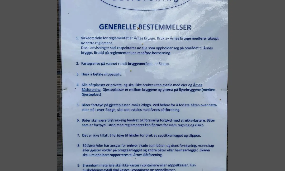 Årnes: {"base": "no", "no": "Oppslag om reglene i havna", "se": "Information om reglerna i hamnen", "en": "Notice about the rules in the harbor", "da": "Opslag om reglerne i havnen"}