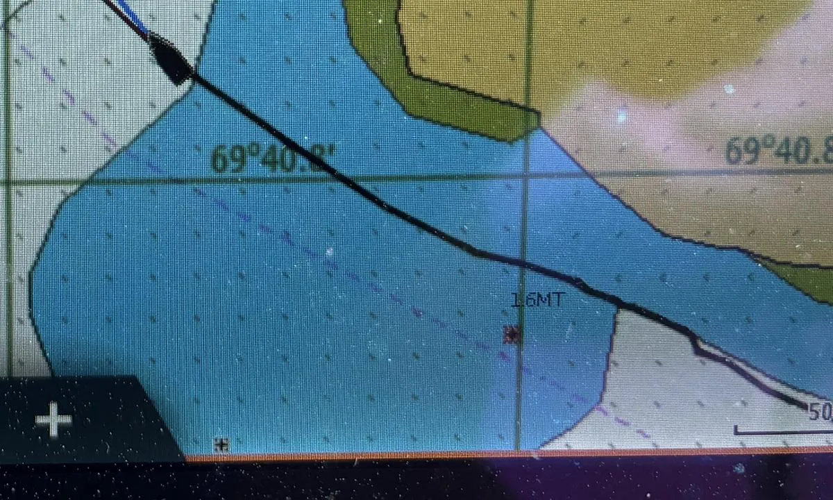 Årøyholmen: {"base": "se", "no": "Vi gikk ut p\u00e5 ca 0,9 meter vann i Lyngseidet og hadde over 3 meters vanndybde p\u00e5 denne ruten, fin sandbunn og ingen steiner. Utkikk i baugen anbefales.", "se": "Vi gick ut p\u00e5 ca 0,9 meter vatten i Lyngseidet och hade drygt 3 meters vattendjup p\u00e5 detta sp\u00e5ret, fin sand botten och inga stenar. Utkik i f\u00f6ren \u00e4r att rekommendera.", "en": "We went out into approximately 0.9 meters of water in Lyngseidet and had over 3 meters of water depth on this course, fine sandy bottom and no rocks. A lookout at the bow is recommended.", "da": "Vi gik ud p\u00e5 ca. 0,9 meters vand i Lyngseidet og havde over 3 meters vanddybde p\u00e5 denne rute, fin sandbund og ingen sten. Udkig i st\u00e6vnen er at anbefale.", "fr": "Nous sommes sortis avec environ 0,9 m\u00e8tre d'eau \u00e0 Lyngseidet et avions un tirant d'eau de plus de 3 m\u00e8tres sur cette route, un fond de sable fin et pas de pierres. Il est recommand\u00e9 de disposer d'un veilleur \u00e0 la proue.", "de": "Wir fuhren auf ca. 0,9 Meter Wasser in Lyngseidet hinaus und hatten an dieser Stelle \u00fcber 3 Meter Wassertiefe, feiner Sandboden und keine Steine. Ein Ausguck im Bug ist zu empfehlen.", "es": "Salimos a unos 0,9 metros de agua en Lyngseidet y tuvimos m\u00e1s de 3 metros de profundidad del agua en este recorrido, fondo de arena fina y sin piedras. Se recomienda mantener una vigilancia en la proa.", "it": "Siamo usciti su circa 0,9 metri d'acqua a Lyngseidet e avevamo pi\u00f9 di 3 metri di profondit\u00e0 dell'acqua su questa rotta, fondo di sabbia fine e senza pietre. \u00c8 consigliabile avere una vedetta a prua.", "pt": "Sa\u00edmos com cerca de 0,9 metros de \u00e1gua em Lyngseidet e t\u00ednhamos mais de 3 metros de profundidade nesta rota, fundo de areia fina e sem pedras. Recomenda-se um vigia na proa.", "nl": "We voeren uit op ongeveer 0,9 meter water in Lyngseidet en hadden een waterdiepte van ruim 3 meter op dit traject, fijne zandbodem en geen stenen. Vooruitkijk in de boeg is aan te bevelen.", "pl": "Wyszli\u015bmy na oko\u0142o 0,9 metra wody w Lyngseidet i mieli\u015bmy ponad 3 metry g\u0142\u0119boko\u015bci wody na tym szlaku, dno z drobnym piaskiem i bez kamieni. Zaleca si\u0119 obserwatora na dziobie.", "uk": "\u041c\u0438 \u0432\u0438\u0439\u0448\u043b\u0438 \u043d\u0430 \u0433\u043b\u0438\u0431\u0438\u043d\u0443 \u0431\u043b\u0438\u0437\u044c\u043a\u043e 0,9 \u043c\u0435\u0442\u0440\u0430 \u0432\u043e\u0434\u0438 \u0432 \u041b\u0456\u043d\u0433\u0441\u0435\u0439\u0434\u0456 \u0442\u0430 \u043c\u0430\u043b\u0438 \u043f\u043e\u043d\u0430\u0434 3 \u043c\u0435\u0442\u0440\u0438 \u0433\u043b\u0438\u0431\u0438\u043d\u0438 \u0432\u043e\u0434\u0438 \u043d\u0430 \u0446\u044c\u043e\u043c\u0443 \u043c\u0430\u0440\u0448\u0440\u0443\u0442\u0456, \u0434\u043d\u043e \u0437 \u0434\u0440\u0456\u0431\u043d\u0438\u043c \u043f\u0456\u0441\u043a\u043e\u043c \u0456 \u0431\u0435\u0437 \u043a\u0430\u043c\u0435\u043d\u0456\u0432. \u0420\u0435\u043a\u043e\u043c\u0435\u043d\u0434\u0443\u0454\u0442\u044c\u0441\u044f \u0432\u0438\u0441\u0442\u0430\u0432\u0438\u0442\u0438 \u043d\u0430\u0433\u043b\u044f\u0434\u0430\u0447\u0430 \u043d\u0430 \u043d\u043e\u0441\u0456.", "ro": "Am plecat pe ap\u0103 de aproximativ 0,9 metri \u00een Lyngseidet \u0219i am avut o ad\u00e2ncime a apei de peste 3 metri pe acest traseu, fund nisipos fin \u0219i f\u0103r\u0103 pietre. Se recomand\u0103 observarea de la prova.", "tr": "Lyngseidet'te yakla\u015f\u0131k 0,9 metre su derinli\u011finde d\u0131\u015far\u0131 \u00e7\u0131kt\u0131k ve bu parkurda yakla\u015f\u0131k 3 metre su derinli\u011fine sahiptik, ince kum taban\u0131 ve ta\u015f yok. Pruvada g\u00f6zc\u00fcl\u00fck yapmak tavsiye edilir.", "el": "\u0392\u03b3\u03ae\u03ba\u03b1\u03bc\u03b5 \u03c3\u03b5 \u03bd\u03b5\u03c1\u03ac \u03b2\u03ac\u03b8\u03bf\u03c5\u03c2 \u03c0\u03b5\u03c1\u03af\u03c0\u03bf\u03c5 0,9 \u03bc\u03ad\u03c4\u03c1\u03bf\u03c5 \u03c3\u03c4\u03b7 Lyngseidet \u03ba\u03b1\u03b9 \u03b5\u03af\u03c7\u03b1\u03bc\u03b5 \u03b2\u03ac\u03b8\u03bf\u03c2 \u03bd\u03b5\u03c1\u03bf\u03cd \u03c0\u03ac\u03bd\u03c9 \u03b1\u03c0\u03cc 3 \u03bc\u03ad\u03c4\u03c1\u03b1 \u03c3\u03b5 \u03b1\u03c5\u03c4\u03ae\u03bd \u03c4\u03b7\u03bd \u03c0\u03bf\u03c1\u03b5\u03af\u03b1, \u03c0\u03ac\u03c4\u03c9\u03bc\u03b1 \u03bc\u03b5 \u03bb\u03b5\u03c0\u03c4\u03ae \u03ac\u03bc\u03bc\u03bf \u03ba\u03b1\u03b9 \u03c7\u03c9\u03c1\u03af\u03c2 \u03c0\u03ad\u03c4\u03c1\u03b5\u03c2. \u03a3\u03c5\u03bd\u03b9\u03c3\u03c4\u03ac\u03c4\u03b1\u03b9 \u03bd\u03b1 \u03c5\u03c0\u03ac\u03c1\u03c7\u03b5\u03b9 \u03c0\u03b1\u03c1\u03b1\u03c4\u03b7\u03c1\u03b7\u03c4\u03ae\u03c2 \u03c3\u03c4\u03bf \u03c0\u03bb\u03ce\u03c1\u03b9\u03bf \u03c4\u03bc\u03ae\u03bc\u03b1.", "cs": "Vypluli jsme na asi 0,9 metru vody v Lyngseidet a m\u011bli v\u00edce ne\u017e 3 metry hloubky vody na t\u00e9to trase, jemn\u00e9 p\u00eds\u010dit\u00e9 dno a \u017e\u00e1dn\u00e9 kameny. Doporu\u010duje se hl\u00eddka na p\u0159\u00eddi.", "hu": "K\u00f6r\u00fclbel\u00fcl 0,9 m\u00e9ter m\u00e9ly v\u00edzre haj\u00f3ztunk Lyngseidetn\u00e9l, \u00e9s ezen az \u00fatvonalon t\u00f6bb mint 3 m\u00e9ter m\u00e9lys\u00e9g volt, finom homokos fen\u00e9kkel \u00e9s k\u00f6vek n\u00e9lk\u00fcl. Aj\u00e1nlott az orrb\u00f3l figyelni.", "fi": "Menimme ulos noin 0,9 metrin vedess\u00e4 Lyngseidetiin ja meill\u00e4 oli yli 3 metrin syvyys t\u00e4ll\u00e4 reitill\u00e4, hienoa hiekkapohjaa eik\u00e4 kivi\u00e4. Keulavartio on suositeltavaa.", "bg": "\u0418\u0437\u043b\u044f\u0437\u043e\u0445\u043c\u0435 \u043d\u0430 \u043e\u043a\u043e\u043b\u043e 0,9 \u043c\u0435\u0442\u0440\u0430 \u0434\u044a\u043b\u0431\u043e\u0447\u0438\u043d\u0430 \u0432 \u041b\u0438\u043d\u0433\u0441\u0435\u0439\u0434\u0435\u0442 \u0438 \u0438\u043c\u0430\u0445\u043c\u0435 \u043d\u0430\u0434 3 \u043c\u0435\u0442\u0440\u0430 \u0434\u044a\u043b\u0431\u043e\u0447\u0438\u043d\u0430 \u043d\u0430 \u0442\u043e\u0437\u0438 \u043c\u0430\u0440\u0448\u0440\u0443\u0442, \u0441 \u0444\u0438\u043d \u043f\u044f\u0441\u044a\u0447\u0435\u043d \u0434\u044a\u043d\u043e \u0438 \u0431\u0435\u0437 \u043a\u0430\u043c\u044a\u043d\u0438. \u041f\u0440\u0435\u043f\u043e\u0440\u044a\u0447\u0432\u0430 \u0441\u0435 \u043d\u0430\u0431\u043b\u044e\u0434\u0435\u043d\u0438\u0435 \u043e\u0442\u043f\u0440\u0435\u0434.", "sr": "Iza\u0161li smo na oko 0,9 metara vode u Lyngseidetu i imali smo ne\u0161to vi\u0161e od 3 metra dubine vode na ovoj stazi, fino pje\u0161\u010dano dno i bez kamenja. Preporu\u010duje se osmatranje sa pramca.", "et": "Me l\u00e4ksime v\u00e4lja umbes 0,9 meetri s\u00fcgavuse veega Lyngseidetis ja sellel kursil oli vees\u00fcgavus \u00fcle 3 meetri, peene liivaga p\u00f5hja ja kivide puudumisega. Soovitatav on olla v\u00f6\u00f6ris vaatleja.", "lv": "Izg\u0101j\u0101m uz apm\u0113ram 0,9 metriem \u016bdens Lyngseidet un bija nedaudz vair\u0101k nek\u0101 3 metru dzi\u013cums \u0161aj\u0101 ce\u013c\u0101, smalkas smilts dibens un nek\u0101du akme\u0146u. Ieteicams izmantot nov\u0113ro\u0161anu priek\u0161gal\u0101.", "lt": "I\u0161plauk\u0117me su ma\u017edaug 0,9 metr\u0173 gyliu vandenyje Lyngseidet ir tur\u0117jome daugiau nei 3 metr\u0173 vandens gyl\u012f \u0161iuo mar\u0161rutu, sm\u0117lio dugnas ir joki\u0173 akmen\u0173. Rekomenduojama steb\u0117ti priek\u012f."}